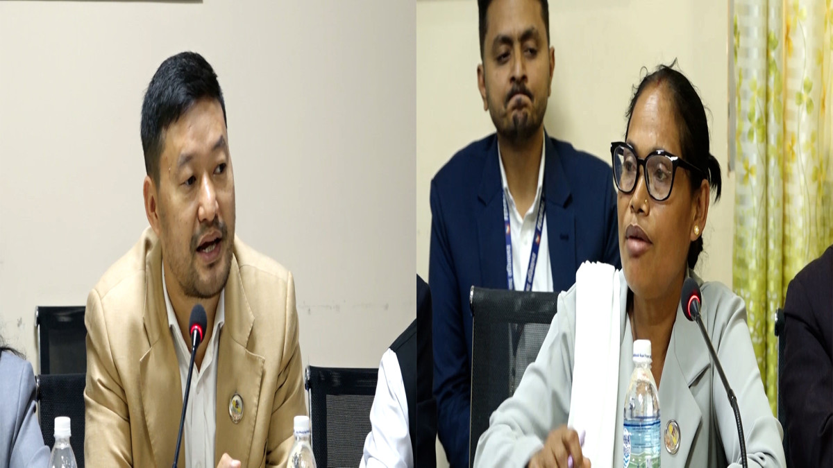 प्रतिपक्ष दलहरुले उद्योग तथा वाणिज्य र श्रम तथा उपभोक्ता हित समिति सभापतिमा राष्ट्रिय स्वतन्त्र पार्टीका सांसद रहवर अन्सारी निर्वाचित गरिएकोमा आपत्ति जनाएका छन् । शुक्रवार भएको समिति सभापतिको निर्वाचनमा नेपाली काँग्रेसका सांसद प्रकाशसिंह कार्की, एमाले सांसद क्षितिज थेवे, नेपाली कम्युनिष्ट पार्टी (नेकपा)की सांसद निराशा चौधरी (डगौरा)लगायतका प्रतिपक्ष दलका सांसदहरुले निर्वाचन प्रक्रिया शुरु भईसकेपछि नामावलीमा समावेश गरेर गैरकानूनी ढंगले सभापतिको उम्मेदवार बनाइएको भन्दै अन्सारीलाई सभापतिको उम्मेदवार बनाएकोमा आपत्ति जनाएका हुन् । एमालेका सांसद थेवेले निर्वाचन प्रक्रिया शुरु भइसकेपछि अन्सारीको नाम समितिमा ल्याएर विधि र विधान विपरित उम्मेदवार बनाउने काम गरिएको भन्दै मान्य नहुने चेतावनी समेत दिनुभयो । उहाँले भन्नुभयो,‘सम्माननीय सभामुखज्युले ४ गते सभापतिको निर्वाचनको मिति तोकेपछि हिजो ४ बजेसम्म त्यसको उम्मेदवारी दर्ता थियो । तर निर्वाचन प्रक्रिया शुरु भइसकेपछाडि नामावली हेरफेर गर्ने यो कस्तो विधिसम्मत प्रक्रिया हो यो ? निर्वाचन प्रक्रिया शुरु भइसकेपछि कुन विधिले नामावली हेरफेर गर्ने कुन विधिले दिन्छ ? यसरी कसरी अघि बढ्न खोजिएको हो ? व्यक्तिको कुरामा, सभापति बनाउने कुरामा हाम्रा दावा छैन । र हाम्रो त्यसमा व्यक्तिको बारेमा प्रश्न उठाएनौँ । राष्ट्रिय स्वतन्त्र पार्टीले रहवर अन्सारीलाई निर्णय गरेर पठाउनु भयो । व्यक्तिमा हामीलाई कुनै समस्या छैन । तर हिजो निर्वाचन प्रक्रिया भईन्जेलसम्म रहवर अन्सारी नाम नै समितिमा थिएन । तर उम्मेदवारी दिएपछि नामावली चेन्जफेन्ज गरियो । यो कुन विधि, प्रक्रियामा ल्याइयो ? बलजफ्ती अगाडि बढ्ने कि विधिसम्मत अगाडि बढने ? यसलाई थप विधि प्रक्रिया गराएर, आजबाट विधि प्रक्रिया अघि बढाएर भोली पनि सभापति चुन्न सकिन्छ । भोली पनि हामी उहाँलाई नैसभापति बनाउन सक्छौँ । किनभने हामीले व्यक्तिमा कुनै कुरा उठाएका छैनौँ । तर विधि, प्रक्रिया र नियमको कुरा हो नि त । निर्वाचन प्रक्रिया सुरु हुनुभन्दा अगाडि नै नामावली हेरफेर गरेर अगाडि बढाएको थियो । वा हाउसमा हामीले अनुमोदन गरिसकेको नामावलीलाई सूचना टाँस गरेर यो विधि प्रक्रिया अघि बढाइएको थियो वा यो समितिको बैठकले नामावली पास गरेको भए हामीले यो विधि र प्रक्रियालाई मान्य थियौं । यो कस्तो विधि र प्रक्रिया हो ? जसलाई मानेर अघि बढ्ने ? भन्ने प्रश्न गर्न चाहन्छु ।’ नेपाली कम्युनिष्ट पार्टी (नेकपा)की सांसद निराशा चौधरी (डगौरा)ले पनि निर्वाचन प्रक्रिया शुरु हुन अघि समितिको मतदाता नामावलीमा समावेश नभएका अन्सारीलाई सभापतिको उम्मेदवार मान्न नसकिने अडान राख्नुभयो । उहाँले समितिको सदस्यनै नभएको व्यक्ति सभापतिको उम्मेदवार बनाउने कुरा विधिसम्मन नभएको तर्क समेत गर्नुभयो । सांसद चौधरीले भन्नुभयो, ‘हामीले जसरी गरिराखेका छौ, त्यो यो मतदाता नामावली विपरित यसमा हाम्रो उम्मेदवारी रहेको छ । यसमा हाम्रो सहमती छैन । नियम विपरित भएको कारणले मान्य छैन । विधिको कुरा गर्छौ, तर यो उम्मेदवारी विधि विपरित छ ।’ प्रतिपक्ष दलहरुले सत्तारुढ राष्ट्रिय प्रजातन्त्र पार्टी (रास्वपा) को तर्फबाट सभापतिको उम्मेदवार बन्नुभएका अन्सारी सो समितिको निर्वाचन प्रक्रिया शुरु हुनअघि सदस्य नरहेकाले उहाँको उम्मेदवारी विधिसम्मत नभएको तर्क गरेका हुन् । संसदीय अभ्यासमा समितिको नाम हेरफेर गर्न प्रतिनिधि सभाको बैठकको अनुमति लिने परम्परा छ । प्रतिनिधि सभाको चालु अधिवेशन अन्त्य हुने दिन सांसदहरुको समिति तोक्दा राष्ट्रिय स्वतन्त्र पार्टीका सांसद रहबर अन्सारी शिक्षा तथा स्वास्थ्य समितिमा पर्नु भएको थियो । राष्ट्रिय स्वतन्त्र पार्टीले आन्तरिक व्यवस्थापन मिलाउँदा अर्कै समितिमा सदस्य भएका अन्सारीलाई उद्योग समितिमा सभापति बनाउन ल्याएको थियो । तत्काल सभाको बैठक नबसेको तर जसरि पनि नाम हेरफेर गर्नुपर्ने भएकोले सभामुख डोलप्रसाद अर्यालले नियमावली को विशेषाधिकार प्रयोग गर्नुभएको थियो । यसरि नाम हेरफेर गर्दा विधि मिचिएको भन्दै विपक्षी सांसदहरुले प्रश्न उठाए पनि बैठकको समिति सभापतिमा सांसद रहबर अन्सारीलाई चुनेको छ ।