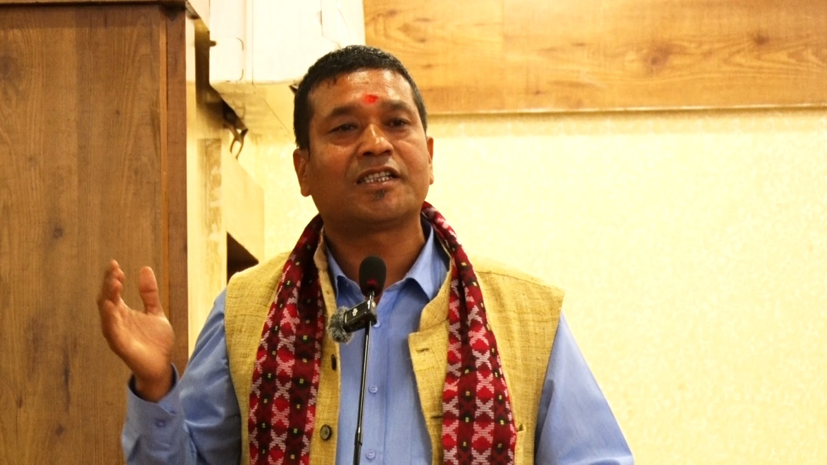 वागमती प्रदेशका संस्कृति तथा पर्यटनमन्त्री सुरेश श्रेष्ठले नयाँ मठमन्दिर निर्माणमा भन्दा विद्यमान सम्पदा र संस्कृतिको संरक्षणमा लगानी बढाउनुपर्नेमा जोड दिनुभएको छ । शनिवार काठमाडौंमा आयोजित ‘सम्पदा संरक्षण र पर्यटन प्रवद्र्धनः समृद्धिको आधार’विषयक अन्तरक्रिया कार्यक्रममा बोल्दै मन्त्री श्रेष्ठले यस्तो बताउनुभएको हो । चालु आर्थिक वर्ष २०८२/८३ को बजेटमा मठमन्दिर निर्माणमा प्राथमिकता दिएको भएपनि मौलिक सम्पदाको संरक्षणमा लगानी न्यून रहेको उहाँको भनाइ छ । उहाँले भएका सम्पदाको संरक्षणलाई प्राथमिकता दिन सके मात्रै सांस्कृतिक धरोहर जोगाउन सकिने बताउनु भयो । उहाँले संस्कृति र सम्पदा संरक्षणप्रति नवयुवा पुस्तामा चासो नहुनु चिन्ताको विषय भएको बताउनु भयो । उहाँले सांस्कृति पर्व एवं सम्पदाको महत्वबारे आउने पुस्तालाई बुझाउन आवश्यक रहेको पनि बताउनु भयो । उहाँले भन्नुभयो, ‘अहिले आर्थिक वर्ष २०८२/८३ को बजेट हेर्दा हामीले धेरै मठमन्दिरहरु बनाइरहेका छौँ । तर हामीसँग भएका सम्पदाहरुको संरक्षणमा कम लगानी भएको मलाई चाहीँ महशुस भएको छ । हामीले बनाउनेभन्दा पनि भएको कुरालाई संरक्षण गर्न सक्यौँ भने राम्रो हुन्छ । काठमाडौं उपत्याकाको ठाउँ ठाउँमा हामीसँग सम्पदा छन् । सम्पदा छन् तर हामीलाई ती सम्पदाको महत्व बुझिसकेका छैनौँ । अर्को कुरा यी सम्पदाहरुको संरक्षण गर्न सक्छौँ कि सक्दैनौँ भनेर मलाई चाँही एकदमै चिन्ता लागेको छ । हाम्रो पुस्ताले संस्कृति र सम्पदाको संरक्षण गर्न लागि परेका छौँ । तर हामी पछाडिको पुस्ताले त्यसमा ध्यान दिने हो कि नदिने हो । यो एकदमै चिन्ताको विषय बनिरहेको छ । अहिले काठमाडौं उपत्यकामा हुने विभिन्न जात्राहरुमा समेत नयाँ पुस्ताको उपस्थिति एकदमै कम देखिन्छ । रथ जात्राहरु हुन्छन् । हामलिे रथ तान्ने कुरामा युवापुस्तालाई प्रेरित गर्न सकेनौँ भने हाम्रो सम्पदा र संस्कृति जोगिन्छ त ?’ उहाँले काठमाडौं उपत्यकामा सञ्चालन हुने विभिन्न जात्रा तथा रथयात्रामा युवापुस्ताको सहभागिता घट्दै गएको उल्लेख गर्दै यसले सम्पदा संरक्षणमा चुनौती बढ्दै गएको समेत बताउनु भयो ।