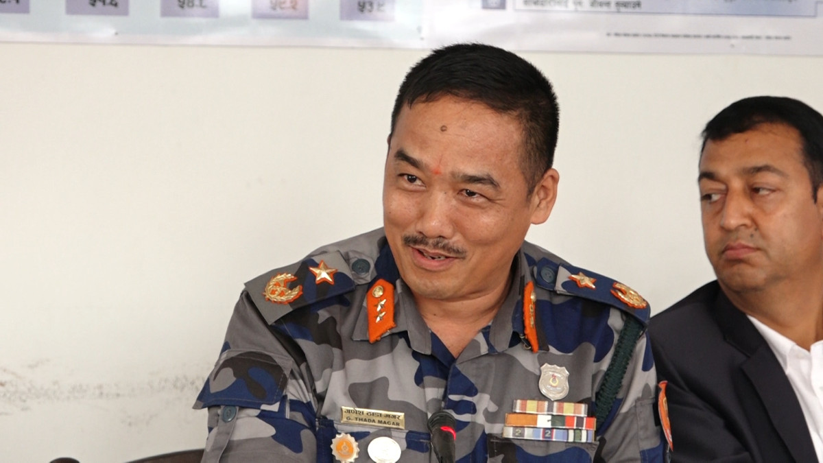 सशस्त्र प्रहरी बलले विपद् व्यवस्थापन र उद्धार कार्यलाई सुदृढ बनाउन देशभर स्थायी र अस्थायी संरचना बनाउने भएको छ । बिहीवार बसेको संघीयता सबलीकरण तथा राष्ट्रिय सरोकार समितिको बैठकमा सशस्त्र प्रहरी बलका अतिरिक्त महानिरीक्षक (एआईजी) गणेश ठाडा मगरले ९ वटा विपद् व्यवस्थापन सम्बन्धी स्याथी बेस र ६० वटा अस्थायी बेस सञ्चालन ल्याउन लागेको जानकारी दिनुभयो । उहाँकाअनुसार हालै सुनसरीको चतरा, सप्तरीको भारदह, काभ्रेको भकुण्डे, डोटीको बोर्डर, गोरखाको आरुटार र जुम्लाको सीमामा ६ वटा बेस स्थापना गरिएको छ । उहाँकाअनुसार सशस्त्र प्रहरीले हाल चार वटा स्थायी अपरेशनल युनिट स्थापना गरेको छ । कुरिनटारस्थित तालिम केन्द्र, मनाङको उच्च पर्वतीय उद्धार तालिम शिक्षालय, सप्तरीको विशेष कार्य शिक्षालय र विपद् उद्धार गणले विपद् व्यवस्थापनसम्बन्धी कार्य गर्ने गरेका छन् । उहाँले प्रहरी हेडक्वाटरदेखि विओपीसम्म नै विपद् व्यवस्थापनसम्बन्धी तालिम प्राप्त दक्ष जनशक्ति परिचालन गरेको पनि जानकारी दिनुभयो । उहाँकाअनुसार विभिन्न प्रकारका विपद् सम्बन्धी तालिममार्फत ४ हजार ५१३ जनशक्ति उत्पादन गरिएको छ । ती जनशक्तिलाई आवश्यकताअनुसार परिचालन गरिएको उहाँले जानकारी दिनुभयो । हेडक्वार्टरदेखि सीमा सुरक्षा पोस्ट (बीओपी) स्तरसम्म ८ हजार १ सय १० जना सशस्त्र प्रहरी कर्मचारी संलग्न विपद् समर्पित टोली गठन गरिएको उहाँको भनाई छ । उहाँले सशस्त्र प्रहरीले गत वर्षदेखि ‘विपद् स्वयंसेवक तालिम’ कार्यक्रम सञ्चालन गर्दै स्थानीय तहमा जनशक्ति उत्पादन गरिरहेको पनि जानकारी दिनुभयो । सो कार्यक्रमअन्तर्गत गतवर्ष ९९० जनाले तालिम लिएको र यस वर्ष हालसम्म २ सय २९ जनाले तालिम पूरा गरेको बताउनु भयो । हाल १ सय ३५ जना तालिमरत रहेका छन् । प्रत्येक वडामा २५ जनाको दरले विपद् सूचक (स्वयंसेवक) विकास गर्ने लक्ष्यका साथ कार्यक्रम अघि बढाइएको पनि उहाँले जानकारी दिनुभयो । उहाँले दक्ष जनशक्ति परिचालन गरेपनि आवश्यक उद्धार सामग्रीको अभाव रहेको बताउनु भयो । देशभर रहेका ५४७ युनिटमध्ये धेरैमा आधारभुत सामग्री अझै अपुग रहेको उहाँको भनाई छ । विपद् व्यवस्थापन प्राधिकरण, मन्त्रालय तथा प्रदेश र स्थानीय तहसँग समन्वय गरेर सामग्री संकलनको प्रयास भइरहेको उहाँले जानकारी दिनुभयो । उहाँले भन्नुभयो, ‘सशस्त्र प्रहरी वलको तालिम केन्द्र कुरिनटार, उच्चपर्वतीय उद्धार तालिम शिक्षालय मनाङ, विशेष कार्य शिक्षालय सप्तरी र विपद् उद्धार गण गरेर चार वटा स्थायी उपरेशनल युनिट स्थापना भएको छ । विभिन्न खालका विपदजन्य तालिम गोताखोरसहितका ४ हजार ५१३ जनाले लिएका छन्, उनीहरुलाई विभिन्न युनिटहरुमा परिचालन गरिएको छ । हेडक्वाटरदेखि विओपीसम्म अहिले हामीले विपद् डेडिकेटट टिम गठन गरेका छौँ । त्यसमा ८ हजार ११० जना सशस्त्र प्रहरी कर्मचारी परिचालित भएर काम गरिरहेका छन् । ९ वटा विपद् व्यवस्थापन वेश स्थापना गरेर काम गर्दैछौँ, हालै ६ वटा वेश सुनसरीको चतरा, सप्तरीको भारदह, काभ्रेको भकुण्डे, डोटीको बोर्डर, गोरखाको आरुटार र जुम्लामा गरि थप ६ वटा स्थानमा विपद् व्यवस्थापन वेश स्थापना गरेर काम गर्दैछौँ । विशेष गरेर मौषमजन्य विपदको लागी विपद् अस्थायी वेश ६० वटा स्थापना गरेर काम गर्ने चरणमा छौँ । गतसालबाट सशस्त्र प्रहरी वलले नयाँ अवधारण ल्याएर विपद् स्वयंसेवक तालिम भनेर विभिन्न वडामा जनशक्ति उत्पादन गर्नेगरि तालिम संचालन गरेका छौँ । गतसाल ९९० जनाले तालिम प्राप्त गरेका थिए । अहिले २२९ जनाले तालिम प्राप्त गरेका छन् र १३५ जना अरु थप तालिमरत हुनुहुन्छ । यस्तै गतसालबाट हरेक वडामा हामीले २५ जनाको दरले विपद् सूचक विकास गराउनेगरि काम गरिरहेका छौँ । काम गर्दैजादाँ कतिपय ठाउँहरुमा विपद् सामाग्री अभावले भनेजस्तो काम गर्न सकेका छैनौ । तथापी हामीले विभिन्न समयमा विभिन्न निकायसंग समन्वय गरेर उद्धारको लागी आवश्यक सामग्रीहरु संकलन गरिरहेका छौँ । हाम्रो ५ सय ४७ वटा युनिटहरु छन्, तत युनिटहरुमा आधारभुत सामाग्रीहरु अझै पनि पु¥याउन सकेका छैनौ । विपद् प्राधिकरण र मन्त्रालयसंग आवश्यक सामाग्रीको माग गरेका छौँ । प्रदेश तथा स्थानिग तहसंग समन्वय गरेर समेत सामाग्री जुटाउने काम भईरहेको छ ।’ संघीयता सबलीकरण तथा राष्ट्रिय सरोकार समितिको बैठकमा वर्षायामको शुरूवातसँगै आगलागी, बाढी, पहिरो, महामारी लगायत विपद्जन्य जोखिमहरूको न्युनिकरण, विपद प्रतिकार्य र विपद् पुनर्लाभको तयारीका बारेमा छलफल भएको थियो ।