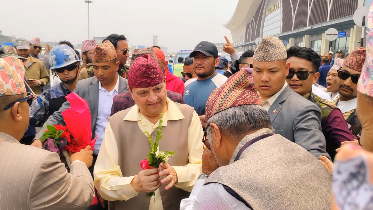 पूर्वराजा ज्ञानेन्द्र शाह पोखरा भ्रमणमा आइपुग्नुभएको छ । पूर्वराजा शाह आफ्नो व्यक्तिगत भ्रमणको सिलसिलामा शुक्रबार पोखरा आइपुग्नुभएको हो । उहाँलाई स्वागत गर्न पोखरा अन्तर्राष्ट्रिय विमानस्थलको बाहिर समर्थकहरूको उल्लेख्य उपस्थिति रहेको थियो । स्वागतका लागि उपस्थित भएका समर्थकहरूले राष्ट्रिय झण्डा प्रदर्शन गर्दै पूर्वराजाको पक्षमा जयजयकार समेत गरेका थिए । उहाँलाई पञ्चेबाजा र पुष्पगुच्छाले स्थानीयले भव्य स्वागत गरेका छन् । पूर्वराजा शाह पोखरा भ्रमणका क्रममा केही दिन यहाँका विभिन्न धार्मिक स्थलहरूको भ्रमण गर्ने र स्थानीय नागरिक समाजका प्रतिनिधिहरूसँग भेटघाट गर्ने कार्यक्रम रहेको बताइएको छ । उहाँको यस भ्रमणलाई विशुद्ध व्यक्तिगत भनिए पनि स्थानीय स्तरमा यसले निकै चर्चा पाएको छ । पोखराको पर्यटन र पछिल्लो राजनीतिक वातावरणका बिच पूर्वराजाको आगमनलाई अर्थपूर्ण रूपमा हेरिएको छ ।