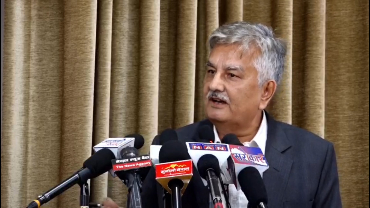 नेकपा एमालेका नेता सुरेन्द्र पाण्डेले नेपालको बदलिँदो सामाजिक संरचना र अन्तर्राष्ट्रिय परिवेशलाई बुझेर मात्रै अबको राजनीति सफल हुने बताउनुभएको छ । मदन भण्डारी फाउन्डेसनद्वारा आयोजित ‘मदन भण्डारी, सामाजिक एकता र राष्ट्र निर्माण’ विषयक विचार गोष्ठीमा बोल्दै पाण्डेले पुरानो शैलीको राजनीतिले आजको आवश्यकता पूरा गर्न नसक्ने तर्क गर्नुभएको हो । नेपालका राजनीतिक दलहरूले आफ्नो वर्ग आधार पुनरावलोकन गर्नुपर्नेमा जोड दिनुभाये । उहाँले केवल १७ प्रतिशतको मात्र कुरा गरेर र ८३ प्रतिशत डोमिनेन्ट मध्यम वर्गलाई उपेक्षा गरेर अब कुनै पनि पार्टीले बहुमत ल्याउन नसक्ने ठोकुवा गर्नुभयो । जनताको बहुदलीय जनवाद (जबज) को सान्दर्भिकता चर्चा गर्दै पाण्डेले मदन भण्डारीले जहिले पनि शास्त्रभन्दा जीवन्त यथार्थलाई महत्त्व दिएको स्मरण गर्नुभयो । पार्टीहरूले हिजोको भूमिगतकालीन मानसिकता र नियन्त्रणमुखी शैली नत्यागे नयाँ पुस्ता राजनीतिमा नआउने उहाँको चेतावनी छ । पाण्डेले भन्नुभयो, ‘२००६ सालमा पार्टी स्थापना हुँदा ९० प्रतिशतभन्दा बढी मानिस गरिब थिए, तर आज परिस्थिति फेरिएको छ । अहिले १७.४ प्रतिशत मात्र गरिबीको रेखामुनि छन् भने ८३ प्रतिशत जनसंख्या मध्यम वर्गमा उक्लिएको छ । हामी केवल किताब र यान्त्रिक कुराबाट समाधान खोज्ने कि वास्तविक जीवनबाट ? जीवन मुख्य कुरा हो, किताव होइन । मदन भण्डारीले विश्वभर कम्युनिस्ट आन्दोलन रक्षात्मक अवस्थामा पुगेका बेला जीवन्त तथ्यहरूबाट निष्कर्ष निकालेर नेपाली क्रान्तिलाई नयाँ उचाई दिनुभएको थियो ।’ नेता पाण्डेले अबको राष्ट्रियता ‘आर्थिक राष्ट्रियता’ हुनुपर्ने बताउनु भयो ।
