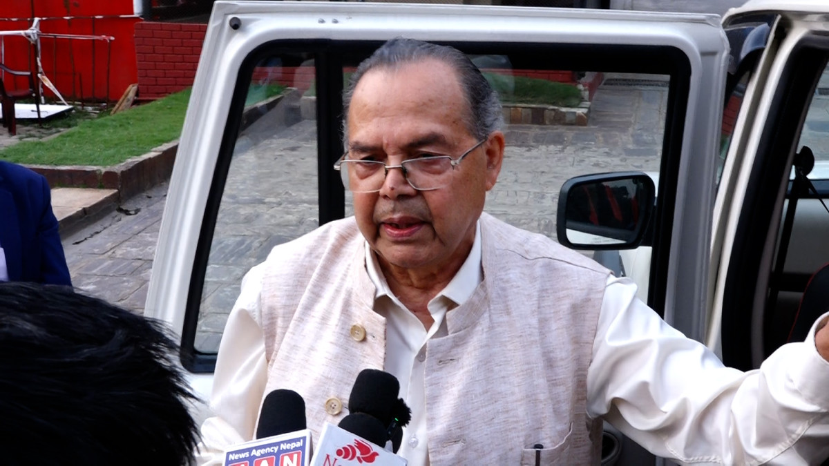 नेपाली कम्युनिष्ट पार्टीका वरिष्ठ नेता एवं पूर्वप्रधानमन्त्री झलनाथ खनालले देशमा क्रान्तिकारी भूमिसुधार बिना सुकुम्बासी समस्याको दीर्घकालीन समाधान असम्भव रहेको बताउनुभएको छ । सुकुम्बासीको परिभाषा दिँदै आफ्नो स्वामित्वमा एक चपरी जमिन पनि नभएको र बस्ने ठाउँ कतै नभएका व्यक्ति नै वास्तविक सुकुम्बासी भएको बताउनुभएको हो । नेता खनालले राष्ट्रिय स्वतन्त्र पार्टी (रास्वपा) र प्रधानमन्त्री बालेन्द्र साहको कार्यशैलीप्रति आलोचना गर्नुभयो । उहाँले अहिले भइरहेको कार्यलाई ‘दमन चक्र’ को संज्ञा दिँदै बन्दुक र डोजरका भरमा समस्या समाधान नहुने दाबी गर्नुभयो । उहाँले सुकुम्बासी समस्या तराईका झापादेखि कञ्चनपुरसम्मका १५ जिल्ला र भित्री मधेसका सुर्खेत, दाङ, नवलपरासी, चितवन, मकवानपुर र उदयपुरमा सबैभन्दा भयावह रहेको उल्लेख गर्नुभयो । विशेषगरी दलित समुदायमा ६० प्रतिशत जनता अझै पनि पूर्ण रूपमा भूमिहीन रहेको तथ्य उहाँले बताउनु भयो । काठमाडौं उपत्यकाभित्र सुकुम्बासीसँगै ‘हुकुम्बासी’ (शक्ति र पहुँचका भरमा जमिन ओगट्नेहरू) पनि रहेको स्वीकार्दै उहाँले हुकुम्बासीका नाममा वास्तविक सुकुम्बासीलाई आतंकित पार्न नहुने बताउनु भयो । नेपाल कृषिप्रधान देश भएपनि ग्रामीण क्षेत्रमा भूमिहीन र गरिब किसानको संख्या ठूलो रहेको उहाँको टिप्पणी छ । उहाँले भन्नुभयो, ‘४० लाख भन्दा बढी जनता अहिले भूमिहीन अवस्थामा छन् । उनीहरूका परिवारको स्वामित्वमा एक चपरी पनि जमिन छैन । यदि साँच्चै यो समस्या हल गर्ने हो भने स्वामित्व परिवर्तन गर्ने गरी क्रान्तिकारी भूमिसुधार गर्नैपर्छ । यो त दमन चक्र बाहेक केही पनि होइन । १० वटा परिवारलाई व्यवस्थापन गरेर पुग्दैन, ४० लाख परिवारको समस्या हल गर्नुपर्नेछ । एकाध हुकुम्बासीलाई देखाएर डोजर चलाउने, बुट र बन्दुक देखाएर जनतालाई आतंकित पारेर समाधान हुने समस्या यो होइन ।’ पार्टीले यस विषयमा ठोस प्रश्ताव पारित गरेको र अब संसदीय दलमार्फत सरकारसँग छलफल गरिने पनि उनले जानकारी दिनुभयो । सडकबाट मात्रै सबै कुरा नहुने भन्दै संसदबाट हुने केही कुराहरु रहेको उहाँको भनाइ छ ।