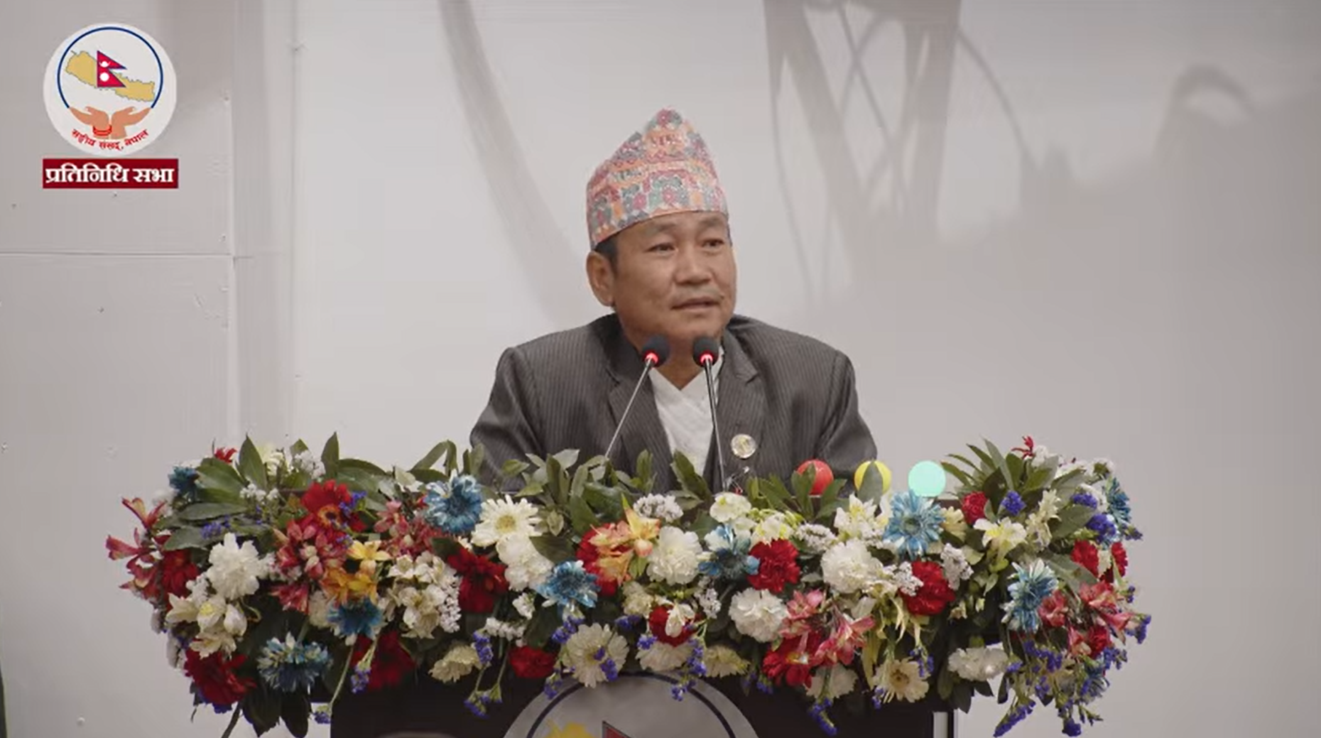 श्रम संस्कृति पार्टीका अध्यक्ष एवं सांसद हर्कराज राईले दार्चुलाको विकट अवस्थाबारे सरकारको ध्यानाकर्षण गराउनुभएको छ । उपसभामुखको निर्वाचन प्रक्रियामा सहभागी हुँदै अध्यक्ष राईले आफ्नो हालैको दार्चुला भ्रमणको स्मरण गर्दै अध्यक्ष राईले दार्चुलाको विकट अवस्थाबारे सरकारको गम्भीर ध्यानाकर्षण गराउनुभएको हो । आफूले त्यहाँको अवस्था देखेर रोएर आएको बताउनु भयो । ब्यास गाउँपालिकाको दुम्लिङसम्म पुग्दा बाटो नभएर मान्छे महाकालीमा तुइनबाट खसेर मर्ने अवस्था रहेको उहाँको भनाइ छ । तुइनमा नझरेको कुनै घर परिवार नै नरहेको उहाँले बताउनु भयो । उहाँले भौतिक पूर्वाधार तथा शहरी विकासमन्त्री र गृहमन्त्रीलाई दार्चुलाको ब्यास क्षेत्रमा स्थलगत भ्रमण गर्न र त्यहाँका जनताको पीडा बुझ्न रोस्ट्रमबाटै आग्रह गर्नुभयो । सम्बोधनका क्रममा राईले संसदभित्र प्रयोग हुने शब्द र व्यवहारमा सुधार गर्नुपर्नेमा जोड दिनुभयो । केही सांसदहरूले उपसभामुख उम्मेदवार रुवीकुमारी ठाकुरलाई ‘बहिनी’ भनेर सम्बोधन गरेकोमा आपत्ति जनाउनु भयो । त्यस्तै, ज्येष्ठ नागरिकका विषयमा अपमानजनक शब्द प्रयोग नगर्न आग्रह गर्दै उहाँले प्रकृतिको नियमअनुसार सबै बुढो हुने भएकाले उमेरलाई लिएर उपहास नगर्न सचेत गराउनु भयो । पर्यटन तथा नागरिक उड्डयन मन्त्रालयको ध्यानाकर्षण गराउँदै राईले विना कारण उडान (फ्लाइट) ढिलो गर्ने विमान कम्पनीहरूलाई जरिवाना गर्नुपर्ने माग राख्नुभयो । संसदमा समर्थन जनाउँदा टेबल र कुर्सी ठोक्ने परम्परालाई ‘अमर्यादित’ भन्दै उहाँले त्यसको साटो दुई हातले ताली बजाउने संस्कृति शुरु गर्न प्रश्ताव गर्नुभयो