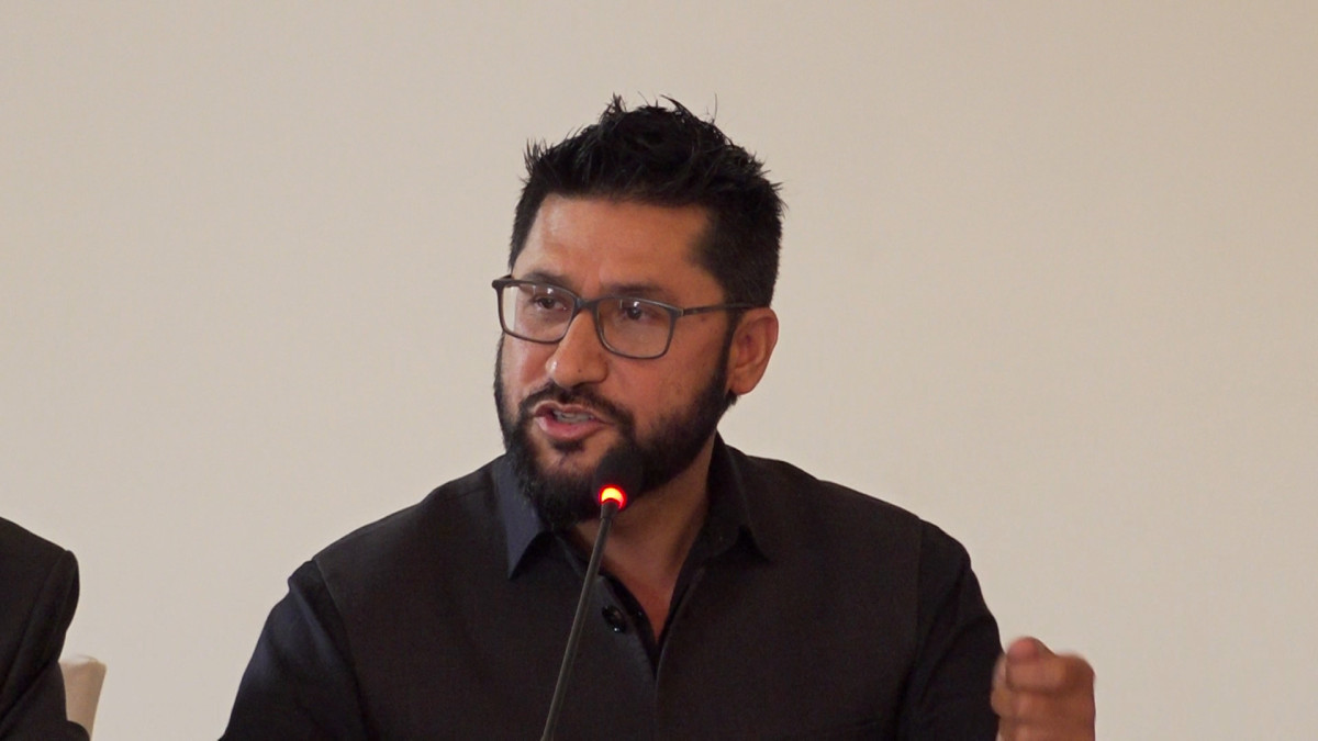 राष्ट्रिय स्वतन्त्र पार्टीका सभापति रवि लामिछानेले सीमा क्षेत्रमा तस्करी व्यापक बनेको भन्दै त्यसलाई नियन्त्रण गर्न सरकारले कडाइ गरेको बताउनुभएको छ । अहिले सीमा क्षेत्रमा तस्करी रोक्दा केही असन्तुष्टी देखिएपनि तस्करी नियन्त्रण गर्नैपर्ने अवस्थामा सरकारले कडाइ गर्नुपरेको बताउनुभएको हो । आईतवार निजी क्षेत्रसँगको संवादमा उहाँले सीमा क्षेत्रमा बसोवास गर्ने नागरिकहरूको जीवनशैली नै वारिपारि आवतजावत गरेर सस्तो बजारबाट किनमेल गरी जीवन चलाउने रहेको भएपनि खुलमखुल्ला भइरहेको तस्करीलाई राज्यले टुलुटुलु हेरेर बस्न नसक्ने बताउनु भयो । यद्यपी उपभोक्ताका दृष्टिकोणबाट सीमा क्षेत्र संवेदनशील रहेकाले अहिलेको कडाइलाई पुर्नर्विचार गर्ने तयारी भइरहेको उहाँले बताउनु भयो । सभापति लामिछानेले भन्नुभयो–‘देश नै तस्करमय भएको छ भन्ने पनि प्रश्न आएको छ । त्यसलाई नियन्त्रण गर्दाखेरि अहिले अलिकति बोर्डर साइडमा केही असन्तुष्टीका स्वरहरु सुनिएको छ । एकातिर उपभोक्तका हिसाबले बोर्डर एरिया अलिकति ध्यान दिनुपर्ने ठाउँ के छ भने, बोर्डर एरियामा मान्छेको जीवनशैलीका रूपमा हामी वारिपारि गएर आफ्नो जीवन चलाउँछौँ, तुलनात्मक रूपमा त्यो सस्तो बजार छ । तर सँगसँगै वारि व्यवसायीहरू हुनुहुन्छ, उहाँहरूको व्यवसाय पनि फस्टाउन जरुरी छ, तुलनात्मक रूपमा त्यो उपभोक्ताका लागि महँगो पर्न जाने अवस्था हुन्छ । यो दुई वटै कुरालाई मध्यनजर गरेरै सरकारले नीतिहरु बनाउनुपर्ने हुन्छ । जनजीवन पनि प्रभावित नहोस् र हाम्रो प्राथमिकता हाम्रा उद्यमी,व्यापारी, व्यवसायीहरूको उन्नति हो, सँगसँगै हाम्रा उपभोक्ता, आम सर्वसाधारणको जनजीवनको सहजता पनि हो । यो दुइटाको बीचमा तालमेल हुनको लागि केही समय लाग्न सक्छ, यसलाई यहाँहरूले अन्यथा रूपमा नलिनुहोला ।’ सभापति लामिछानेलेसीमावर्ती क्षेत्रमा रहेका स्वदेशी व्यवसाय फस्टाउनुपर्ने आवश्यकता रहेको औल्याउँदै सस्तो विदेशी बजारका कारण उनीहरू प्रभावित हुने अवस्था रहेको बताउनु भयो ।
