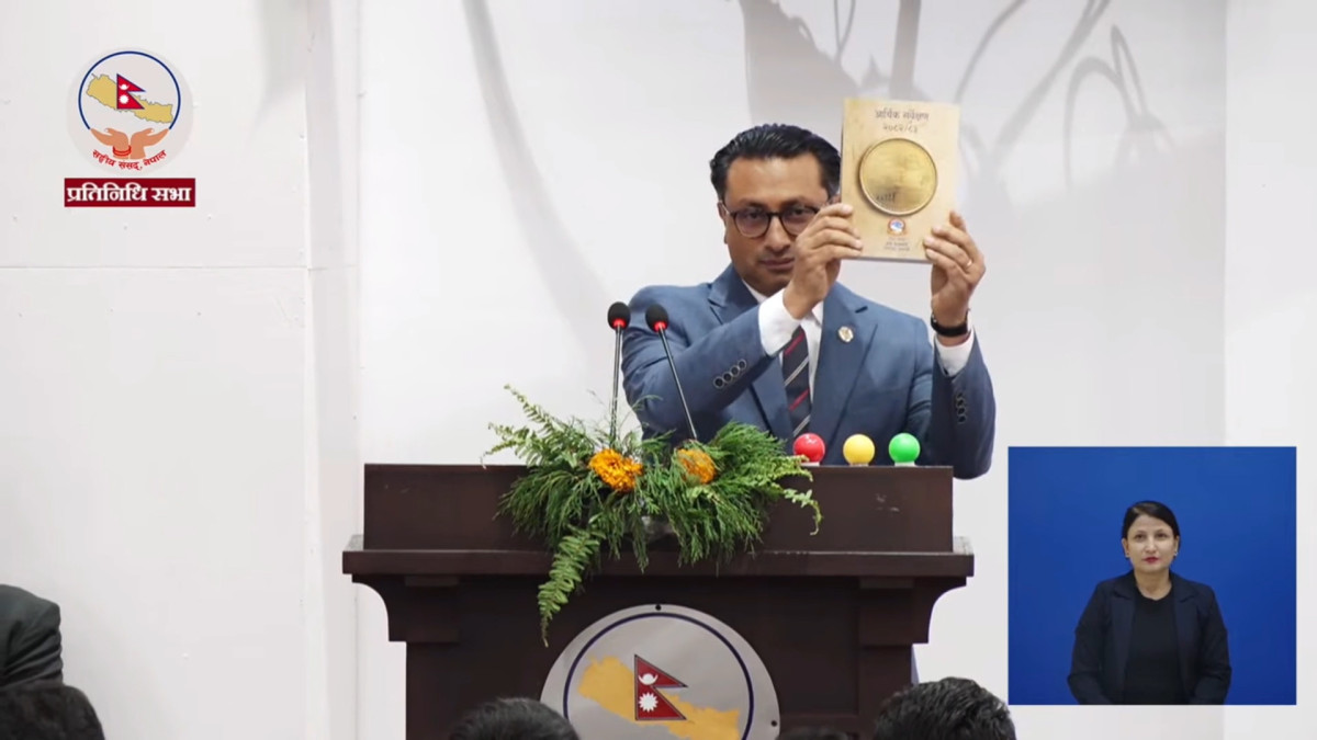 काठमाडौँ। अर्थमन्त्री स्वर्णिम वाग्लेले संघीय संसद्मा चालू आर्थिक वर्ष २०८२/८३ को आर्थिक सर्वेक्षण प्रश्तुत गरेका छन् । आर्थिक सर्वेक्षण प्रश्तुत गर्दै अर्थमन्त्री वाग्लेले विश्व अर्थतन्त्रमा देखिएको अनिश्चितता र क्षेत्रीय द्वन्द्वका बाबजुद नेपालको समष्टिगत आर्थिक सूचकहरूमा सुधार देखिएको र सामाजिक क्षेत्रमा सन्तोषजनक प्रगति भएको बताए । उनले प्रश्तुत गर्नुभएको आर्थिक सर्वेक्षणअनुसार चालु आर्थिक वर्षमा नेपालको अर्थतन्त्र ३.८५ प्रतिशतले विस्तार हुने अनुमान गरिएको छ । विश्व अर्थतन्त्र ३.१ प्रतिशतमा खुम्चने प्रक्षेपण भइरहेका बेला नेपालको यो वृद्धि दरलाई सकारात्मक मानिएको छ । मुलुकको अर्थतन्त्रको कुल आकार ६६ खर्ब पुग्ने र नेपालीको प्रतिव्यक्ति कुल राष्ट्रिय आय १,५३५ अमेरिकी डलर पुग्ने प्रक्षेपण गरिएको छ । प्रदेशगत रूपमा वागमती र गण्डकी प्रदेशको वृद्धिदर राष्ट्रिय औसतभन्दा माथि रहे पनि अन्य प्रदेशको वृद्धिदर भने औसतभन्दा न्युन रहने देखिएको छ । अर्थमन्त्रीले संसद्मा पेश गरेको सर्वेक्षणअनुसार कुल गार्हस्थ्य उत्पादनमा कृषि क्षेत्रको योगदान २४ प्रतिशत र गैर–कृषि क्षेत्रको ७६ प्रतिशत रहने अनुमान छ । आर्थिक गतिविधिमा वागमती प्रदेशको दबदबा कायम छ, जसले कुल गार्हस्थ्य उत्पादनमा ३६.७ प्रतिशत योगदान पु¥याएको छ । यद्यपि, प्रमुख खाद्यान्न बाली धानको उत्पादनमा भने ४.२० प्रतिशतले संकुचन आई ५७ लाख ५ हजार मेट्रिक टनमा सीमित भएको सर्वेक्षणले देखाएको छ । अर्थमन्त्री वाग्लेले सांसद्मा आर्थिक सर्वेक्षण पेश गर्दै चालु आर्थिक वर्षको फागुन सम्ममा संघीय राजश्व ३.२ प्रतिशतले वृद्धि भएको जानकारी दिनुभयो । उहाँका अनुसार सरकारी खर्च १०.४ प्रतिशतले बढे पनि पुँजीगत खर्च (विकास खर्च) मा भने उल्लेख्य सुधार हुन सकेको छैन । सरकारको कुल सार्वजनिक ऋण २८ खर्ब ७८ अर्ब पुगेको छ, जुन कुल गार्हस्थ्य उत्पादनको ४३.६ प्रतिशत हो । यसै वर्ष सरकारले ३ खर्ब सार्वजनिक ऋण परिचालन गरेको छ । वाग्लेले सर्वेक्षण पेश गर्दै देशको बाह्य क्षेत्र निकै बलियो देखिएको बताए । उनका अनुसार विप्रेषण आप्रवाह (रेमिट्यान्स) ३७.७ प्रतिशतले बढेर १४ खर्ब ५० अर्ब पुगेको छ । विदेशी विनिमय सञ्चिति ३४ खर्ब १४ अर्ब पुग्दै ऐतिहासिक उचाइमा पुगेको छ, जसले १८.५ महिनाको वस्तु तथा सेवा आयात धान्न पर्याप्त छ । यद्यपि, व्यापार घाटा ११.२ प्रतिशतले बढेर १० खर्ब ९८ अर्ब पुग्नु अर्थतन्त्रको लागि चुनौती बनेको छ । आर्थिक सर्वेक्षण अनुसार प्रविधिमैत्री भुक्तानीमा उल्लेख्य प्रगति भएको छ । फागुन महिनासम्म क्यूआर कोडमार्फत हुने कारोबार १ खर्ब २५ अर्ब नाघेको छ । यस्तै, सन् २०२५ को सार्वभौम क्रेडिट रेटिङमा नेपालले ’द्यद्य–’ स्टेबल आउटलुक प्राप्त गरेको छ, जसले अन्तर्राष्ट्रिय स्तरमा नेपालको साख सुध्रिएको संकेत गर्छ । मुद्रास्फीति (महँगी) भने नियन्त्रणमै रहेको छ, जुन औसत २.१३ प्रतिशत छ । मानव विकासका सूचकहरूमा नेपालले प्रगति गरेको छ । मानव विकास सूचकांक ०.६२२ र नेपालीको औसत आयु ७१.३ वर्ष पुगेको छ । स्वास्थ्य क्षेत्रमा मातृ मृत्युदर प्रति लाख १५१ र ५ वर्ष मुनिको बाल मृत्युदर प्रति हजार ३३ मा झरेको छ । शिक्षातर्फ आधारभूत तहको खुद भर्ना दर ९७.८ प्रतिशत पुगेको छ भने स्वास्थ्य बीमा र सामाजिक सुरक्षा कोषमा नागरिकको आबद्धता बढ्दो क्रममा रहेको आर्थिक सर्वोक्षणमा उल्लेख गरिएको छ ।