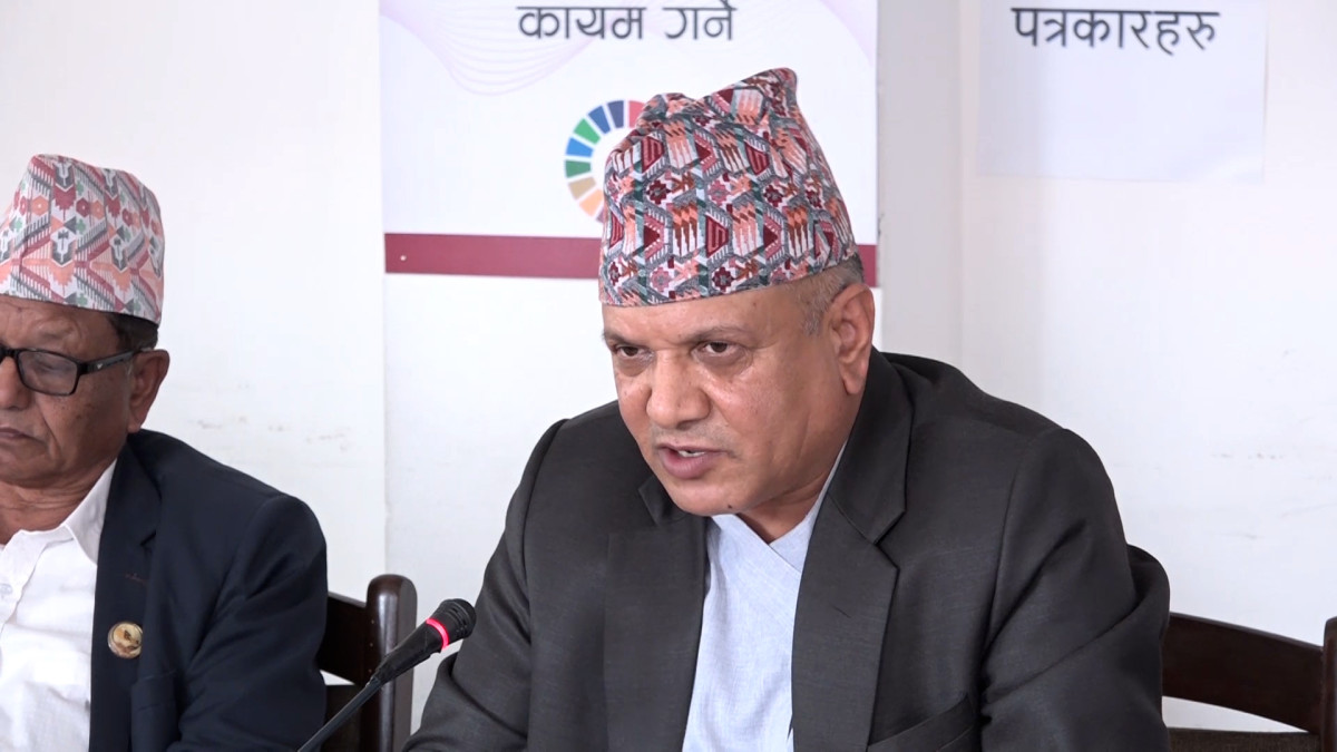 काठमाडौँ।सरकारले मेडिकल शिक्षामा अध्ययनका लागि विदेशी विद्यार्थीको कोटा बढाउने तयारी गरेको छ । संघीय संसद राष्ट्रिय सभा अन्तर्गतको विकास, आर्थिक मामिला तथा सुशासन समितिको बैठकमा बोल्दै शिक्षा सचिव चुडामणि पौडेलले मेडिकल शिक्षा अध्ययनका लागि नेपालमा आउन चाहने विदेशी विद्यार्थीको सबभन्दा बढी आकर्षण भएकाले उनीहरुका लागि कोटा थप गर्ने नीतिगत निर्णय लिने तयारीमा सरकार रहेको स्पष्ट पारेका छन् । उनले नेपालका विश्वविद्यालयमा अध्ययन गर्न आउने विद्यार्थीका लागि स्टुडेन्ट भिसामा सहजीकरण गर्ने विषयमा पनि गृह मन्त्रालयसँग कुरा भइरहेको बताएका छन् । सचिव पौडेलले भने,‘यो विदेशी विद्यार्थीहरु ल्याउने सन्दर्भमा पनि अहिले हामीसँग लगभग १४ सय जति विभिन्न देशका विद्यार्थीहरु नेपालका विभिन्न विश्वविद्यालयहरुमा अहिले पनि पढिरहेका छन् । यसलाई स्टुडेन्ट भिसामा कसरी सहजीकरण गर्न सकिन्छ भनेर गृह मन्त्रालयसँग छलफल पनि हामीले अगाडि बढाएका छौँ । र विशेषगरी विदेशी विद्यार्थीहरुका सबभन्दा बढी आकर्षण मेडिकल शिक्षामा देखिएको हुँदा मेडिकल शिक्षामा विदेशी विद्यार्थीहरुको कोटा बढाउन सकिन्छ भन्ने हिसावले नीतिगत रुपमा निर्णय गर्ने हिसावले सरकार अगाडि बढिरहेको पनि म यहाँहरुलाई निवेदन गर्न चाहन्छु ।’ सचिव पौडेलकाअनुसार करिव १ हजार ४ सय जति विभिन्न मुलुकका विद्यार्थीले नेपालको विश्वविद्यालयहरुमा अध्ययन गरिरहेका छन् । ती मध्ये सबैभन्दा बढी आकर्षण भने मेडिकल शिक्षामा रहेको उनले बताएका छन् ।
