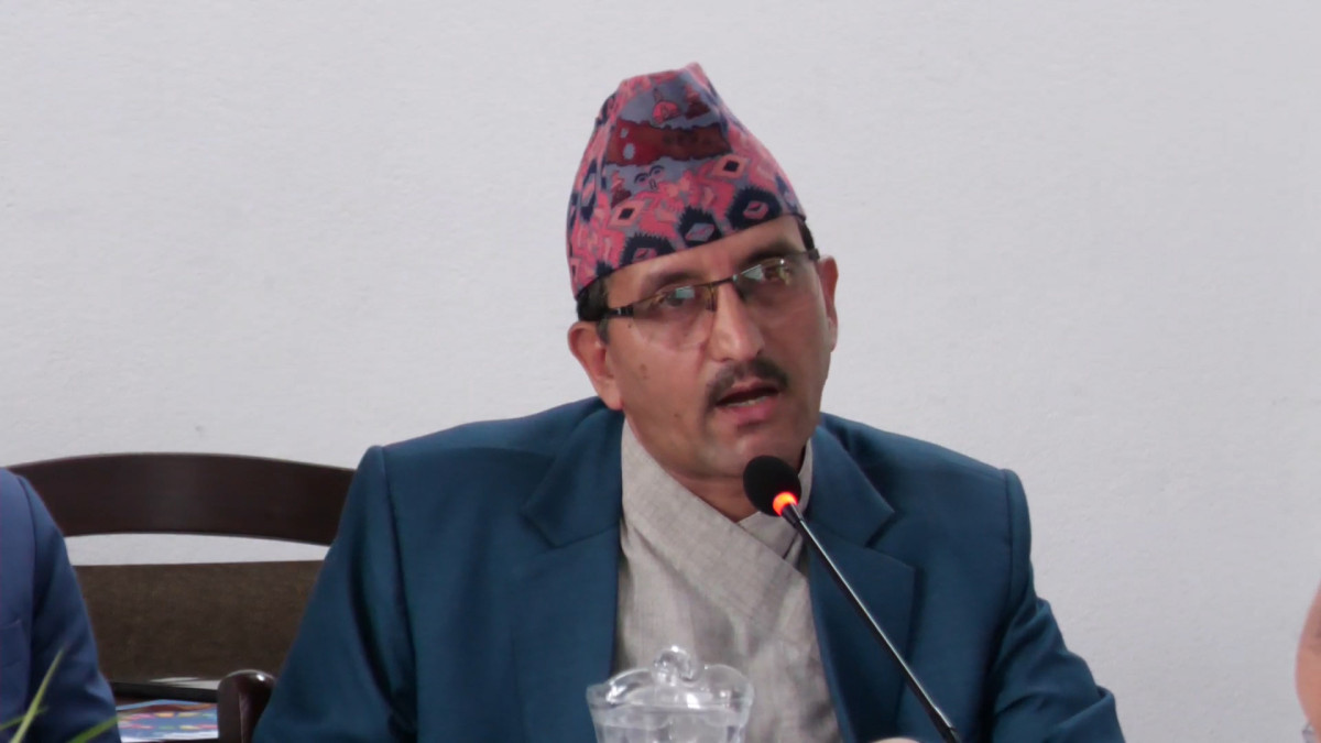 काठमाडौँ। राष्ट्रिय योजना आयोगले राष्ट्रिय गौरवका आयोजनाहरूको संख्या घटाएर अधिकतम १० वटामा सिमित गर्नुपर्ने सुझाव दिएको छ । अर्थ समितिको सोमवारको बैठकमा आयोगका सदस्यसचिव रविलाल पन्थले राष्ट्रिय गौरवका आयोजनामा देखिएका नीतिगत, कानूनी र व्यावहारिक जटिलताहरू औँल्याउँदै आयोजनाहरूको पुनरावलोकन गर्न सुझाव दिएका हुन् । आयोगले गौरवका आयोजनाको संख्या बढीमा १० मा सिमित गरी बाँकीलाई रूपान्तरणकारी वा प्राथमिकता प्राप्त आयोजनामा वर्गीकरण गर्न सिफारिस गरेको छ । साथै, निर्माण सामग्रीको सहज आपूर्तिका लागि छुट्टै कानुन निर्माण गर्नुपर्ने र एक निर्माण व्यवसायीले एउटा प्याकेजभन्दा बढी ठेक्का नपाउने गरी कानूनी व्यवस्था गर्नुपर्ने बताएका छन् । सदस्यसचिव पन्थकाअनुसार राष्ट्रिय गौरवका आयोजनाका लागि छुट्टै र स्पष्ट कानूनी तथा नीतिगत व्यवस्था नहुँदा अन्य सामान्य आयोजना सरहकै प्रक्रियाबाट गुज्रनुपर्ने बाध्यता छ । यसले गर्दा आयोजनाहरूको प्रगति सन्तोषजनक हुन सकेको छैन । प्राथमिकताका आयोजनालाई परिणाममुखी बनाउने कार्यान्वयन कार्यविधिको अभाव, जग्गा प्राप्ति, रुख कटानी र मुआब्जा निर्धारणमा हुने ढिलाइलाई मुख्य समस्याका रूपमा रहेको उनले बताएका छन् । त्यसैगरी, ढुङ्गा, गिट्टी, बालुवा जस्ता निर्माण सामग्रीको अभाव, वातावरणीय प्रभाव मूल्याङ्कनमा प्रक्रियागत ढिलाइ, बजेट व्यवस्थापनमा असन्तुलन र निर्माण व्यवसायीको कमजोर कार्यक्षमताले आयोजनाहरू प्रभावित भएका छन् । तयारी बिना नै गौरवका आयोजना घोषणा गरिएकाले प्रारम्भिक चरणमै लामो समय खर्च हुने गरेको आयोगको ठहर छ । हाल २७ वटा आयोजनालाई राष्ट्रिय गौरवको सूचीमा राखिएकोमा सिमित आयोजनाबाट मात्र ठोस नतिजा आउने सदस्यसचिव पन्थको विश्वास छ । समस्या समाधानका लागि आयोगले ५० प्रतिशतभन्दा बढी प्रगति भएका आयोजनामा पर्याप्त बजेट विनियोजन गरी दुई वर्षभित्र सम्पन्न गर्ने रणनीति प्रश्ताव गरेको छ । ५० प्रतिशतभन्दा कम प्रगति भएका आयोजनाको कार्यक्षेत्र पुनरावलोकन गर्नुपर्ने र लामो समयदेखि अलपत्र आयोजनाहरूको वाह्य मूल्याङ्कन गराई सूचीमा राख्ने वा हटाउने निर्णय लिनुपर्ने सुझाव दिएका छन् । सदस्यसचिव पन्थले भने, ‘राष्ट्रिय गौरवका आयोजना सम्बन्धी मापदण्ड पुनरावलोकन गरी यस्ता आयोजनाको सङ्ख्या बढीमा १० वटामा सीमित गर्ने र बाँकी आयोजनालाई रूपान्तरणकारी आयोजना, प्राथमिकता प्राप्त आयोजना वा अन्य उपयुक्त नामकरण गरी कार्यान्वयनमा लैजानु उपयुक्त हुन्छ भन्ने सुझाव रहेको छ । आयोजनाका लागि आवश्यक पर्ने नदीजन्य निर्माण सामग्रीको अभाव हुन नदिन निर्माणजन्य सामग्री व्यवस्थापन सम्बन्धी कानून तर्जुमा गर्नु अत्यन्त आवश्यक छ। यस सम्बन्धी विधेयकमाथि अघिल्लो प्रतिनिधि सभाको कार्यकालमा राज्य व्यवस्था तथा सुशासन समितिमा छलफलसमेत सुरु भएको थियो । तर प्रतिनिधि सभाको कार्यकाल समाप्त भएसँगै उक्त विधेयक पनि निष्क्रिय भयो र प्रक्रिया पुनः प्रारम्भिक अवस्थामै पुगेको छ । यो अत्यन्त आवश्यक विषय भएकाले यसलाई प्राथमिकताका साथ अघि बढाउनुपर्ने आवश्यकता छ । त्यसैगरी, आयोजना कार्यान्वयनसँग सम्बन्धित सार्वजनिक खरिद, वन तथा वातावरण सम्बन्धी कानुनका प्रावधानहरूबीच आवश्यक सामञ्जस्यता कायम गर्न कानूनी संशोधन गर्नुपर्छ भन्ने सुझाव पनि छ । आयोजना प्रमुख तथा कर्मचारी व्यवस्थापनका लागि छुट्टै कार्यविधि वा कानुनी व्यवस्था तर्जुमा गरी आवश्यक जनशक्तिको अभाव हुन नदिने व्यवस्था गर्नुपर्छ । निर्माण विधि, लगानीको मोडालिटी तथा स्रोत सुनिश्चितता स्पष्ट भएपछि मात्र राष्ट्रिय गौरवका आयोजना घोषणा गर्नु उपयुक्त हुन्छ भन्ने पनि हाम्रो सुझाव रहेको छ । त्यसैगरी, एउटै सडक आयोजनाअन्तर्गतका विभिन्न प्याकेजको ठेक्का लगाउँदा एउटै निर्माण व्यवसायी वा फर्मले एकभन्दा बढी प्याकेजको ठेक्का पाउन नपाउने गरी कानुनी व्यवस्था गर्न आवश्यक देखिन्छ ।’ सदस्यसचिव पन्थले दिगो विकास लक्ष्य प्राप्तिका लागि स्रोतको अभाव रहेको र ३० खर्ब आवश्यक पर्नेमा हाल २३ खर्बको हाराहारीमा मात्र वित्तीय व्यवस्थापन भइरहेको जानकारी दिएका छन् ।