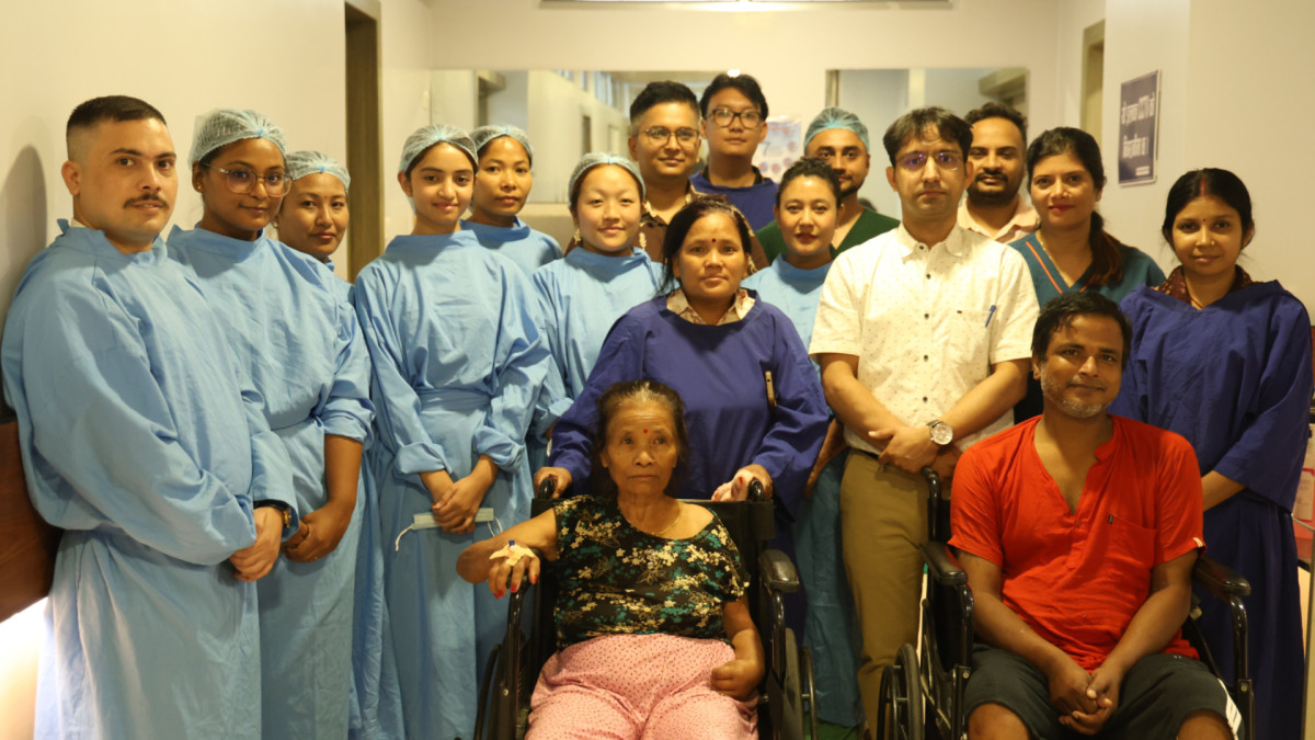 काठमाडौ। काठमाडौं मेडिकल कलेज (केएमसी) ले नेपालमै पहिलो पटक ‘अर्बिटल एथेरेक्टोमी’ प्रविधिमार्फत जटिल नसाको विनाचिरफार सफल उपचार गरेको छ । खुट्टाको नसा पूर्ण रूपमा अवरुद्ध भएर अङ्ग नै गुमाउनुपर्ने जोखिममा रहेका बिरामीको ‘अर्बिटल एथेरेक्टोमी’मार्फत सफल उपचार भएको यो घटना नेपालकै पहिलो भएको कलेजले जनाएको छ । पोखराकी ७१ वर्षीया हीरामाया राम्जाली लामो समयदेखि खुट्टाको नसा कडा भएर रक्तसञ्चार अवरुद्ध हुँदा भएर काठमाडौं मेडिकल कलेज पुग्नुभएको थियो । खुट्टा नीलो हुने, घाउ निको नहुने तथा अत्यधिक चिसो हुने समस्याबाट पीडित राम्जालीको केएमसीको मुटु, छाती तथा रक्तनली शल्यक्रिया (सीटीभीएस) विभागका डा. कृष्ण बस्यालको नेतृत्वमा रहेको चिकित्सकीय टोलीले सफल उपचार गरेको जनाएको छ । बिरामीको मुख्य समस्या रक्तनलीभित्र जमेको कडा क्याल्सियमका कारण नसा भएको अवरोध थियो । डा. बस्यालले पहिलो चरणमा खुला शल्यक्रिया (ओपन सर्जरी)मार्फत नसाको मर्मत गरिए पनि तल्लो भागमा रहेको कडा अवरोध सामान्य विधिबाट हटाउन सम्भव नभएपछि चिकित्सकीय टोलीले ‘अर्बिटल इन्डोभास्कुलर एथेरेक्टोमी’ प्रविधिको प्रयोग गरि उपचार गरिएको जानकारी दिएका छन् । उनले दुवै जना बिरामीको स्वास्थ्य अवस्था सुधारउन्मुख रहेको समेत जानकारी दिएका छन् । उनले भने, ‘केएमसीमा केही दिन अगाडि हामीले जटिन नसासम्बन्धी उपचार गरेका छौँ । त्यसको लागि हामीले ‘अर्बिटल एथेरेक्टोमी’ प्रविधिको प्रयोग पनि गरेका छौँ । त्यो प्रविधिको प्रयोग नेपालमै अहिले पहिलो पटक भएको छ । त्यो प्रविधिको प्रयोग गर्नुको कारण के हो भने उहाँहरु दुई जनाको चिरफार गर्यो भने खुट्टा नै गुमाउनुपर्ने अवस्था थियो । यो प्रविधिले नसामा रहेको अवरोध हटाई रक्तसञ्चार प्रक्रियालाई सहज बनाउन सजिलो हुन्छ । अहिले दुई जना विरामीको स्वास्थ्य अवस्था सुधार हुँदै गएको छ । निकट भविष्यमा अरु बिरामीको समेत यही प्रविधिबाट उपचार गर्नेगरी अगाडि बढिरहेका छौँ ।’ सफल उपचारपछि हीरामायाका नाति विशाल राम्जालीले खुट्टा काट्नुपर्ने अवस्थाबाट बचाइदिएकोमा अस्पताल परिवारलाई धन्यावाद ज्ञापन गरेका छन् । उनले धेरै जसो अस्पतालमा उपचारका लागि जाँदा खुट्टा नै काट्नुपर्छ भनेको कारण आफूसहित परिवारमा समेत डर पैदा भएको भएपनि त्यस्तो अवस्था नआएकोमा खुसि व्यक्त समेत गरेका छन् । उनले भने, ‘पहिले चिकित्सकहरुले खुट्टा फाल्नुपर्ने चान्स धेरै नै छ भन्नुभएको हुँदा डर लागिरहेको थियो । यहाँ ल्याएपछि चाँही राम्रो ठाउँमा पुगियो जस्तो लागेको छ । खुट्टा पनि जोगियो, अवरुद्ध नसाको पनि उपचार भयो । अब आफैैं हिँड्न पनि सक्नुहुन्छ । त्यसकारण हामी एकदमै खुसि छौँ ।’ केएमसीले हीरामायासँगै यही प्रविधिमार्फत जनकपुरका ४७ वर्षीय कल्याणलाल कर्णको समेत सफल उपचार गरेको छ । उनको एउटा खुट्टा यसअघि नै काटिसकिएको थियो भने अर्को खुट्टाको नसा पनि पूर्ण रूपमा बन्द भएको थियो । यस्तो जटिल अवस्थालाई समेत बिनाचिरफार उपचार गरेपछि केएमसीले रक्तनलीसम्बन्धी उपचारमा आफ्नो विशेषज्ञता थप स्थापित गरेको छ । अत्याधुनिक प्रविधि र दक्ष चिकित्सकको कुशल संयोजनका कारण अब नसा बन्द भएर अंग गुमाउनुपर्ने जोखिम भएका बिरामीका लागि नयाँ उपचार विकल्प उपलब्ध भएको छ ।
