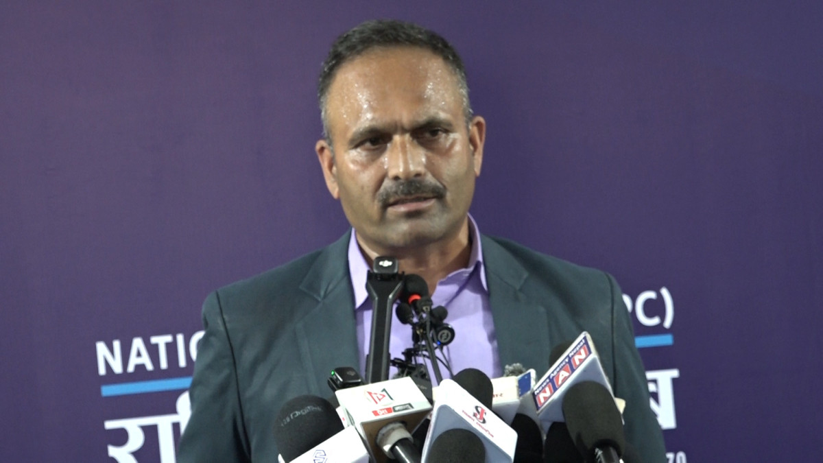 काठमाडौ। नेपाली कम्युनिष्ट पार्टीका नेता लेखनाथ दाहालले सम्पती छानबिन कानूनअनुसार सबै व्यक्तिमाथि समान रूपमा हुनुपर्ने बताएका छन् । मंगलवार काठमाडौंमा आयोजित एक कार्यक्रममा उनले चयनात्मक रुपमा छानविन गर्न नहुने बताउदै उनले रास्वपाका नेता, पूर्वसैनिक र पूर्वन्यायधीश बाहेकको मात्रै सम्पती छानविन गर्न सरकारले आयोग बनाएको दाबी गरेका छन् । सरकारले बनाएको छानविन आयोग असंवैधानिक रहेको उनको भनाई छ । राज्यका संवैधानिक तथा कानूनी निकायलाई प्रभावमुक्त बनाएर काम गर्न दिनुपर्नेमा उनले जोड दिएका छन् । अख्तियार दुरुपयोग अनुसन्धान आयोग, सम्पती शुद्धीकरण विभाग, आन्तरिक राजश्व विभाग लगायतका राज्य संयन्त्रले कानूनबमोजिम सम्पत्ति छानबिन गर्ने उनको भनाई छ । भ्रष्टाचार वा गैरकानूनी कार्यमा संलग्न जोसुकै भएपनि कानूनी कारबाहीको दायरामा आउनुपर्ने उल्लेख गर्दै उहाँले दोषी प्रमाणित हुने व्यक्तिलाई दल वा पदको आधारमा छुट दिन नहुने बताए । तर वर्तमान सरकारले सत्तारुढ दलका नेता कार्यकर्तालाई जोगाएर विपक्षीमाथी मात्रै छानविनको डण्डा चलाउन लागेको आरोप लगाएका छन् । घण्टीमा भोट हाल्ने बाहेककोलाई मात्रै सम्पती छानविन गर्न नपाईने उनको भनाई छ । वर्तमान सरकार आफ्नोलाई जोगाउने र अरुलाई फसाउने रणनीतिमा लागेको उनको दाबी छ । उनकाअनुसार सरकारले घण्टीका नेता बाहेकलाई छानबिन गर्नुस्, पूर्वन्यायाधीश र पूर्वसैनिक बाहेकलाई छानविन गर्नुस् भन्न पाइँदैन । पञ्चायतकालको झल्को आउनेगरि सरकारले सम्पत्ति छानविन आयोग बनाएको उनको दाबी छ । उनकाअनुसार पञ्चायतकालका राजपरिवार बाहेकलाई कानून लाग्ने गरेको थियो । वर्तमान सरकारले पनि सोही नीति लिएको उनको आरोप छ । गणतन्त्रमा सबैलाई कानून बराबर लाग्ने उनले बताएका छन् । उनले भने, ‘हाम्रो मान्यता के हो भनेदेखि सम्पती छानबिन आयोग उहाँले बनाउने होइन । सम्पती छानबिन गर्ने हामीसँग अख्तियार प्राप्त संस्थाहरू छन् । सम्पती शुद्धिकरण छ, अख्तियार छ, आन्तरिक राजश्व विभाग लगायतका धेरै झन्डै १० वटा विभागहरू छन् राज्यकै विभागहरू छन्। तलब खुवाएर राखिएको छ । उहाँहरूलाई दबाबबाट प्रभावबाट मुक्त गरे पुगिहाल्यो नि । कानूनसम्मत तपाईंले चाहीँ के गर्नुस् सम्पती छानबिन गर्नुस् भने पुग्दैन ? उहाँले अहिले सम्पत्ति छानबिन गर्नुभएको छ, उहाँले भन्नुहुन्छ आफ्ना बाहेकलाई, घण्टीमा भोट हाल्ने र घण्टीका नेता बाहेकलाई छानबिन गर्नुस्, त्यसो भन्न पाइन्छ ? पूर्वन्यायाधीश र पूर्वसैनिक बाहेकलाई भन्न पाइन्छ ? कानूनले त गैरकानूनी काम गर्ने जो कोहीलाई कानुनको मातहतमा ल्याउनुपर्छ । राज्यले विभेद गर्न पाइँदैन, यो पञ्चायतकाल होइन । पञ्चायत कालमा राजा र राजपरिवार बाहेककालाई कानून लाग्थ्यो । यो संघीय लोकतान्त्रिक गणतन्त्रात्मक मुलुक हो, हजारौँले बलिदान गरेर ल्याएको यो जनताको शासन व्यवस्था हो । संविधानसम्मत सबैको छानबिन हुनुपर्छ । संविधानसम्मत छानबिन हुने प्रक्रियामा, कानूनसम्मत छानबिन प्रक्रियामा जजसले गल्ती गरेका छन्, ती दण्डित हुनुपर्छ । चाहे घण्टीवाला हुन्, चाहे गैर घण्टीवाला हुन् । उहाँहरूले आफू बाहेककालाई छानबिन गर्ने भन्नुभएको छ नि, हो त्यहीँ हो बेइमानी हो । त्यहीँ छ, बदनियत । आफूले जे गर्दा नि हुने ? आफ्ना मातहतका संरचनाले जे गर्दा नि हुन्छ ? गरिबले आफ्नो जीविकोपार्जनको माध्यम बनाएको टेम्पो भीरबाट लडाइदिँदा हुने ? गरिबले डोकामा बोकेको चाहिँ काफल फ्याँकिदिँदा हुने ? गरिबका झुप्राहरू भत्काइदिँदा हुने ? आफूले जे गर्दा नि कानुनसम्मत हुन्छ ? अनि अरूले गर्दा गैरकानूनी हुन्छ ? हुँदैन । कानूनसम्मत छानबिन गर्ने प्रक्रियामा हामी तयार छौँ । हाम्रो पार्टीका अध्यक्ष प्रचण्ड तत्कालीन प्रधानमन्त्री हुँदा उहाँले भन्नुभएको थियो कि भ्रष्टाचार विरोधी अभियान, सुशासन समृद्धि र सामाजिक न्यायको अभियान सञ्चालन गर्ने प्रक्रिया खोज्दै जाँदा बाटोमा प्रचण्डको नाम भेटियो भने पनि तपाईंले बाटोबाटै गिरफ्तार गर्नुस् । भ्रष्टाचार विरोधी अभियान सञ्चालन गर्ने प्रक्रियामा ज–जसका गल्ती छन्, कमजोरी छन्, तिनलाई दण्डित गर्नुस् भनेर उहाँले भन्नुभएको थियो । त्यो बालेनजीले भन्नुहुन्छ ? उहाँले भन्नुपर्यो नि अनुसन्धानको प्रक्रियामा बालेन र बालेन मातहतका, घण्टीका सबै नेता कार्यकर्ता भेटिए भने पनि तपाईंले चाहीँ जेल पठाउनुस् भन्न सक्नुप¥यो नि । अनुसन्धानको प्रक्रियामा ६५ करोड ५४ लाख गोर्खा मिडिया नेटवर्क प्रालिबाट अपचलन गर्ने रवि लामिछानेजीलाई भेटियो भने पनि थुन्नुस् भन्न सक्नुहुन्छ ? सक्नुपर्ला नि । अनुसन्धानको प्रक्रियामा १९० तोला सुन भएको म बालेन, मेरो पनि कहीँ गडबडी देखियो भने मलाई नि थुन्नुस् भन्न सक्नुप¥यो नि । हो त्यसो गर्नुभयो भने यो सरकारले गरेका स्टेपमा हामी समर्थन गर्छौँ । तर अहिले जुन रवैया देखिएको छ, सरकार सञ्चालन असंवैधानिक, अलोकतान्त्रिक, गैरकानूनी र स्वेच्छाचारी छ, निरंकुश छ ।’ उनले वर्तमान सरकारको शासन सञ्चालन पद्धति पनि असंवैधानिक, अलोकतान्त्रिक, गैरकानुनी र स्वेच्छाचारी भएको आरोप लगाएका छन् । सरकारले लिपुलेक, लिम्पियाधुरा र कालापानी समेटिएको नेपालको चुच्चे नक्शा पनि मेटाउन खोजेको आरोप लगाएका छन् । उनले बालेन्द्र साह नेतृत्वको सरकारले मेटाएर चुच्चे नक्शा नमेटिने पनि बताएका छन् । लिपुलेक, लिम्पियाधुरा र कालापानी नेपालको भूमी रहेकोले कसैले चाहेर पनि चुच्चे नक्शा हटाउन नसक्ने उनको भनाई छ । उनले भने ‘अझ राष्ट्रियताको सन्दर्भमा हामी सम्झौता गर्दैनौँ । उहाँले चुच्चे नक्शा निकाल्न खोज्दै हुनुहुन्छ, उहाँको चाहनाले हुँदैन । उहाँहरू आउनुहुन्छ जानुहुन्छ, सरकार आउँछन्, जान्छन् । तर यो मुलुक वर्षौंदेखि थियो र वर्षौंसम्म रहनुपर्छ । लिपुलेक, लिम्पियाधुरा र कालापानी यो हाम्रो हो, हाम्रै रहनुपर्छ । उहाँहरूले निकाल्दिने बित्तिकै निकालिँदैन । नेपालको ऐतिहासिक तथ्य र प्रमाणले पुष्टि गरेको नक्शा हो चुच्चे नक्शा । हामीले व्यवहारमा कार्यान्वयन ल्याइसकेको नक्शा हो, चुच्चे नक्शा । चुच्चे नक्शा बालेनले निकालेर निस्किन्न, बालेनहरू निकालिन सक्छन् तर चुच्चे नक्शा निकाल्न दिइन्न, निकालिँदैन ।’ उनले प्रधानमन्त्री बालेन्द्र साहले गैरजिम्मेवारपूर्ण ढंगले सरकारले चलाएको पनि आरोप लगाएका छन् । कार्यपालिका, व्यवस्थापिका र न्यायपालिका सबै क्षेत्रलाई हस्तक्षेप गरेर प्रधानमन्त्री साह निरंकुश बन्ने बाटोमा लागेको उनको दाबी छ ।