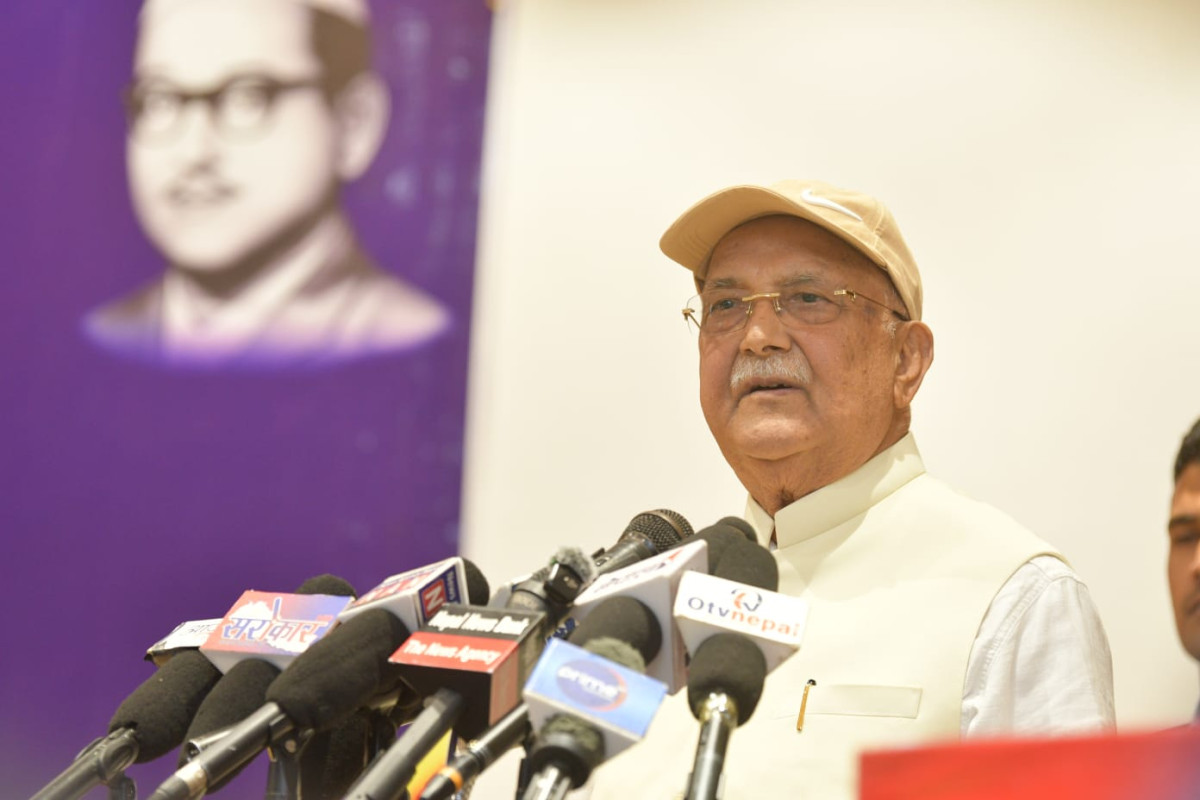 काठमाडौँ।नेकपा (एमाले)का अध्यक्ष केपी शर्मा ओलीले प्रदेश सरकारबारे देखिएको अन्योल छिट्टै अन्त्य हुने बताएका छन् । नेपाल कम्युनिष्ट पार्टी (नेकपा)का संस्थापक महासचिव पुष्पलालको ४८ औँ स्मृति दिवसका अवसरमा काठमाडौंमा आयोजित कार्यक्रमलाई सम्बोधन गर्दै अध्यक्ष ओलीले प्रदेश सरकार सञ्चालनको सन्दर्भमा देखिएका अस्पष्टतालाई हटाएर स्पष्ट ढंगले सरकार सञ्चालन गरिने बताएका छन् । नेपाली काँग्रेस र नेकपा (एमाले) प्रदेश सरकारहरुमा सत्ता साझेदारी टुट्ने बहस भइरहेको बेला अध्यक्ष ओलीले यस्तो बताएका हुन् । नेपाली कम्युनिष्ट पार्टी (नेकपा)सँग सहकार्यको तयारी भएपछि प्रदेश सरकारबाट एमाले बाहिरिसकेको छ । अन्य प्रदेशहरुमा पनि कम्युनिष्ट दलहरुको गठबन्धनको सरकार बन्ने देखिएको छ । अध्यक्ष ओलीले भने , ‘अहिले प्रदेश सरकारहरूमा अलिकति अन्योल जस्तो भएको छ । तर त्यसको समाधान हामी छिट्टै दिन्छौं । र त्यो अस्पष्टतालाई हामी हटाउँछौं । स्पष्ट ढंगले प्रदेश सरकारहरू, स्थानीय सरकारहरू चल्छन् ।’ उनले सबै राजनीतिक दलहरु मिलेर संघीय सरकारलाई समेत सजग गराउनुपर्ने आवश्यकता रहेको बताएका छन् ।