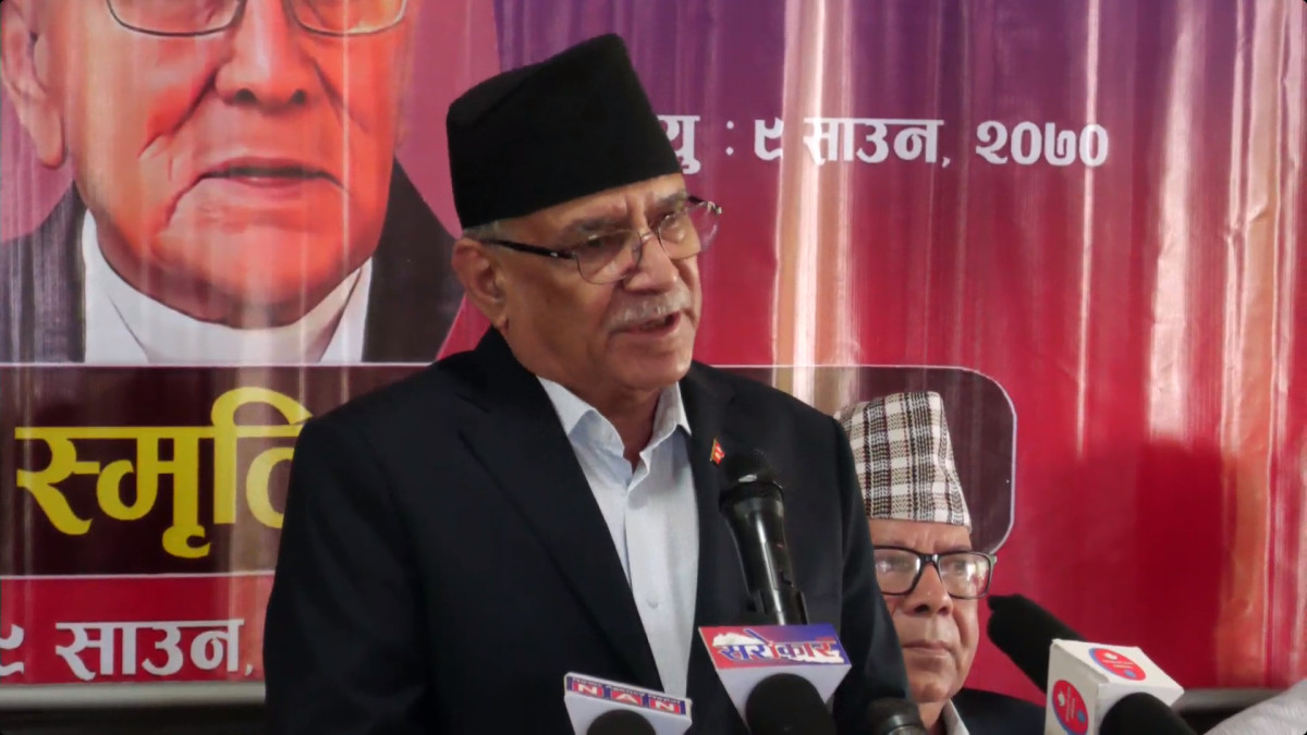 काठमाडौँ।नेपाली कम्युनिष्ट पार्टीका संयोजक एवं पूर्वप्रधानमन्त्री पुष्पकमल दाहालले देशको राष्ट्रिय स्वाधीनतामाथि संकट आएको बताएका छन् । शनिवार नरबहादुर कर्माचार्यको १३ औं स्मृति दिवसमा पार्टी केन्द्रिय कार्यालय पेरिस डाँडामा आयोजित कार्यक्रममा बोल्दै संयोजक दाहालले अहिले कम्युनिष्ट आन्दोलनले एउटा धक्का खाएको र कम्युनिष्ट आन्दोलनलाई फेरि एकतावद्ध गर्न जरुरी रहेको उल्लेख गरेका छन् । कम्युनिष्ट आन्दोलनलाई फेरि पुनर्जीवित गर्ने र देशको नेतृत्व लिने सङ्कल्प गर्नुपर्ने समय आएको र देशको स्वाधीनतामाथि आइपरेको सङ्कट समाधान गर्न, म्युनिष्ट आन्दोलनमाथि आएको असाधारण अप्ठ्यारो परिस्थितिको सामना गर्न र कम्युनिष्ट आन्दोलनलाई एकतावद्ध गर्न जरुरी रहेको बताएका छन् । दाहालले भने, ‘अहिले नेपालको कम्युनिष्ट आन्दोलनले एउटा धक्का खाएको बेलामा हामीले कमरेड पुष्पलाल, कमरेड नरबहादुर कर्माचार्य जस्ता नेताहरूलाई स्मरण गर्दै कम्युनिष्ट आन्दोलनलाई फेरि एकतावद्ध गर्ने, कम्युनिष्ट आन्दोलनलाई फेरि पुनर्जीवित गर्ने र देशको नेतृत्व लिने सङ्कल्प गर्नुपर्ने अहिले अवस्था छ । जतिबेला हामी कमरेड पुष्पलाल वा कमरेड नरबहादुर कर्माचार्यप्रति श्रद्धा र सम्मान प्रकट गर्छौँ, यतिबेला हाम्रो लागि यो औपचारिक कार्यक्रमजस्तो मात्रै छैन । औपचारिकता पूरा गरेजस्तो मात्रै होइन । हामीले साँच्चै नै देशमा अहिले राष्ट्रिय स्वाधीनतामाथि आइपरेको सङ्कट समाधान गर्ने, कम्युनिष्ट आन्दोलनमाथि आएको असाधारण अप्ठ्यारो परिस्थितिको सामना गर्ने, कम्युनिष्ट आन्दोलनलाई एकतावद्ध गर्ने र देशमा देखापरेको निरङ्कुश प्रवृत्तिका विरुद्ध, निरङ्कुशताका विरुद्ध फेरि एकचोटि सङ्घर्ष गर्ने दृढ अठोट गर्ने, सङ्कल्प गर्ने कुरा पनि हो यो श्रद्धाञ्जलि वा सम्मान कार्यक्रम, हामी सबैले यसलाई त्यसै रूपमा लिनुपर्छ ।’ संयोजक दाहालले देशमा निरंकुश प्रवृत्ति देखापरेको र त्यसकाविरुद्धमा एक पटक पुनः संघर्ष गर्नुपर्ने अवस्था आएको जिकिर गरेका छन् ।