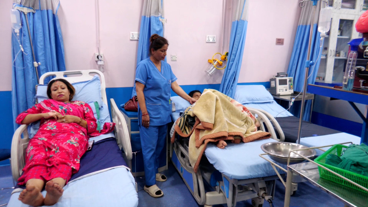 काठमाडौँ। नेपाल चिकित्सक संघले मंगलवार देशभरका स्वास्थ्य संस्थाहरूमा आकस्मिक सेवा बाहेकका सम्पूर्ण सेवाहरू बन्द गरेको छ । वीरगञ्जस्थित नारायणी अस्पतालमा कार्यरत चिकित्सक तथा स्वास्थ्यकर्मीमाथि भएको साङ्घातिक आक्रमण गरेको विरोधमा संघले देशभरका स्वास्थ्य संस्थाहरूमा आकस्मिक सेवा बाहेकका सबै सेवा ठप्प पारेको हो । जसबाट बिरामीहरु मर्कामा परेका छन् । गत शनिवार नारायणी अस्पतालमा कार्यरत डा. प्रमोद रामसहित चिकित्सक तथा स्वास्थ्यकर्मीमाथि साङ्घातिक आक्रमण भएको थियो । आक्रमणबाट डा. रामको टाउकोमा गम्भीर चोट लागेको संघले बताएको छ । साथै संघले जिल्ला प्रशासन कार्यालय, पर्सामा वार्ताको प्रहरी प्रमुखद्वारा प्रहरी परिचालन गरी संघका केन्द्रिय कार्यकारिणी समितिका सदस्य र संघको नारायणी शाखाका अध्यक्ष लगायतका चिकित्सकहरुमाथि गालीगलौज गरी दुव्र्यवहार गरेको आरोप पनि लगाएको छ । घटनामा संलग्न दोषीलाई कानुनबमोजिम कारबाही गर्न माग गर्दै चिकित्सक संघले मंगलवार देशभरका अस्पताल तथा स्वास्थ्य संस्थाहरुमा आकस्मिक सेवा बाहेकका सबै स्वास्थ्य सेवा बन्द गरेको छ । यससँगै काठमाडौंको स्तूपा सामुदायिक अस्पताल, एभरेष्ट हस्पिटल, भेनस हस्पिटल लगायतका अस्पतालमा बिरामी हजारौँ बिरामी प्रभावित भएका छन् । संघले दोषिमाथि कारबाही नगरे आन्दोलनका कार्यक्रम सशक्त बनाउँदै लैजाने चेतावनी दिएको छ ।