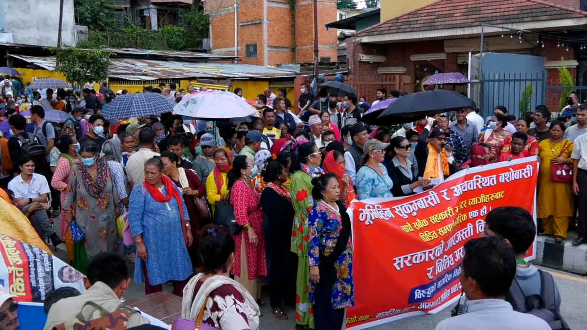 काठमाडौँ। भूमिहीन सुकुम्बासी तथा अव्यवस्थित बसोवासीहरुले वैकल्पिक व्यवस्थापनको माग गर्दै मंगलवार पनि आन्दोलन जारी राखेका छन् । सरकारले वैकल्पिक व्यवस्थापन नगरी उठिवास लगाएको तथा होल्डिङ सेन्टरबाट समेत लखेट्ने काम गरेको भन्दै उनीहरुले मंगलवार पनि काठमाडौंको माईतीघर मण्डलामा प्रदर्शन गरिरहेका हुन् । सरकारले वास्तविक सुकुम्बासीको पहिचान नगरिकन हुकुम्बासी र सुकुम्बासी सबैलाई एउटै डालोमा हाल्ने काम गरेको उनीहरुको गुनासो छ । सरकारले आफूहरुको वैकल्पिक व्यवस्थापन तथा जग्गाको स्वामित्वको सुनिश्चितता नगरेसम आन्दोलन जारी राख्ने उनीहरुको चेतावनी छ । सरकारले गत वैशाख १२ र १३ गते काठमाडौैं उपत्यकाका विभिन्न खोला तथा नदी किनारमा रहेका सुकुम्बासी बस्तीमाथि डोजर चलाएको थियो । १५ दिनभित्र वैकल्पिक व्यवस्थापन गर्ने भनेपनि सरकारले सुकुम्बासी तथा अव्यवस्थित बसोवासीको उचित व्यवस्थापन गर्न सकेको छैन । सत्तारुढ दल रास्वपाको चुनावी वाचाविपरित देशका भूमिहीन सुकुम्बासी तथा अव्यवस्थित बसोबासीलाई लखेट्ने कार्य भएको भन्दै आन्दोलन भइरहेको छ ।