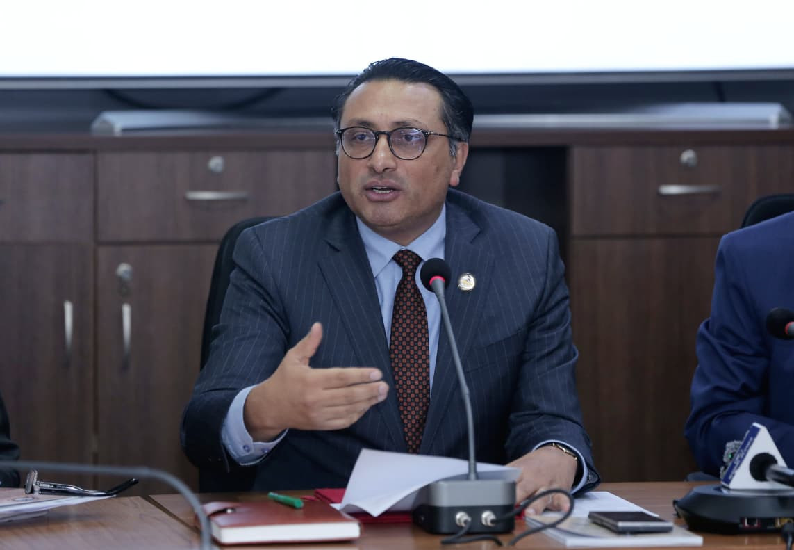 काठमाडौँ। अर्थमन्त्री डा. स्वर्णिम वाग्लेले प्रधानमन्त्री बालेन्द्र साहसँग आर्थिक एजेण्डामा नजिकको समन्वय भइरहेको दाबी गर्दै बाहिर फैलाइएका अफवाहको पछि नलाग्न उद्यमीहरुलाई आग्रह गरेका छन् । केही समययता प्रधानमन्त्री शाहले निजी क्षेत्रसँग गरेको छलफलमा अर्थमन्त्री वाग्ले अनुपस्थित रहेका छन् । निजी क्षेत्रसँगको छलफलमा अर्थ मन्त्रालयको नेतृत्व गरिरहेका डा वाग्लेलाई प्रधानमन्त्रीले बेवास्ता गरेका समाचारहरु प्रकाशित भएपछि उनले मंगलवार अर्थ मन्त्रालयमा उद्यमीसँगको छलफलमा यस्तो प्रष्टिकरण दिएका हुन् । उनले आर्थिक मुद्दामा प्रधानमन्त्रीको तहबाट लामो समययताकै सबैभन्दा गहिरो चासो र समन्वय भइरहेको पनि स्पष्ट पारेका छन् । उनले प्रधानमन्त्री स्वयं निजी क्षेत्रसँग निरन्तर संवादमा रहेको तथा उद्यमी–व्यवसायीले उठाएका विषयमा तत्काल आफू तथा सम्बन्धित मन्त्रीहरूसँग समन्वय र फलोअप गर्ने गरेको बताएका छन् । उनले सरकार निजी क्षेत्रको लगानी सुरक्षित गर्न तथा प्रतिफलको सुनिश्चितता दिने कुरामा प्रतिवद्ध रहेको दोहोर्याएका छन् । उनले भने, ‘अब हाम्रो साझा एजेन्डा भनेको इन्भेस्टमेन्ट नै हो । सम्माननीय प्रधानमन्त्रीज्यू स्वयं निजी क्षेत्रसँग निरन्तर संवादमा हुनुहुन्छ । मुख्य विषयहरूमा उहाँले सोझै र तत्काल म लगायतका मन्त्रीहरुसँग फलोअप गरिरहनुभएको छ । बजारमा एउटा मसला भाछ अर्थमन्त्री देखिएन भन्ने छ । यो सोझै सम्माननीयज्यूसँग यहाँहरूको प्रत्यक्ष ’नो फिल्टर’, ‘नो इन्टरमिडियसन’ सोझै होस् भन्ने व्यवसायी र प्रधानमन्त्रीज्यूको चाहना पनि छ । प्रधानमन्त्रीज्यू आफै पनि त्यति सार्वजनिक कार्यक्रमहरूमा नदेखिने भएको हुनाले हामीले यो काम सल्लाहमा नै गरेका हौँ । व्यवसायी तथा उद्यमीले उठाएका प्रधान मुद्दाहरू जहिले पनि उहाँले सिधै हामीलाई फोन गरेर ‘यो यस्तो रहेछ नि, फलानो वस्तुको दर यस्तो रहेछ नि’ भनेर डिटेलमा बुझ्नुहुन्छ । हाम्रो कुरामा निरन्तर संवाद पनि भइरहेको हुन्छ । प्रत्येक क्याबिनेट पछि प्रधानमन्त्रीज्यूसँग म बस्छु । तर बजारमा चाहिँ अनेक अफवाहहरू, झुठहरू फैलाइन्छ । यो सब कुराहरु पत्याउन छोडिसके जस्तो लाग्छ । यति क्लोज कोर्डिनेसनमा आर्थिक मुद्दाहरूमा सायद प्रधानमन्त्रीकै तहमा यति गहिरो चासो राखिएको यो धेरै लामो समय पछि हो । अर्थमन्त्री–प्रधानमन्त्रीको क्लोज कोर्डिनेसन डिस्कसनमा यो कुराहरू भइराखेका छन् । बजारका हल्लाहरूको पछाडि नलागिदिनुहोला ।’ उनले मुलुकका आर्थिक मुद्दाहरुमा प्रधानमन्त्री साहसँग निरन्तर गहिरो छलफल भइरहेको भन्दै बजारका हल्लाहरुको पछाडि नलाग्न आग्रह गरेका छन् ।
