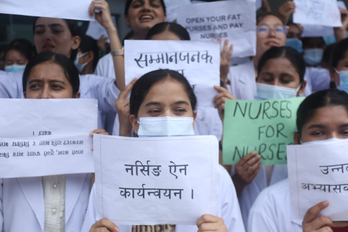अनशनरत नर्स रानाभाटको समर्थनमा स्वास्थ्यकर्मीद्वारा प्रदर्शन, १५ बुँदे माग सम्बोधन गर्न आग्रह (तस्बिरसहित)