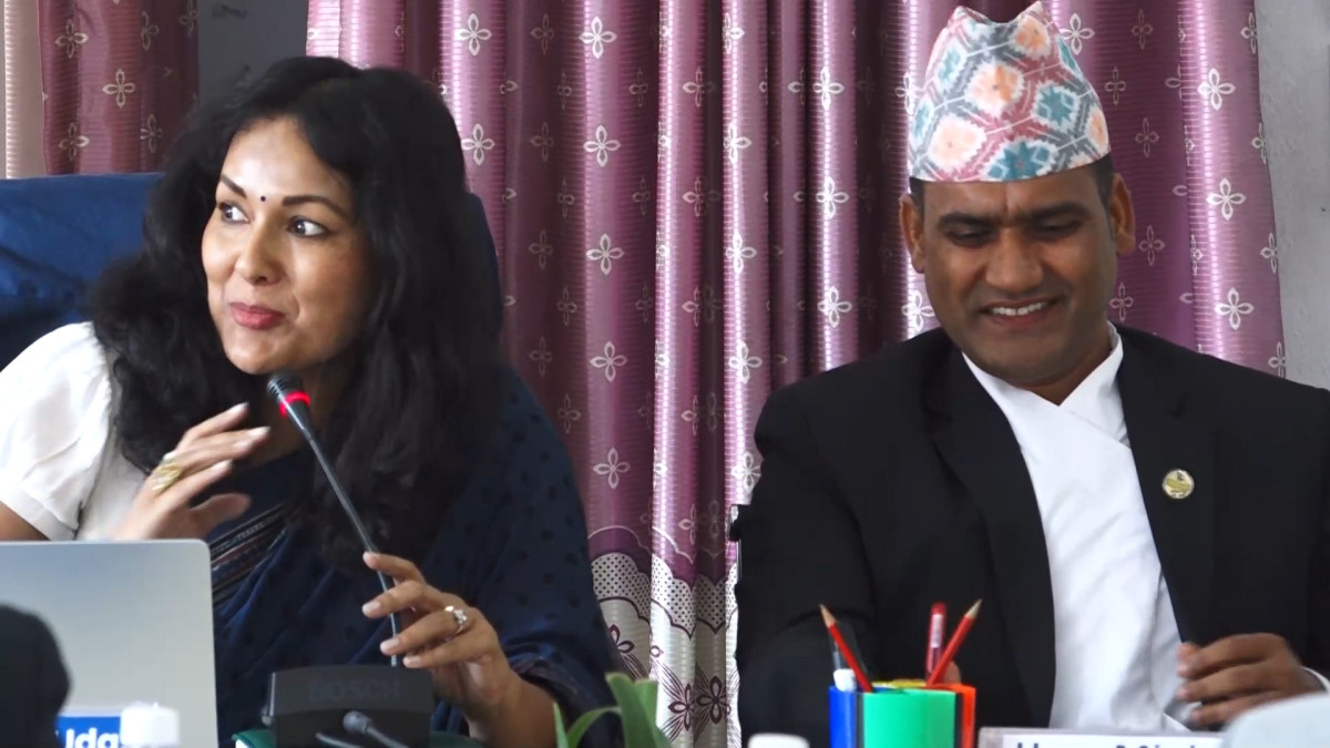 काठमाडौँ। प्रतिनिधि सभा अन्तर्गतको अन्तर्राष्ट्रिय सम्बन्ध र पर्यटन समितिको बैठकमा सञ्चारकर्मीहरूलाई प्रवेश निषेध गरिएको छ । सिंहदरबारमा मंगलवार बसेको समितिको बैठकमा प्रश्तावित ‘पर्यटन विधेयक, २०८१’ का सम्बन्धमा मन्त्रालयसँग सैद्धान्तिक छलफल गर्न बोलाइएको उक्त बैठकमा सञ्चारकर्मीहरूलाई समाचार संकलनका लागि बस्न नदिइएको हो । बिहान १० बजेदेखि शुरु भएको सो बैठकमा संस्कृति, पर्यटन तथा नागरिक उड्डयनमन्त्री, मन्त्रालयका सचिवका साथै कानून, न्याय तथा संसदीय मामिला मन्त्रालयका सचिव एवं प्रतिनिधिहरूलाई आमन्त्रण गरिएको थियो । समितिले विधेयकको मस्यौदामाथि सम्बन्धित मन्त्रालयका पदाधिकारीहरूसँग परामर्श अघि बढाए पनि सञ्चारमाध्यमलाई भने बैठकमा सहभागी हुन रोक लगाइएको छ ।