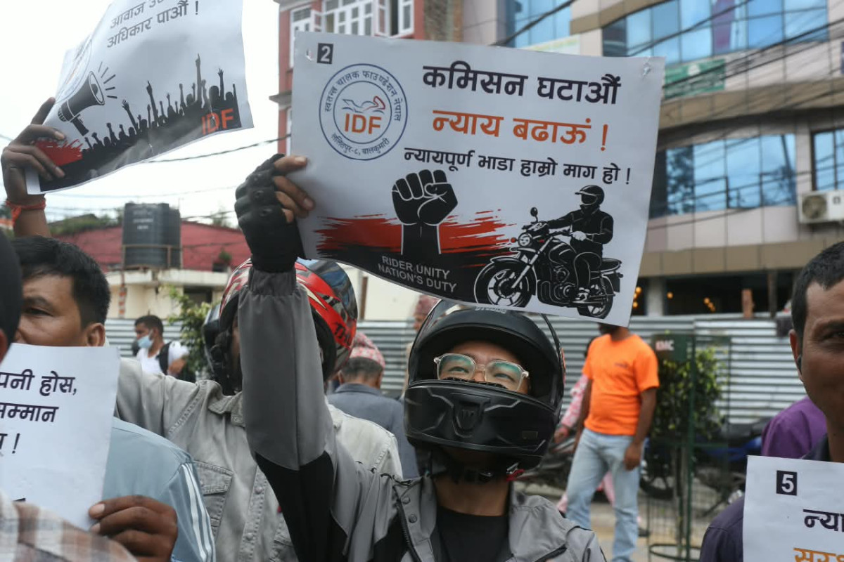 काठमाडौँ। स्वतन्त्र चालक फाउण्डेशन नेपालले राइडरहरूको हकहित र न्यायपूर्ण भाडादरको माग गर्दै शुक्रवार काठमाडौंको माईतीघरमा शान्तिपूर्ण प्रदर्शन गरेको छ । पछिल्लो समय राइडरहरूले भोग्दै आएका समस्याहरूको समाधान र श्रमको उचित मूल्याङ्कन हुनुपर्ने मागसहित फाउण्डेशनले विरोध कार्यक्रम आयोजना गरेको हो । प्रदर्शनमा सहभागीहरूले ‘हाम्रो श्रमको उचित मूल्य देऊ’, ‘आर्थिक शोषण बन्द गर’, ‘कमिसन घटाऊ, न्याय बढाऊ’ र ‘न्यायपूर्ण भाडा हाम्रो माग’ जस्ता नारा लेखिएका प्लेकार्डहरू प्रदर्शन गरेका थिए । प्रदर्शनका क्रममा उनीहरूले न्यायपूर्ण भाडादर निर्धारण गर्न, कम्पनीहरूले लिने कमिसनलाई सिमित गर्न तथा राइडरहरूको बीमा र सुरक्षाको सुनिश्चितता गर्न माग गरेका छन् । यसका साथै, राइडरहरूमाथि समान कल्याणकारी व्यवहार हुनुपर्ने र राज्यको नीति निर्माण प्रक्रियामा आफूहरूको सक्रिय सहभागिता गराइनुपर्ने विषयमा समेत उनीहरूले जोड दिएका छन् ।