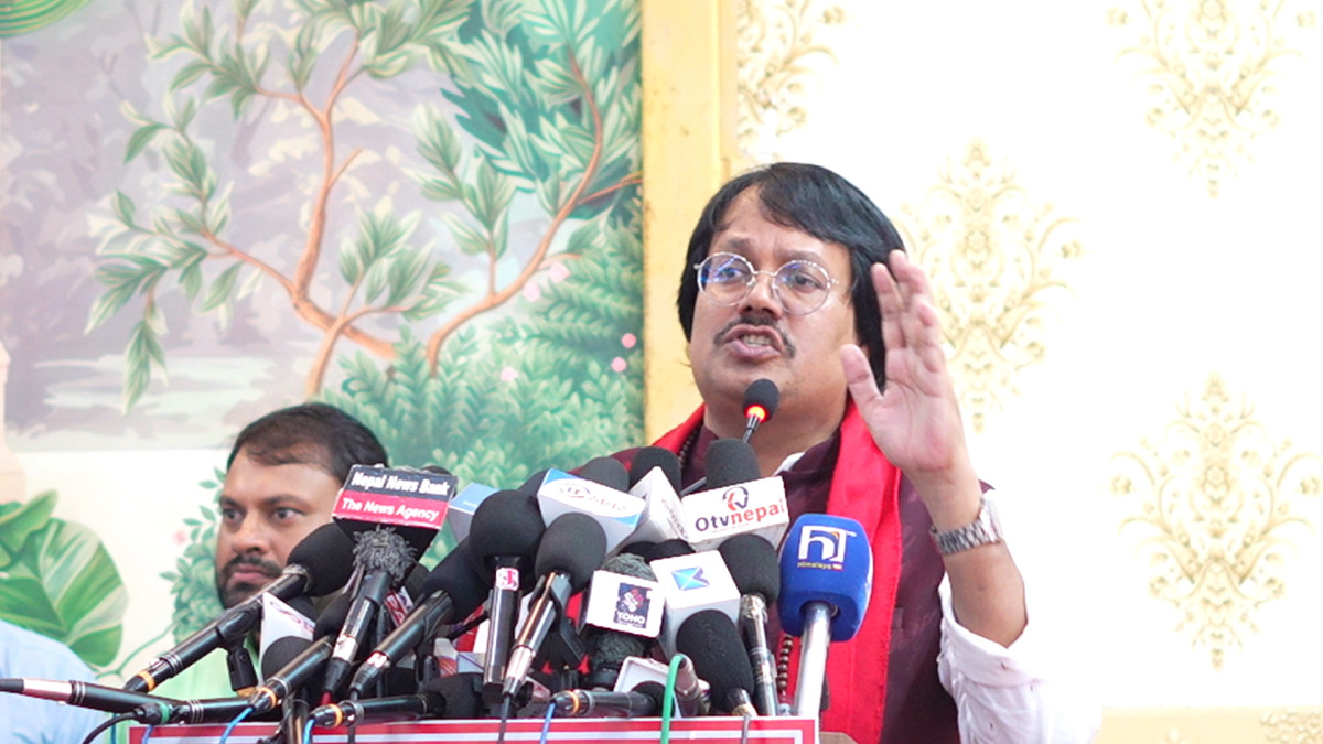 काठमाडौँ।जनमत पार्टीका अध्यक्ष डा. चन्द्रकान्त राउतले विभिन्न राजनीतिक दल र समूह मिलेर गठन गरिएको अग्रगामी मोर्चा सत्ता प्राप्तिका लागि नभएको बताएका छन् । शनिवार आयोजित अग्रगामी मोर्चा घोषणा कार्यक्रममा अध्यक्ष राउतले संविधानवाद, संघीय लोकतान्त्रिक गणतन्त्र र प्राप्त राजनीतिक उपलब्धिको रक्षाका लागि मोर्चा गठन गरिएको बताएका हुन् । उनले देशमा राजनीतिक दल र नेतृत्वप्रति जनताको निराशा बढिरहेका बेला नयाँ राजनीतिक मोर्चाको गठन आवश्यक परेको दाबी गरेका छन् । हाल मुलुक अराजकता तर्फ धकेलिएको उहाँको आरोप छ । अराजकतालाई परास्त गरेर देशलाई संविधानवादमा संचालन गर्न लोकतान्त्रिक, सामाजिक लोकतान्त्रिक, क्रान्तिकारी र समाजवादी धारका शक्तिहरूलाई समेटेर अग्रगामी मोर्चा गठन गरिएको बताए । उहाँले देश संविधान र विधिअनुसार सञ्चालन हुनुपर्नेमा मौखिक आदेश वा मनोमानी रुपमा संचालन भईरहेको पनि आरोप लगाएका छन् । लोकतन्त्र, गणतन्त्र, संघीयता, समानुपातिक समावेशिता, धर्मनिरपेक्षता, प्रेस स्वतन्त्रता र मानव अधिकारलगायतका उपलब्धिको रक्षामा मोर्चा अग्रपक्तीमा रहने उनको भनाई छ । मोर्चा गठनपछि सत्तामा रहेका केही व्यक्तिहरूले आफ्नो पद जोखिममा परेको ठानेको भन्दै उनले कसैको कुर्सी खोस्ने आफूहरुको लक्ष्य नरहेको बताएका छन् । तर सत्तामा रहेकाहरूले संविधान र संघीय लोकतान्त्रिक गणतन्त्रका मूल्य–मान्यताअनुसार शासन सञ्चालन गर्नुपर्ने उनको भनाई छ । उनले भने, ‘हामी यहाँ संविधानवाद चाहन्छौं । देशलाई संविधान अनुसार चलोस्, विधिसम्मत तरिकाले चलोस्, ल एन्ड अर्डरमा चलोस् । कसैको मौखिक कानुन अनुसार होइन, संविधान अनुसार चलोस् भन्ने कुरा, भन्ने प्रयोजन, भन्ने उद्देश्य राखेर नै हामी यो अग्रगामी मोर्चा यहाँ गठन गरेका छौं । त्यही भएर हामी सबैलाई अनुरोध पनि गर्न चाहन्छौं कि विगतमा पनि हामीबाट गल्तीहरु भएका होलान् । त्यो मोर्चा बनाउँदाखेरि होस्, पार्टी हाँक्दाखेरि होस्, जनताको बीचमा जाँदाखेरि होस्, सरकार चलाउँदाखेरि होस्, ती सबै कमी कमजोरीहरुलाई समीक्षा गर्दै, त्यसलाई सुधार गर्दै आगामी दिनको लागि प्रतिवद्धता गर्दै हामी अगाडि बढ्नुपर्ने हुन्छ । त्यसको लागि पनि हामी प्रतिवद्ध भएर नै यहाँ जम्मा भएका छौं, त्यो पनि हामी यहाँ भन्न चाहन्छौं । केही साथीहरुलाई यो मोर्चाको घोषणा भए देखि केही यस्ता पनि पात्रहरु छन्, कुर्सी मा बसेका पात्रहरु छन् जसलाई लाग्छ हाम्रो कुर्सी खतरामा प¥यो कि । म उहाँहरुलाई पनि आश्वस्त पार्न चाहन्छु, यो मोर्चा संघर्षको लागि बनेको मोर्चा हो, सत्ता प्राप्तिको लागि हामीले गठबन्धन गरेका होइनौं । तपाईँहरु ढुक्क कुर्सी मा बस्नुस्, कुर्सीमा बसेर चलाउनुस् । हामी तपाईँहरुको कुर्सी खोस्नका लागि यो मोर्चा बनाएका होइनौं । तपाईँ कुर्सीमा बस्नुस् तर संविधानवादमा चल्नुस्, संघीय लोकतान्त्रिक गणतन्त्रको मूल्य मान्यता अनुसार चल्नुस्, लोकतान्त्रिक मूल्य मान्यता अनुसार चल्नुस्, त्यो चाहिँ हामी भन्न चाहन्छौं । हामीले जुन दशकौँ देखि संघर्ष गरेर ल्याएका मूल्य मान्यताहरु छन्, त्यसको रक्षा गर्नका लागि हिँड्नुस्, हाम्रो सहकार्य रहन्छ, हाम्रो सहयोग रहन्छ । हामी तपाईँलाई कुर्सीबाट फाल्नका लागि यहाँ आएका होइनौं भन्ने कुरा म सुरुमै उहाँहरुलाई डराएका मान्छेहरुलाई पनि हामीले यहाँबाट स्पष्ट पार्न चाहन्छौं । तपाईँहरु यहाँ देशका कुनाकाप्चाबाट आउनुभएको छ, तपाईँहरु पनि यहाँबाट जाँदाखेरि सकारात्मक सन्देश लिएर जानुस् । जुन जनतामा एउटा निराशा थियो कि हैन अब हाम्रो अभिभावक कोही रहेनन् कि, हाम्रो घरमा डोजर लगाइदिँदा होस् कि हामीमाथि कुनै घरमा आगो नै लगाइदिँदा होस् कोही हामीलाई रक्षा गर्ने कोही भएनन् कि, कोही हाम्रा लागि बोलिदिने भएनन् कि, कोही हाम्रा लागि हेरिदिने भएनन् कि, कोही हाम्रा लागि झगडा मिलाइदिने भएनन् कि, त्यो अब रिक्तता यहाँबाट पूरा होस् । तपाईँहरु यहाँबाट गएपछि भन्नुस् कि अब यो अराजकता रहँदैन । अब यो अभिभावक विहीन अवस्था रहँदैन। अब यो अग्रगामी मोर्चा आइसकेको छ, हामी तपाईँको अभिभावक हौं भनेर आफ्नो गाउँ टोलमा पनि सबैलाई आश्वस्त बनाउनुहोस् । त्यही सकारात्मक सन्देश लिएर जानुहोस् ।’ राउतले मोर्चाको गठनले जनतामा देखिएको राजनीतिक निराशा र ‘अभिभावकविहीन’ अवस्थाको अनुभूति अन्त्य गर्ने दाबी गरेका छन् । उनले मोर्चामा आवद्ध नेता–कार्यकर्तालाई गाउँ–टोलसम्म पुगेर जनतालाई राजनीतिक अराजकता अन्त्य गर्ने सन्देश दिन आग्रह पनि आग्रह गरेका छन् । जनता समाजवादी पार्टी नेपाल, जनमत पार्टी, आम जनता पार्टी, प्रगतिशील लोकतान्त्रिक पार्टी, नागरिक उन्मुक्ति पार्टी नेपाल, नेपाल संघीय समाजवादी पार्टी, बहुजन एकता पार्टी नेपाल लगायतका राजनीतिक दलहरुले संयुक्त रूपमा अग्रगामी मोर्चा घोषणा गठन गरेका छन् ।