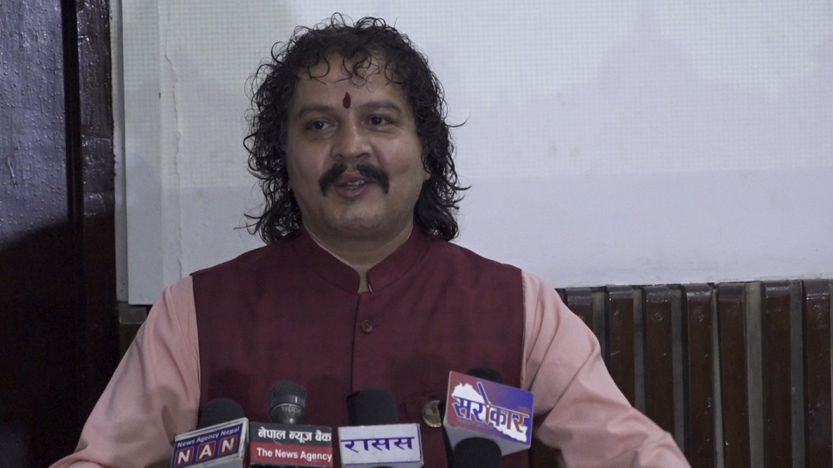 काठमाडौँ।राज्य व्यवस्था तथा सुशासन समितिका सभापति एवं राष्ट्रिय स्वतन्त्र पार्टीका सांसद हरि ढकालले मुलुकको प्रमुख प्रशासनिक केन्द्र ‘सिंहदरबार’को नाम परिवर्तन गर्नुपर्ने बताएका छन् । ललितपुरमा आईतवार आयोजित एक कार्यक्रममा बोल्दै ढकालले राजनीतिक परिवर्तनपछि देशका विभिन्न स्थान र विमानस्थलहरूको नाम परिवर्तन गरिए पनि सिंहदरबारको नाम यथावत रहेकोमा प्रश्न उठाएका छन् । नेपालमा सिंह नपाइने उल्लेख गर्दै उनले ‘सिंहदरबार’ नामको सान्दर्भिकतामाथि तर्क गरेका छन् । सांसद ढकालले नाम मात्र नभई सिंहदरबारको कार्यशैली र हाउभाउमा समेत सुधारको आवश्यकता रहेको औंल्याए । प्रशासनिक केन्द्रको संरचना र भाषामा विद्यमान परम्परागत शैलीलाई चिर्नुपर्नेमा उनको जोड छ । ढकालले भने, ‘परिवर्तनपछाडि सबै ठाउँहरूको नाम परिवर्तन भयो, मतलब अब एयरपोर्टहरूका कहाँ कहाँ कहाँ नाम परिवर्तन भए । त्यो सिंहदरबार भन्ने चाहीँ, न हामीसँग सिंह छ, हैन ? हामीसँग सिंह छैन । त्यो सिंहदरबार भन्ने चिजको नाम परिवर्तन भएन । त्यसलाई अनामनगर दरबार राख्दिएको भए हुन्थ्यो होला, त्यो परिवर्तनपछाडि दुनियाँ ठाउँको नाम परिवर्तन गर्दै गर्दा । हामीसँग सिंह नै छैन, त्यसको नाम सिंहदरबार नै छ र त्यसको केही हाउभाउ, भावभङ्गीहरू त्यो भाषा जस्तै छ । त्यो चिर्नुपर्नेछ । मैले यो मुहानका विषयमा यति कुरा राखेँ ।’ सांसद ढकालले नाम मात्र नभई सिंहदरबारको कार्यशैली र प्रवृत्तिमा समेत परिवर्तनको आवश्यकता रहेको औंल्याए । उनले प्रशासनिक केन्द्रको ‘मुहान’ मै सुधार हुनुपर्ने र पुरानो सोच तथा भाष्यलाई चिर्नुपर्नेमा जोड दिएका छन्