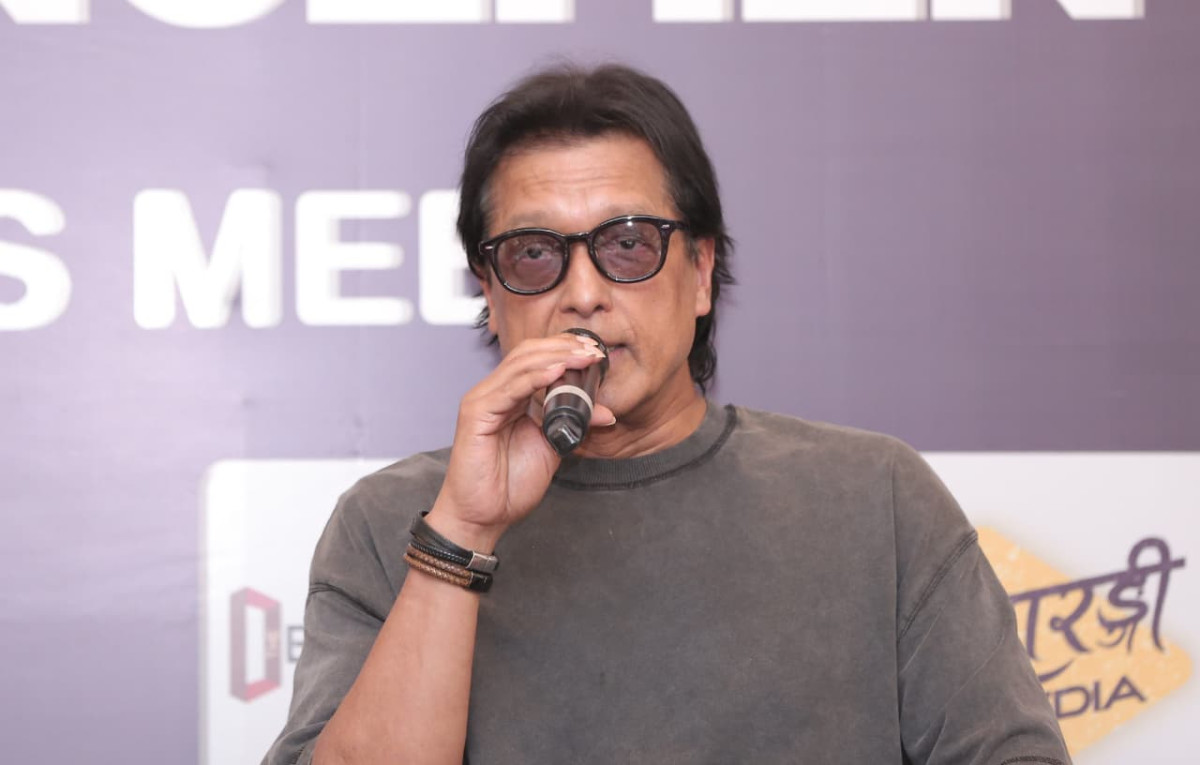 काठमाडौँ।महानायक राजेश हमालले कलाकारिताका विभिन्न विधाहरूमध्ये हास्य विधा (कमेडी) सबैभन्दा चुनौतीपूर्ण रहेको बताएका छन् । ललितपुरमा आईतवार आयोजित नेपालको पहिलो ‘कमेडी एक्ट’ मा आधारित रियालिटी शो ‘सुपर कमेडी लिग’ को औपचारिक घोषणा कार्यक्रममा सम्बोधन गर्दै हमालले मानिसलाई हँसाउनु अत्यन्तै कठिन कार्य भएको उल्लेख गरेका छन् । हास्य विधामा क्रियाशील कलाकारहरूप्रति आफ्नो उच्च सम्मान रहेको बताउँदै उनले यस विधालाई जटिल कलाको रूपमा अथ्र्याएका छन् । सो क्रममा उनले कार्यक्रममा उपस्थित कलाकार रविन्द्र झाको प्रसंग उल्लेख गर्दै हास्य कलाकारहरूको प्रश्तुत गर्ने शैली र शिल्पको प्रशंसा समेत गरेका छन् । आफू स्वयं हास्य विधासँग सम्बन्धित यस रियालिटी शोको हिस्सा हुन पाएकोमा हमालले खुशी व्यक्त गरे । ‘सुपर कमेडी लिग’ को घोषणासँगै नेपाली मनोरञ्जन क्षेत्रमा यसले नयाँ आयाम थप्ने अपेक्षा गरिएको छ । हमालले भने, ‘भावनामा आएर कसैलाई रुवाउन वा माया–प्रितीका कुराहरू प्रश्तुत गर्न सहज भए पनि प्रश्तुतिमार्फत कसैलाई हँसाउनु निकै चुनौतीपूर्ण हुन्छ । यो व्यक्तिको ’सेन्स अफ ह्युमर’ सँग प्रत्यक्ष जोडिने विषय हो ।’ अभिनेता रविन्द्र झाले ‘सुपर कमेडी लिग’ लाई आफ्नो लागि एउटा महत्वपूर्ण सिकाईको केन्द्र भएको बताए । उनले यस कार्यक्रममा आफूले पाएको जिम्मेवारी भन्दा पनि यहाँबाट प्राप्त हुने अनुभव र ज्ञानलाई बढी प्राथमिकता दिने बताएका छन् । अभिनेता झाले कार्यक्रममा महानायक राजेश हमालको उपस्थितिलाई मुख्य आकर्षणको रूपमा उल्लेख गरेका छन् । यस लिगमार्फत नयाँ तथा पुराना कलाकारहरूको संगम हुने र सबैबाट केही न केही नयाँ कुरा सिक्न पाइने आशा झाले व्यक्त गरे । यद्यपि, शोको प्राविधिक र अन्य पक्षबारे विस्तृत टिप्पणी गर्न भने केही समय कुर्नुपर्ने उनको भनाइ छ । उनले भने, ‘यो शो मेरा लागि एउटा स्कुल हो, जहाँ म शिक्षकको भूमिकामा छु भने राजेश दाइ (राजेश हमाल) प्रधानाध्यापक हुनुहुन्छ । उहाँसँग सहकार्य गर्न पाउनु र उहाँबाट धेरै कुरा सिक्न सकिने अवसर हुनु मेरा लागि खुशीको कुरा हो । जबसम्म केही एपिसोडहरू प्रसारण हुँदैनन्, तबसम्म यसका बारेमा धेरै बोल्नु भन्दा पनि कामबाटै देखाउनु राम्रो हुन्छ ।’ नेपालमा कमेडी विधामा नयाँ प्रयोगका रूपमा हेरिएको यस रियालिटी शोले कलाकारहरूका लागि रचनात्मक प्लेटफर्म प्रदान गर्ने अपेक्षा गरिएको छ । अभिनेतृ सुरक्षा पन्तले टिम क्याप्टेनको रूपमा आफ्नो उपस्थिति रहने जानकारी दिएकी छिन् । अभिनेत्री पन्तले यस शोको अवधारणाले आफूलाई निकै आकर्षित गरेको बताइन् । पारिवारिक र सौहार्दपूर्ण वातावरणमा हेर्न मिल्ने हास्य–व्यङ्ग्यात्मक कार्यक्रमले नेपाली समाजमा छुट्टै पहिचान बनाउने विश्वास उनले व्यक्त गरिन् । पन्तकाअनुसार यो शो ओझेलमा परेका प्रतिभाहरूका लागि उत्कृष्ट मञ्च सावित हुनेछ । आफ्नो नयाँ भुमिकाका बारेमा चर्चा गर्दै अभिनेत्री पन्तले क्याप्टेनको जिम्मेवारीलाई एक व्यक्तिगत चुनौतीको रूपमा लिएको उल्लेख गरिन् । कुनैपनि टोलीलाई एउटा निश्चित दृष्टिकोण (भिजन) मा डोहो¥याउँदै उत्कृष्ट प्रदर्शन गराउनु आफ्नो लागि नेतृत्व कौशल सिक्ने एउटा अवसर भएको उनको भनाइ छ । उनले भनिन्, ‘हाम्रो समाजमा धेरै प्रतिभाशाली व्यक्तिहरू हुनुहुन्छ, जसले उचित प्लेटफर्मको अभावमा आफ्नो कला लुकाएर बस्नुभएको छ । त्यस्ता लुकेका प्रतिभाहरूलाई एउटा वृहत् मञ्च प्रदान गर्नु नै यो लिगको सबैभन्दा ठूलो सफलता हुनेछ । मेरो अनुहार केही गम्भीर देखिने भएकाले होला, मलाई कमेडी जनरामा खासै अफरहरू आउँदैनन् । तर म आफैँ यो विधालाई मन पराउँछु र यो कार्यक्रममार्फत म आफ्नो व्यक्तिगत वृद्धिसँगै नयाँ अनुभव बटुल्न उत्साहित छु ।’ सामान्यतया पर्दामा गम्भीर चरित्रहरूमा देखिने सुरक्षाले आफू व्यक्तिगत रूपमा कमेडी विधाको ठूलो प्रशंसक रहेको बताइन् । नेपालमा पहिलोपटक शुरु हुन लागेको यो ‘कमेडी एक्ट’ रियालिटी शोले नेपाली हास्य क्षेत्रमा नयाँ आयाम थप्ने अपेक्षा गरिएको छ ।