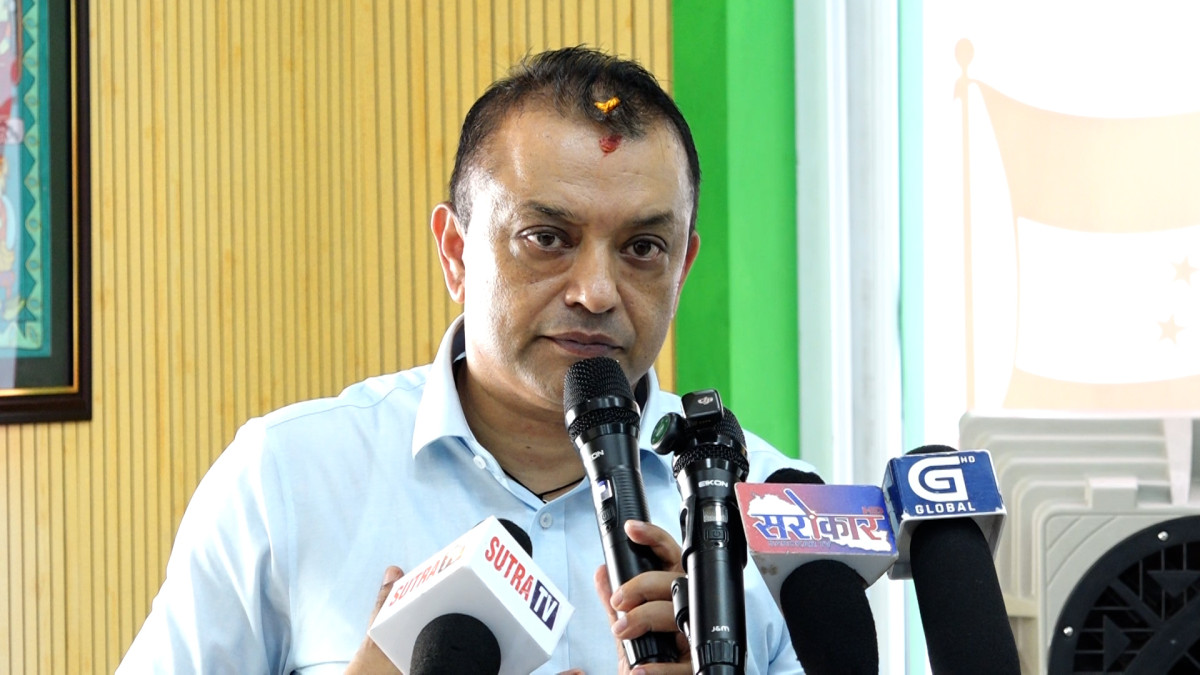 काठमाडौँ।नेपाली काँग्रेसका सभापति गगनकुमार थापाले मुलुक अहिले सरकारको शासकीय अराजकताबाट आक्रान्त भएको आरोप लगाएका छन् । आईतवार पार्टी केन्द्रिय कार्यालयमा जारी केन्द्रिय कार्यसमिति बैठकलाई सम्बोधन गर्दै सभापति थापाले सरकारले विधिसम्मत प्रक्रिया र शक्ति पृथकीकरणको सिद्धान्तको सीमा नाघ्न थालेको आरोप पनि लगाएका छन् । उनले कार्यपालिकाले न्यायपालिकाको सीमासमेत आफूभित्र पर्ने गरी व्यवहार गर्न थालेको तथा संवैधानिक निकाय र संसदलाई समेत नमान्ने प्रवृत्ति दोहोरिएको भन्दै यस्ता कुरामा छुट दिन नहुने टिप्पणी गरेका छन् । उनले प्रधानमन्त्री बालेन्द्र साहले भनेको ‘एक्सप्रेस वे’मा सरकार बिनाब्रेक चल्नसक्ने तर लेन मिच्न नपाउने टिप्पणी गरेका छन् । उनले गृहमन्त्री सुधन गुरुङको सम्पती छानविन प्रतिवेदन लुकाएको भन्दै आपत्ति समेत जनाएका छन् । सभापति थापले अहिले दिनदिनै मन्त्री र सत्तारुढ दलका सांसदहरुले हप्किदप्कि दिने गरेको कुराहरु बाहिर आइरहेको भन्दै यसले मुलुकलाई ठिक दिशातिर जैजान नसक्ने बताए । वर्तमान सरकार बरालिएर हिँडेको उनको आरोप छ । उनले भने, ‘हामीले सबैभन्दा पहिले यहाँ बोल्नुपर्ने विषय शासकीय अराजकताका बारेमा छ । प्रधानमन्त्रीजीले मेरो गाडी एक्सप्रेस वेमा हिँडेको हो भन्नुभयो । मेरो गाडीमा ब्रेक छैन भन्नुभयो । ब्रेक राख्नुस् नराख्नुस् तपाईंको छनोटको विषय हो । तर स्पिडमा हिँड्ने हो र एक्सप्रेस वेमा जाने हो तर लेनभन्दा बाहिर जान्छु भन्ने तपाईंको छनोटको विषय होइन । तपाईंले लेन मिच्न पाउनुहुन्न । स्पिड बढाउन पाउनुहुन्छ, ब्रेक नलगाउन नि पाउनुहुन्छ तर लेनभन्दा बाहिर जान पाउनुहुन्न । यसको अर्थ विधिसम्मत प्रक्रियाभन्दा बाहिर जान सरकार पाउँदैन । शक्ति पृथकीककरणको सिद्धान्तलाई तिलाञ्जली दिन्छु भन्न पाउँदैनौ । यस सम्बन्धमा घटनाहरुमा म जान्नँ । एक पटक भयो भने त्यो संयोग हो भन्न सकिन्छ । दुई पटक भयो भने नि संयोग हो भन्न सकिन्छ । तर एउटै कुरा पटक पटक दोहोरिन्छ भने त्यो संयोग नभई प्रवृत्ति हो । त्यसमा माफी दिने छुट पनि हामीसँग छैन । सरकारको यो शैलीमा कार्यपालिकाको सीमा के हो भन्ने कुरा मान्दैन । सरकारले न्यायपालिकाको सीमा पनि मै भित्र पर्छ भन्ने मान्न थाल्यो । संवैधानिक निकायलाई उसले मान्दैन । संवैधानिक निकाय पनि मेरो आदेश पालक हो भन्न थाल्यो । संसदलाई पनि मान्दैन । शासकीय अराजकता भनेको सरकार नहुने होइन हुने हो । तर शक्ति र प्रक्रियाको सीमा नाघ्ने कुरा हो । नेपाल अहिले शासकीय अराजकताबाट आक्रान्त भएको छ । यो अराजकताको छुट हामीले यो सरकारलाई दिनु हुँदैन ।’ सभापति थापाले सरकारले गरेका अराजक गतिविधिमाथि खबरदारी गरेर ठिक ठाउँमा ल्याउने काम काँग्रेसको भएको बताएका छन् ।