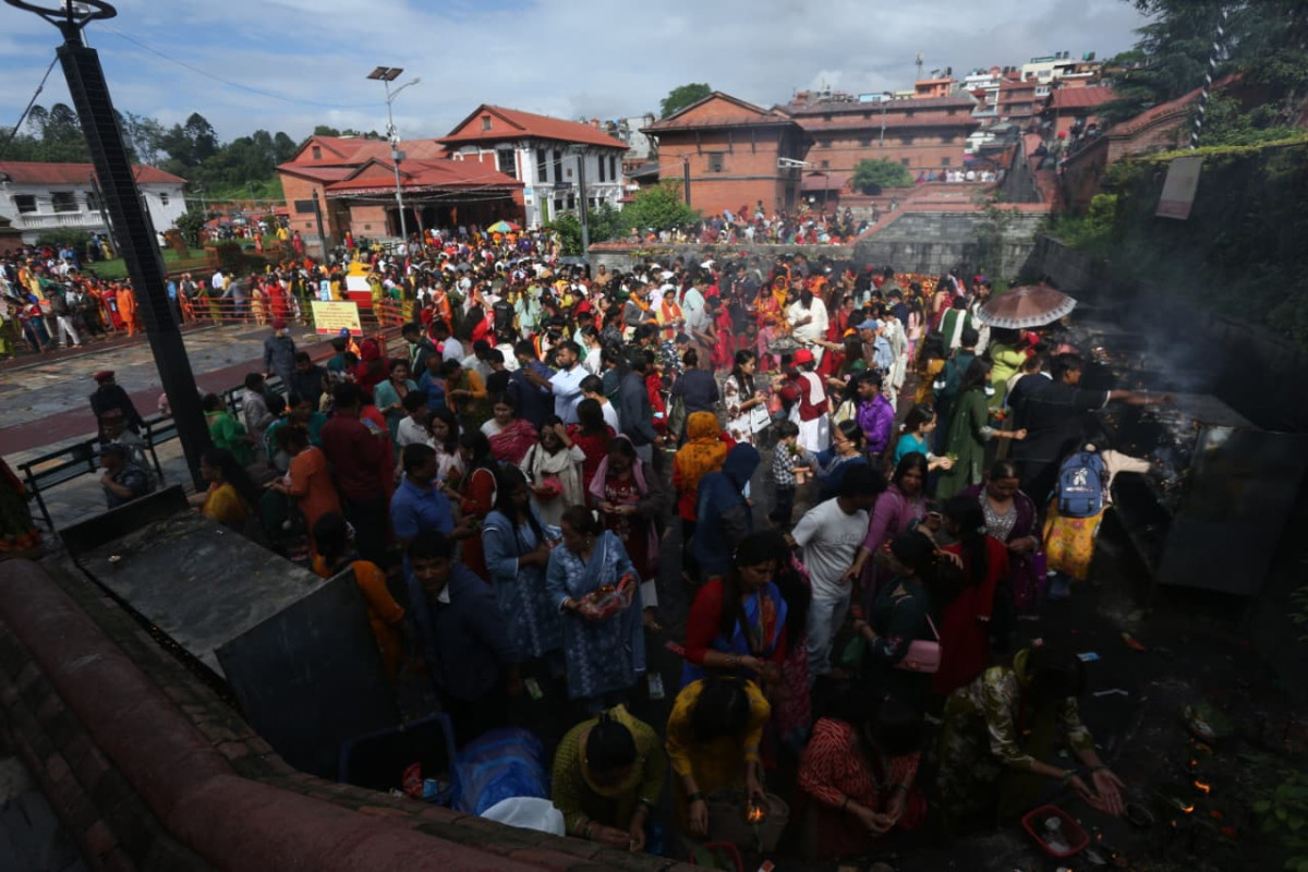 साउनको अन्तिम सोमवारः पशुपतिमा वागमतीको जल लिएर दर्शनमा भक्तजन (तस्बिरहरु)