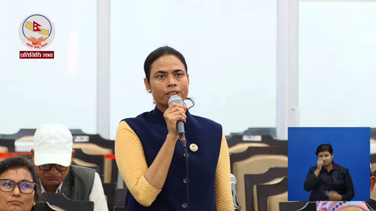 काठमाडौँ।नेकपा (एमाले)की सांसद यशोदाकुमारी बरालले सरकारको निरङ्कुशताविरुद्ध सडकमा उत्रिन विद्यार्थी संगठनहरुलाई आह्वान गरेकी छिन्। प्रतिनिधि सभाको सोमवारको बैठकमा बोल्दै उनले अपांगता भएका नागरिक र सुत्केरी महिला समेत खाना पकाउने ग्यासका लागि दिनभर लाइनमा बस्नुपर्ने अवस्था रहेको भन्दै सरकारको आलोचना गरेकी छिन्। उनले ग्यास अभावको कारण नागरिकले सास्ती व्यहोर्नुपरेको भएपनि सरकार नागरिकको समस्याप्रति संवेदनशील नभएको आरोप पनि लगाइन् । उनले सरकारमा अलिकति पनि मानवता छैन ? भन्दै प्रश्न समेत गरेकी छिन् । उनले भनिन्, ‘अपांगता भएको नागरिक समेत एक ग्यासको लागि दिनभरी लाइनमा बस्नु परेको छ । सरकारमा मानवता छैन । १३ दिनको सुत्केरीले १४ दिनपछि ग्यास पाए भनेर समाचारमा आउँछ । कति दिनसम्म जनतालाई रुवाउने सरकार ? के जनताले नेपालमा बाँच्न नै नपाउने हो ? म विद्यार्थी संगठनलाई आग्रह गर्न चाहान्छु, निरङ्कुश सरकारको विरुद्धमा उठ्नुस् म छु तपाईहरुको साथमा । विद्यार्थी संगठनले खबरदारी नगरेकै कारण सरकारको निरङ्कुशता बढ्यो ।’ उनले सरकारमाथि खबरदारी नपुगेको कारण सरकारको निरङ्कुशता बढ्दै गएको आरोप पनि लगाएकी छिन् ।