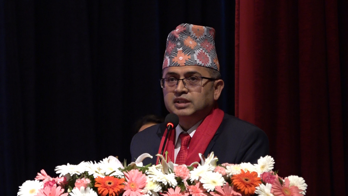काठमाडौँ।नेपाल विद्युत प्राधिकरणका का.मु. कार्यकारी निर्देशक दीर्घायूकुमार श्रेष्ठले लोडसेडिङको अँध्यारो युग पार गर्दै नेपालले विद्युत उत्पादन, प्रसारण, वितरण र निर्यातमा उल्लेख्य उपलब्धि हासिल गरेको बताएका छन् । नेपाल विद्युत प्राधिकरणको ४१ औँ वार्षिकोत्सबका अवसरमा सोमवार आयोजित कार्यक्रममा उनले हाल विद्युत प्रशारण ग्रिड करिव ९८ प्रतिशत जनसंख्यामा पुगेको बताएका छन् । प्रतिव्यक्ति विद्युत खपतसमेत अघिल्लो वर्षको तुलनामा बढेको उनले जानकारी दिएका छन् । उनले विद्युत प्रणालीको विस्तारसँगै सेवा गुणस्तर, विश्वसनीयता र आन्तरिक खपत बढाउन थप सुधार आवश्यक रहेको बताएका छन् । उनकाअनुसार प्राधिकरण र निजी क्षेत्रको सहकार्यमा नेपालमा विद्युत उत्पादन क्षमता ४ हजार १२० मेगावाट पुगेको छ । त्यस्तै, निजी क्षेत्रसँग १२ हजार १३५ मेगावाट क्षमताको विद्युत खरिद सम्झौता (पीपीए) सम्पन्न भइसकेको उनले जानकारी दिएका छन् । उत्पादन बढ्दै जाँदा विद्युत खेर जान नदिन आन्तरिक खपत वृद्धि र अन्तरदेशीय विद्युत व्यापारलाई समेत प्राथमिकता दिएको उनले बताए । भारत र बंगलादेशतर्फ विद्युत निर्यात गर्दै प्राधिकरणले गत आर्थिक वर्षमा मात्रै २९ अर्ब ३१ करोड रुपैयाँ आम्दानी गरेको उनले जानकारी दिएका छन् । उनले भने, ‘लोडसेडिङका ती अस्तव्यस्त दिनहरू इतिहास भई आजको दिनमा विद्युत प्रसारण ग्रिड करिव ९८ प्रतिशत जनतामा पुगेको छ भने प्रति व्यक्ति विद्युत खपत समेत गत वर्षभन्दा बढेको छ । बाढी, पहिरो, हावाहुरी जस्ता प्राकृतिक विपत्तिले बेला बखत विद्युत आपूर्तिमा गर्ने क्षणिक अवरोधलाई विद्युत पूर्वाधारको सुदृढीकरण र विस्तार मार्फत न्युनिकरण गर्दै विद्युत सेवाको गुणस्तर र विश्वसनीयता अभिवृद्धि गर्ने र ग्राहक सेवामा सुधार ल्याउने रणनीतिका साथ प्राधिकरण अघि बढिरहेको छ । प्राधिकरण र निजी क्षेत्रको सहकार्यमा देश भित्रै विद्युतको जडित उत्पादन क्षमता ४ हजार १२० मेगावाट पुगेको छ भने १२ हजार १३५ मेगावाट क्षमताको विद्युत खरिदका लागि निजी क्षेत्रसँग पीपीए पनि भइसकेको छ । स्वदेश भित्रै विद्युत खपत वृद्धि गर्दै थप उत्पादनलाई स्पिल हुन नदिन भारत र बंगलादेशमा विद्युत निर्यात गर्ने सन्दर्भमा एनइएले गत आर्थिक वर्षमा विद्युत निर्यात बापत मात्र २९ अर्ब ३१ करोड आम्दानी गर्न सफल भएको छ । यसबाट राष्ट्रिय अर्थतन्त्रमा महत्वपूर्ण योगदान पुग्नका साथै विश्व बजारमा नेपाललाई खुद विद्युत निर्यात गर्ने देशको रूपमा चिनाएको छ । विभिन्न जलाशय, सौर्य र अर्ध जलाशय विद्युत आयोजनाहरूको प्रवर्धन, प्रसारण लाइनमा समेत निजी क्षेत्रलाई सहभागी गराउने नीति, उत्पादन प्रसारण र वितरणका प्रणालीको आधुनिकीकरण, गुणस्तरीय सेवा प्रतिको प्रतिबद्धता, जवाफदेहिता र सञ्चालन दक्षता अभिवृद्धिले एनइएलाई जनताको विश्वासिलो साथी बनाएको छ । यस घडीमा निजी क्षेत्रका उत्पादकहरूको योगदानलाई कदाचित नजरअन्दाज गर्न मिल्दैन । अब हामीले हासिल गरेका यी उपलब्धिहरूमा सन्तुष्ट भएर बस्नु हुँदैन । अझ विश्वसनीय गुणस्तरीय दिगो र भरपर्दो विद्युत आपूर्ति सुनिश्चित गर्न, चुहावट थप घटाउन, देश भित्रै विद्युतको खपत बढाई आर्थिक र सामाजिक मूल्य सिर्जना गर्न अनि हरित ऊर्जाको युगमा देशलाई अग्रणी बनाउन हामी सबै एकजुट भई थप इमान्दार नवीनतम र आधुनिक प्रविधिसँग अभ्यस्त हुँदै संस्था र जनता प्रति अझ उत्तरदायी हुनै पर्दछ ।’ उनले प्राधिकरणको आगामी प्राथमिकता उत्पादन विस्तारसँगै विद्युत प्रणालीलाई थप विश्वसनीय र आधुनिक बनाउनु रहेको बताएका छन् । जलाशय, सौर्य तथा अर्धजलाशययुक्त आयोजनाको प्रवर्धन, प्रसारण लाइन निर्माणमा निजी क्षेत्रको सहभागिता, उत्पादन–प्रशारण–वितरण प्रणालीको आधुनिकीकरण र चुहावट नियन्त्रणलाई अगाडि बढाउनुपर्नेमा उनले जोड दिएका छन् । उनले हालको उपलब्धिमा सन्तुष्ट भएर बस्ने अवस्था नरहेको पनि बताएका छन् । उनका अनुसार देशभित्रै विद्युत खपत बढाएर आर्थिक तथा सामाजिक मूल्य सिर्जना गर्ने, विद्युत चुहावट थप घटाउने र हरित ऊर्जाको युगमा नेपाललाई अग्रणी मुलुक बनाउनेतिर लाग्नुपर्ने बताएका छन् ।