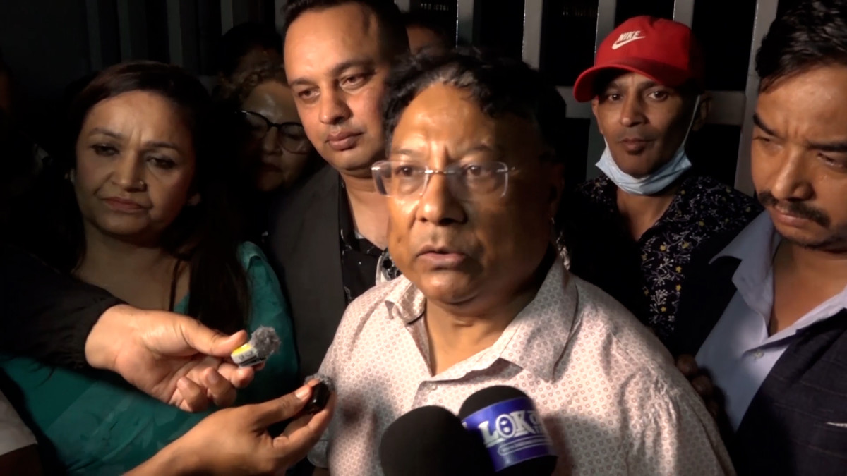 हिरासतबाट निस्कँदै पत्रकार श्रेष्ठले भने–‘सरकारको नियत ठिक छैन, विरोधीको आवाज थुन्ने खेल खेलिरहेको छ’