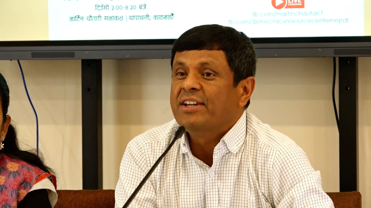 काठमाडौँ। मानव अधिकारकर्मी एवं सेन्टर फर ह्युमन राइट्स एण्ड भिक्टिम अफ भायोलेन्सका अध्यक्ष डा. रामकुमार भण्डारीले वर्तमा सरकारलाई संक्रमणकालीन न्याय (टिआरसी)लाई टुंगोमा पु¥याउने अवसर र जिम्मेवारी रहेको बताएका छन् । मंगलावार संघीय राजधानी काठमाडौंमा आयोजित ‘संक्रमणकालीन न्याय (टीआरसी)को यात्रामा हामी कहाँ छौँ ?’ विषयक संवाद कार्यक्रममा बोल्दै उनले यस्तो बताएका हुन् । उनले संक्रमणकालीन न्यायको विषयलाई लामो समयदेखि दलहरुले राजनीतिक नियन्त्रणमा राखेको आरोप पनि लगाएका छन् । उनले रास्वपा त्यस कार्यमा संलग्न नरहेकै कारण टिआरसीको मुद्दालाई टुंगोमा पु¥याउने कुरामा केही आशा गर्न सकिने बताएका छन् । भण्डारीले पीडितलाई समेत संलग्न गराएर संवादको वातावरण बनाउन सके संक्रमणकालीन न्यायलाई निष्कर्षमा पु¥याउन सकिने बताए । उनले विगतमा राज्यका संयन्त्रबाट विश्वासघात र बेइमानी भएको तथा पीडितलाई प्रक्रियाबाट बाहिर राखिएको भन्दै सरकार, अदालत र संसद्का गतिविधिप्रति पीडितको विश्वास कमजोर बनेको तर्क समेत गरेका छन् । उनले अब संक्रमणकालीन न्यायसम्बन्धी हरेक संरचनामा पीडितको सहभागिता सुनिश्चित गर्नुपर्ने मा समेत गरेका छन् । उनले भने, ‘हाम्रो कुरा चाँही अहिले पनि के हो भने संक्रमणकालीन न्यायलाई सधैं एउटा राजनीतिक नियन्त्रणमा राखियो । अहिलेको सरकारको कोहीपनि त्यसमा संलग्न नभएको हुनाले उनीहरुलाई यस विषयलाई टुंगोमा पुर्याउने अवसर पनि छ । हामीलाई समेत संलग्न गराएर संवादको वातावरण बन्यो भने यसले केही निकाश दिनसक्छ । तर पीडितको तर्फबाट भन्ने हो भने सरकार र अदालतहरुप्रति, संसदमा भएका गतिविधिहरुको कारण पनि सरकारका प्रतिबद्धतामा हामीलाई धेरै विश्वास छैन । किनभने लामो समयसम्म यो मुद्दामा हामीले विश्वासघात व्यहोरेको, राज्यका संयन्त्रले समेत बेइमानी गरेको र पीडितलाई छेउ पारेर सिमान्तमा धकेलिएको कारण यी संरचनाहरुप्रति हामीलाई विश्वास छैन । तर हाम्रो अबको माग भनेको हरेक संरचनामा सहभागिताको माग गरेका छौँ ।’ उनले द्वन्द्वपीडितको राज्यका निकायमा संरचनागत सहभागिता सुनिश्चित गरिनुपर्ने बताएका छन् ।
