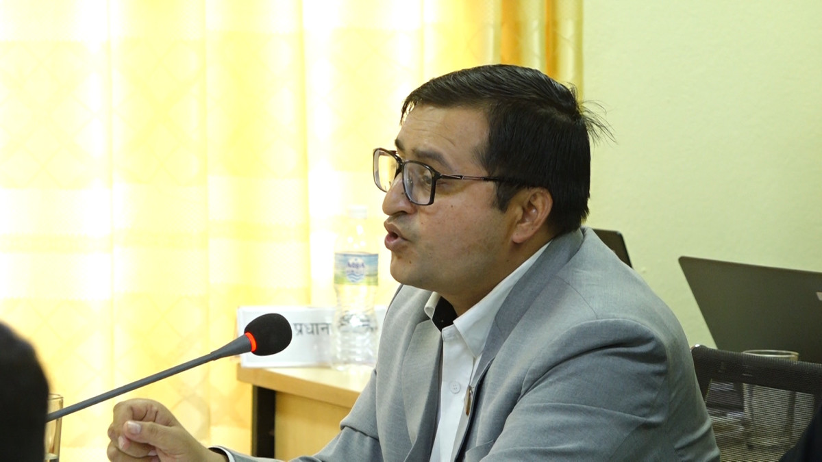 काठमाडौं। राष्ट्रिय स्वतन्त्र पार्टी (रास्वपा) का सांसद यज्ञमणि न्यौपानेले अख्तियार दुरुपयोग अनुसन्धान आयोगको कार्यशैली र प्रमुख आयुक्तको नैतिकतामाथि गम्भीर प्रश्न उठाएका छन् । बिहीवार सिंहदरबारमा बसेको प्रतिनिधि सभा अन्तर्गतको राज्य व्यवस्था तथा सुशासन समितिको बैठकमा सांसद न्यौपानेले आयोगको वार्षिक प्रतिवेदन, अनुसन्धानको सुस्तता र ठूला भ्रष्टाचार प्रकरणमा देखिएको ‘चयनमुखी’ अभियोजनका विषयमा आयोगको ध्यानाकर्षण गराएका छन् । सांसद न्यौपानेले आयोगको ३५ औँ वार्षिक प्रतिवेदनमा पुराना मुद्दाहरूको अनुसन्धान अवधि स्पष्ट नखुलाइएको भन्दै आपत्ति जनाएका छन् । उनले १५ देखि २० वर्ष पुराना मुद्दाहरू कहिलेसम्म टुङ्गिने भन्ने स्पष्ट कार्ययोजना नभएको उल्लेख गरेका छन् । सांसद न्यौपानेले नेपाल वायुसेवा निगमको वाइडबडी विमान खरिद प्रकरणमा विशेष अदालतले गरेको फैसलाको सन्दर्भ जोड्दै आयोगको निष्पक्षतामाथि प्रश्न उठाएका छन् । विशेष अदालतको फैसलामा उल्लेखित ‘चयनमुखी अभियोजन’ को अंश उद्धृत गर्दै उनले एउटै प्रक्रियामा संलग्नमध्ये कसैलाई मुद्दा चलाउने र मुख्य व्यक्तिलाई जोगाउने कार्यले प्राकृतिक न्यायको सिद्धान्त र समानताको हकको उल्लङ्घन गरेको बताएका छन् । उनले विमान खरिद प्रक्रियाको निर्णय गर्दा सञ्चालक समितिको अध्यक्ष रहेका तत्कालीन सचिव एवं वर्तमान प्रमुख आयुक्त प्रेमकुमार राईलाई प्रतिवादी नबनाइनुले आयोगको विश्वसनीयतामा आघात पुगेको तर्क गरेका छन् । उनले भने, ‘इटहरीस्थित अख्तियारको कार्यालयमा १३ वर्षदेखि एउटै फाइल अनुसन्धान भइरहेको पाइयो । अनुसन्धानको नाममा दशकौँसम्म फाइल अल्झाएर राख्ने कार्यविधिले सुशासनलाई गिज्याइरहेको छ । यति धेरै गम्भीर प्रश्नहरू उठिसकेपछि त्यही पदमा बसिरहन नैतिकताले दिन्छ कि दिँदैन ?’ संविधानको धारा २३८ (४) (ङ) लाई स्मरण गराउँदै न्यौपानेले संवैधानिक निकायको प्रमुखमा नियुक्ति हुँदा मात्र नभई पदमा बहाल रहँदा पनि ‘उच्च नैतिक चरित्र’ अनिवार्य हुनुपर्ने उल्लेख गरेका छन् । नक्कली भूटानी शरणार्थी प्रकरणमा अभियुक्त सानु भण्डारीले अदालतमा दिएको बयानमा प्रेमकुमार राईको नाम उल्लेख भएको र नेपाल आयल निगमको जग्गा प्रकरणमा समेत उनी जोडिएको प्रसङ्ग उठाउँदै न्यौपानेले प्रश्न गरेका छन् । सांसद न्यौपानेले अख्तियारका पदाधिकारीहरूलाई प्रधानमन्त्री कार्यालयमा बोलाएर मुद्दा चलाउन दबाब दिइएको भनी सञ्चारमाध्यममा आएका समाचारहरूबारे समेत स्पष्टीकरण माग गरेका छन् । उनले क्यान्टोन्मेन्ट घोटाला, भूकम्पको समयमा भएको त्रिपाल खरिद प्रकरण र नाकाबन्दीका बेलाको स्यानिटाइजर खरिद जस्ता पुराना मुद्दाहरूको अनुसन्धान अझै टुङ्गो नलाग्नु विडम्बनापूर्ण रहेको टिप्पणी गरेका छन् ।