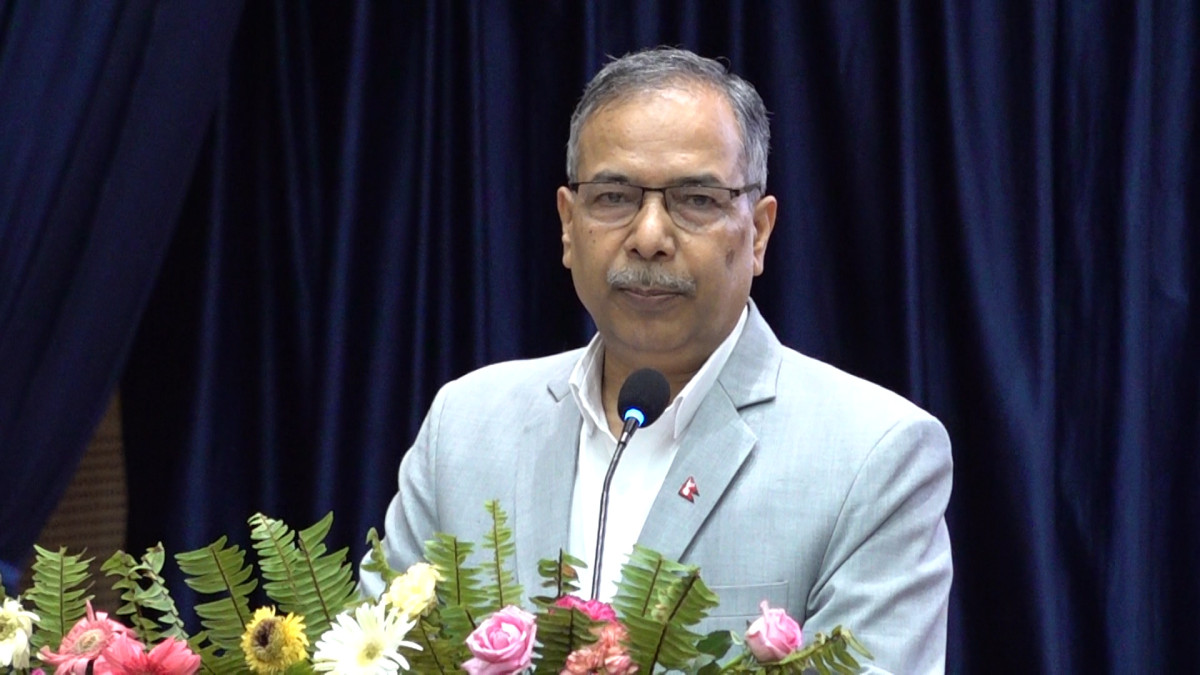 काठमाडौं।उपराष्ट्रपति रामसहायप्रसाद यादवले मुलुकलाई वातावरणमैत्री र प्रविधिमैत्री दिशामा अगाडि बढाउन हरित ऊर्जामा आधारित सवारी साधनहरूको प्रवद्र्धन आजको अनिवार्य आवश्यकता भएको बताएका छन् । काठमाडौंको भृकुटीमण्डपमा मंगलवारदेखि शुरु भएको ‘नाडा अटो शो’ को उद्घाटन समारोहलाई सम्बोधन गर्दै उपराष्ट्रपति यादवले नेपालजस्तो विकासशील राष्ट्रका लागि अन्तर्राष्ट्रिय स्तरको सवारी प्रदर्शनीको महत्व बहुआयामिक हुने उल्लेख गरेका छन् । यस्ता प्रदर्शनीले उपभोक्तालाई बजारमा भित्रिएका नयाँ प्रविधि, इन्धन दक्षता, सुरक्षा सुविधा र वातावरणीय प्रभावबारे प्रत्यक्ष जानकारी लिई सही निर्णय लिन सहयोग पुग्ने उनको विश्वास छ । अटोमोबाइल क्षेत्र नेपालको राजस्व संकलनको प्रमुख स्रोतमध्ये एक भएको चर्चा गर्दै उनले यस क्षेत्रले प्रत्यक्ष र अप्रत्यक्ष रूपमा हजारौँ युवालाई रोजगारी तथा प्राविधिक कौशल प्रदान गरी आत्मनिर्भर बन्ने आधार तयार पारेको बताएका छन् । विद्युतीय सवारीको व्यापक प्रयोगले इन्धनको परनिर्भरता घटाई व्यापार घाटा कम गर्न प्रत्यक्ष सहयोग पुग्ने उनले उल्लेख गरेका छन् । साथै, कार्बन उत्सर्जन न्युन गर्दै सहरी क्षेत्रको वायु प्रदूषण नियन्त्रण गर्न र जलवायु परिवर्तनका चुनौतीहरूसँग लड्न ‘ईभी’ प्रविधि निर्णायक सावित हुने उनको भनाइ छ । वातावरण संरक्षण र दिगो विकासका लागि विद्युतीय सवारी साधनलाई केवल विकल्पका रूपमा मात्र नभई राष्ट्रिय प्राथमिकताका रूपमा विकास गरिनुपर्नेमा उनले जोड दिएका छन् । यसका लागि नीतिगत स्थायित्व र चार्जिङ स्टेशन जस्ता पूर्वाधार विस्तारमा सरकार र निजी क्षेत्रबीच सहकार्य हुनुपर्ने उनको सुझाव छ । उपराष्ट्रपति यादवले अटोमोबाइल क्षेत्रको विकास र यसबाट प्राप्त हुने लाभ समाजका सबै वर्ग र समुदायसम्म पुग्नुपर्ने बताएका छन् । नयाँ सोच र स्टार्टअपहरूलाई प्रोत्साहन गर्दै मुलुकभित्रै उद्यमशीलताको लहर सिर्जना गर्न नाडा अटो शोले योगदान पु¥याउने उनले अपेक्षा गरेका छन् । स्वदेशी कच्चा पदार्थमा आधारित अटोपाट्र्स उत्पादनलाई प्रवद्र्धन गर्दै नेपाललाई आत्मनिर्भर अर्थतन्त्रको मार्गमा अघि बढाउन उहाँले व्यवसायीहरूलाई आग्रह गरेका छन् । उपराष्ट्रपति यादवले भने, ‘हाम्रो देश जलस्रोतमा धनी छ र हामी जलविद्युत उत्पादनमा तिब्र गतिमा अघि बढिरहेका छौँ । यस्तो अवस्थामा पेट्रोलियम पदार्थको आयातमा बाहिरिने अर्बौँ रुपैयाँ जोगाउन विद्युतीय सवारी साधनको प्रयोग बढाउनु नै बुद्धिमानी र दिगो उपाय हो ।’ नाडाको स्वर्ण जयन्तीको अवसरमा शुभकामना व्यक्त गर्दै उपराष्ट्रपति यादवले नाडा अटो शो २०२६ ले नेपालको अटोमोबाइल क्षेत्रलाई आधुनिक प्रविधि र हरित ऊर्जातर्फ उन्मुख गराउन सशक्त उत्प्रेरकको भूमिका निर्वाह गर्ने विश्वास व्यक्त गरेका छन् । उनले देशको समृद्धिका लागि निजी क्षेत्र, सरकार र नागरिक समाजको एकीकृत प्रयास अपरिहार्य रहेको समेत बताएका छन् ।