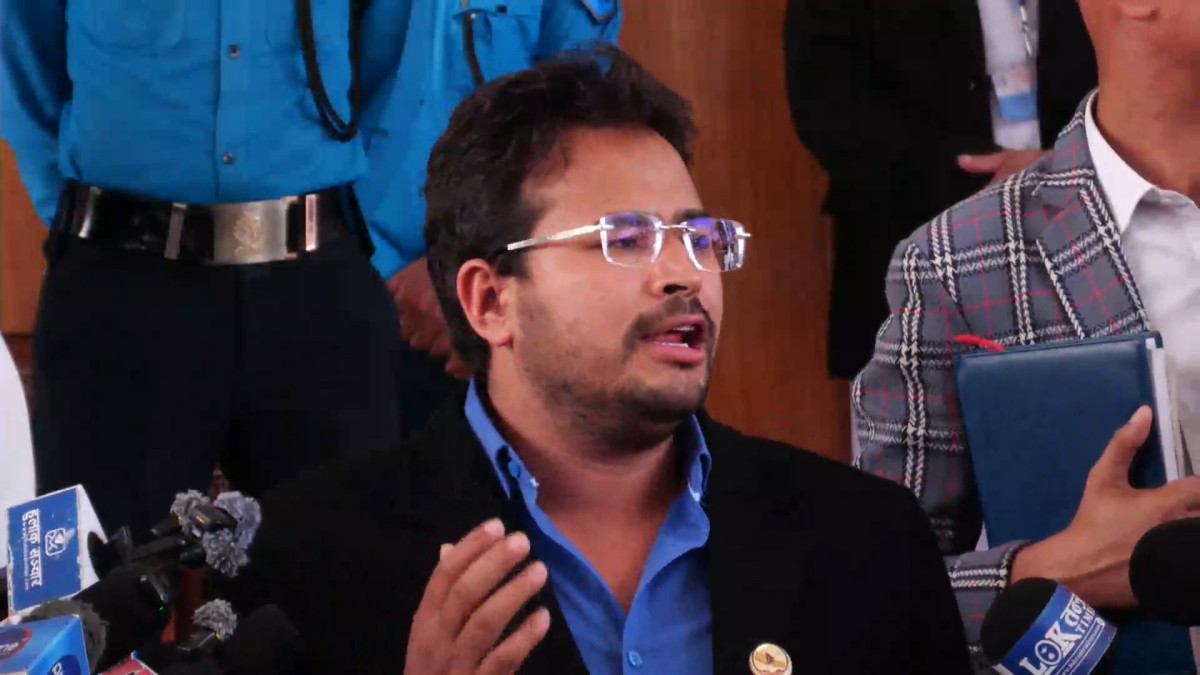 काठमाडौँ। राष्ट्रिय प्रजातन्त्र पार्टीका संसदीय दलका नेता ज्ञानबहादुर शाहीले बाढी–पहिरो जस्तो राष्ट्रिय विपद्को समयमा राजनीतिक दलभन्दा माथि उठेर सरकारलाई साथ दिनुपर्ने बताएका छन् । राष्ट्रिय स्वतन्त्र पार्टीका सभापति रवि लामिछानेद्वारा आयोजित सर्वदलीय बैठकमा सहभागी भएपछि सञ्चारकर्मीहरूसँग कुरा गर्दै नेता शाहीले विपद् व्यवस्थापन र उद्धारका लागि ६ बुँदे सुझाव प्रश्तुत गरेका हुन् । शाहीले रसुवा लगायतका क्षेत्रमा बाढीका कारण फसेका नागरिकहरूको तत्काल उद्धार गर्न सरकारसँग आग्रह गरे । विशेष गरी त्रिशूलीस्थित हाकु २१६ (जेबी) को सुरुङभित्र ३०० भन्दा बढी व्यक्तिहरू फसिरहेको जानकारी दिँदै उहाँले गृहमन्त्रीको ध्यानाकर्षण गराएका छन्। आज बिहानैदेखि सशस्त्र प्रहरीको हेलिकप्टरमार्फत उद्धार कार्य शुरु भएको र सुरुङमा फसेकाहरूलाई जीवितै उद्धार गर्न निर्देशन दिइएको उनले बताएका छन्। राहत वितरणलाई व्यवस्थित बनाउन ‘एकद्वार प्रणाली’ लागू गर्नुपर्ने र प्रधानमन्त्री दैवी प्रकोप राहत कोषलाई थप व्यापक, प्रचारमुखी र पारदर्शी बनाउनुपर्ने, बाढी प्रभावित क्षेत्रमा टेलिकम र नेटवर्क अवरुद्ध हुँदा हराइरहेका व्यक्तिहरूको अवस्था अज्ञात रहेकाले सञ्चार सुविधा तत्काल सुचारु गर्नुपर्ने, विपद्को समयमा मृतकको शरीरबाट गरगहना लुट्ने जस्ता अमानवीय कार्यमा संलग्नहरूलाई भिडियो प्रमाणका आधारमा तत्काल पहिचान गरी कडा कारबाही गर्न गृह मन्त्रालयको ध्यानाकर्षण गराएका छन् । नेता शाहीले नेपालका प्रमुख नदीहरूको स्रोत हिमतालहरू रहेको र ती फुट्ने जोखिम सधैँ रहने हुनाले हिमतालहरूको निरन्तर अनुगमन र वैज्ञानिक अध्ययनका लागि एक स्थायी सरकारी निकाय गठन गर्नुपर्ने, विपद् व्यवस्थापनमा सबै दललाई एकै ठाउँमा ल्याउन संसदीय समिति बनाउनुपर्ने, राहत कार्यमा बाधा पुग्ने गरी नेताहरूले कार्यक्षेत्रमा अनावश्यक भिडभाड नगर्न र प्रचारभन्दा सहयोगमा केन्द्रित हुन अपिल समेत गर्नुभएको छ । उनले प्रभावित क्षेत्रमा खाद्यान्न र अत्यावश्यक सामग्री ढुवानी गर्न समस्या भइरहेकाले तत्काल काठेपुल, झोलुङ्गे पुल र ट्रस ब्रिजहरू निर्माण गर्नुपर्ने माग गरेका छन् । नेता शाहीले भने, ‘आज राष्ट्रिय स्वतन्त्र पार्टीका सभापति रवि लामिछानेजीले बोलाउनुभएको सर्वदलीय बैठकमा सहभागी भयौँ। बैठकमा विशेषगरी रसुवालगायत बाढीपहिरो प्रभावित क्षेत्रका नागरिकको तत्काल उद्धार र राहतबारे छलफल भयो । हामी अहिले सरकारको साथमा छौँ। विपद्को यो समयमा कुनै दल, व्यक्ति वा समूहभन्दा माथि उठेर राष्ट्र र नेपाली नागरिकको पक्षमा एकतावद्ध हुनुपर्नेमा जोड दिएका छौँ । प्रधानमन्त्री राहत कोषमार्फत ‘वान डोर सिस्टम’ लागू गरी राहतलाई व्यवस्थित र पारदर्शी बनाउने, उद्धार तथा राहतसँगै सञ्चार सेवा तत्काल सञ्चालन गर्ने, विपद्का बेला लुटपाट तथा अमानवीय गतिविधिमा संलग्नलाई तत्काल कानुनी कारबाही गर्ने, हिमताल फुट्ने जोखिमलाई मध्यनजर गर्दै अध्ययन, अनुसन्धान र अनुगमनका लागि छुट्टै निकाय गठन गर्नुपर्छ । विपद् व्यवस्थापनका लागि संसदीय समिति गठन हुनुपर्छ । प्रभावित क्षेत्रमा अनावश्यक राजनीतिक भीडभाड नगरी उद्धारमा सहयोग गर्ने तथा काठेपुल, झोलुङ्गे पुल र ट्रस ब्रिजलगायत आवश्यक भौतिक संरचना तत्काल निर्माण गर्ने विषय उठाएका छौँ । विशेषगरी सुरुङभित्र फसेका नागरिकको उद्धारमा कुनै ढिलाइ नगरी सबै संयन्त्र परिचालन गर्न गृहमन्त्रीसमक्ष आग्रह गरेका छौँ । अहिलेको प्राथमिकता जीवन रक्षा, उद्धार र राहत हो ।’ नेता शाहीले यतिबेला कुनै दल वा समूह नभई सिङ्गो देश एकजुट हुनुपर्ने उल्लेख गर्दै सरकारको सकारात्मक कदममा आफूहरूको पूर्ण समर्थन रहने प्रतिवद्धता समेत व्यक्त गरेका छन् ।