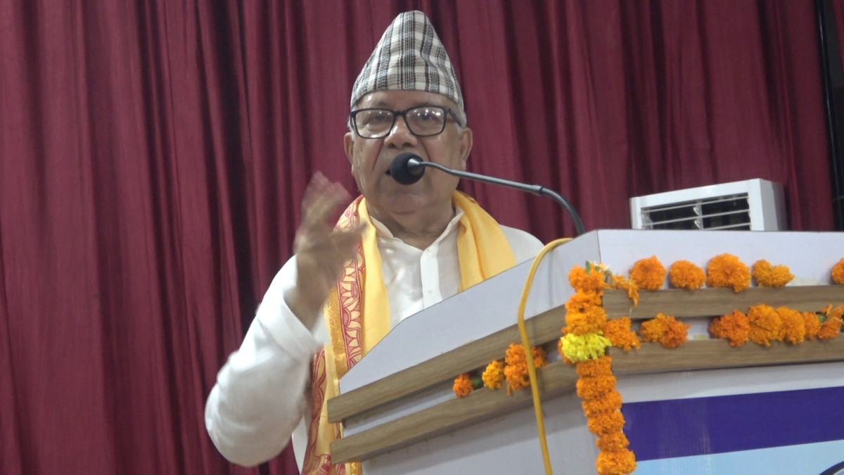 काठमाडौँ। पूर्वप्रधानमन्त्री एवं नेपाली कम्युनिष्ट पार्टीका सहसंयोजक माधवकुमार नेपालले रसुवा जिल्लामा आएको विनाशकारी प्राकृतिक विपद्प्रति दुःख व्यक्त गरेका छन् । शनिवार जनकपुरमा आयोजित एक कार्यक्रमलाई सम्बोधन गर्दै उनले रसुवा बाढीप्रति दुःख व्यक्त गरेका हुन् । नेता नेपालले रसुवामा गएको बाढीको घटनालाई ‘विनाशको लीला’ संज्ञा दिँदै ठूलो संख्यामा मानवीय र भौतिक क्षति भएको उल्लेख गरेका छन् । चीन र नेपालको सीमा नाका एवं मानसरोवर र कैलाश पर्वतको प्रवेशद्वारका रूपमा रहेको सो क्षेत्रमा भएको क्षतिले समग्र राष्ट्रलाई नै अपूरणीय क्षति पुगेको उनको भनाइ छ । उनले ठूलो संख्यामा मानिसहरूको ज्यान गएको, कैयौँ घाइते भएको र हजारौँको उद्धार गरिएको जानकारी दिँदै सो क्षेत्रका जलविद्युत गृह, विद्यालय र अस्पतालहरूमा भएको भौतिक क्षतिको परिमाण अर्बौं रुपैयाँ बराबर रहेको बताएका छन् । नेता नेपालले विकास निर्माणका ठूला आयोजना र राज्यको लगानीका प्राथमिकताहरू स्पष्ट हुनुपर्नेमा जोड दिएका छन् । देशको आर्थिक र सामाजिक रूपान्तरणका लागि समाजवादको विकल्प नरहेको बताएका छन् । उनले निजगढ अन्तर्राष्ट्रिय विमानस्थलजस्ता गौरवका आयोजनाको महत्त्वबारे चर्चा गर्दै बजेटको सदुपयोग र प्राथमिकता निर्धारणमा सरकार गम्भीर हुनुपर्ने बताएका छन् । राजनीतिक र वैचारिक सन्दर्भमा बोल्दै नेता नेपालले पुँजीवादले जनतालाई गरिबी, अभाव र बेरोजगारीमा राख्ने दाबी गरेका छन् । उनले सामाजिक न्याय र जनताको सेवाका लागि ‘नेपाली विशेषताको समाजवाद’ नै उत्तम विकल्प भएको जिकिर गरेका छन् । कम्युनिष्ट पार्टीभित्र बढ्दै गएको व्यक्तिवादी प्रवृत्ति र नेताको अन्धप्रशंसा गर्ने शैलीको आलोचना गर्दै उनले पार्टी व्यक्ति प्रधान नभई नीति र कमिटी प्रधान हुनुपर्नेमा जोड दिएका छन् । उनले भने, ‘कुन ठाउँमा हवाई मैदान बनाउने र कुन पुललाई प्राथमिकता दिने भन्ने कुराको वैज्ञानिक छनोट हुनुपर्छ । कम्युनिष्ट पार्टीभित्र गुटबन्दी र व्यक्तिवाद गलत हो । हामीले नीति र सिद्धान्तको आधारमा संगठनलाई बलियो बनाउनुपर्छ । साना–ठूला चुनौती र हार–जितबाट विचलित नभई आफ्ना कमजोरीहरू सुधारेर अघि बढ्नु आजको आवश्यकता हो ।’ नेता नेपालले चीनको विकासमा अपनाइएका नीतिहरूको उदाहरण दिँदै नेपालले पनि आफ्नै परिवेश अनुकूलको समाजवादी बाटो पक्रिनुपर्ने बताएका छन् । पार्टी एकता र वैचारिक स्पष्टताले मात्र नयाँ नेपालको निर्माण सम्भव हुने विश्वास व्यक्त गरेका छन् ।