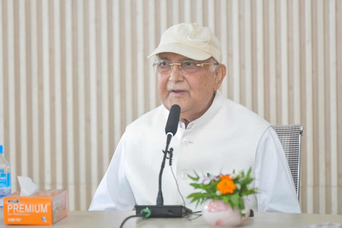 काठमाडौँ।नेकपा (एमाले) अध्यक्ष एवं पूर्वप्रधानमन्त्री केपी शर्मा ओलीले जलवायु परिवर्तनका कारण हुने विपद्बाट नेपालजस्ता विकासशील तथा जोखिममा रहेका मुलुकले भोग्नुपरेको क्षतिको पूर्ति विकसित मुलुकले गर्नुुपर्ने बताएका छन् । सोमवार पार्टी केन्द्रिय कार्यालय च्यासलमा एमाले राजधानी प्रदेश कमिटीले बाढीपीडितका लागि हस्तान्तरण गरेको १० लाख रुपैयाँको चेक ग्रहण गर्दै उनले जलवायुजन्य विपद् तथा पर्वतीय विपद्का लागि नेपालजस्ता मुलुक जिम्मेवार नरहेको बताएका छन् । उनले रसुवा बाढीजस्तै मानवीय कारणबाट भएका पर्वतीय तथा अन्य विपद्मा नेपालको कुनै योगदान नरहेको दाबी गर्दै वातावरण विनाशमा बढी योगदान गर्ने विकसित देशले त्यसको क्षति व्यहोर्नुपर्ने बताएका छन् । उनले आफूले संयुक्त राष्ट्रसंघमा समेत जलवायुजन्य क्षतिका विषयमा आवाज उठाएको उल्लेख गर्दै यस विषयमा अन्तर्राष्ट्रिय समुदायको ध्यान जान नसकेको बताएका छन् । उनले रसुवा बाढीपछि अन्तर्राष्ट्रिय समुदायबाट नेपालले प्राप्त गरिरहेको सहयोगप्रति धन्यवाद दिँदै जलवायु क्षतिपूर्तिको विषयलाई समेत प्राथमिकताका साथ उठाउनुपर्ने बताएका छन् । उनले कार्बन उत्सर्जन न्युनिकरणमा योगदान गर्ने तर कार्बन उत्सर्जनमा न्यून योगदान भएका देशले जलवायु क्षतिको भार व्यहोर्नुपरेको भन्दै कार्बन ट्रेडको अवधारणालाई न्यायको अंगका रूपमा स्थापित गर्नुपर्नेमा जोड दिएका छन् । उनले भने, ‘पछिल्लो समयका पर्वतीय विपद्को कुरामा मानवीय कारणले जे जति भएको छ त्यसमा नेपालजस्ता देशहरु हामीहरु जिम्मेवार छैनौँ । हाम्रो किञ्चित पनि जिम्मेवारी छैन, विकसित देशहरुको जिम्मेवारी छ । त्यसकारण विकसित देशहरुले यस सन्दर्भमा मर्कामा पर्न पर्ने, विनाशका लागि कुनै प्रकारको योगदान नगरेको, वातावरण विनाशका लागि योगदान ठ्याम्मै नगरेको त्यसको क्षति चाहिँ व्यहोर्नुपर्ने हामी र हामी जस्ता साना देशहरुलाई हामी र हामी जस्ता भुल्नेरेवल देशहरुले क्षतिपूर्ति दिनुपर्छ । मैले यो संयुक्त राष्ट्र संघको आफ्नो मन्तव्यमा उठाएको थिएँ । यसमा पर्याप्त ध्यान जान सकेको छैन । आज अन्तर्राष्ट्रिय मित्रहरुले हामीलाई सहयोग गरिरहनु भएको छ, म हार्दिक धन्यवाद भन्न चाहन्छु । हाम्रो दलको तर्फबाट भन्न चाहन्छु, । तर ४०–५० करोडको सहयोग गर्नुहोला । त्यति सहयोग त हाम्रो हाम्रो एक घर बगाएकोले भौतिक क्षतिमा गएको छ, एक घरमा । एउटा कार्यालयमा गएको छ । त्यसकारण यो यो दया, माया, करुणाको मात्रै होइन प्रश्न । वातावरण बिगारे बापत पहिले यो कार्बन ट्रेड भन्ने थिएन । अहिले कार्बन ट्रेडको कन्सेप्ट एउटा न्यायको अङ्गको रुपमा र कार्बन कन्ट्रीब्युट नगरेर कार्बन न्यूनीकरणमा कन्ट्रीब्युट गर्ने देशहरुलाई दिने, प्राप्त गर्ने अधिकारको रुपमा त्यो स्थापित हुँदै आएको छ । यसमा हामीले दाबी पनि गर्नुपर्छ ।’ उनले रसुवा बाढी तत्कालको विपद् नभई भविष्यमा झन ठूलो खतरा रहेको संकेतका रुपमा बुझ्नुपर्ने बताएका छन् ।