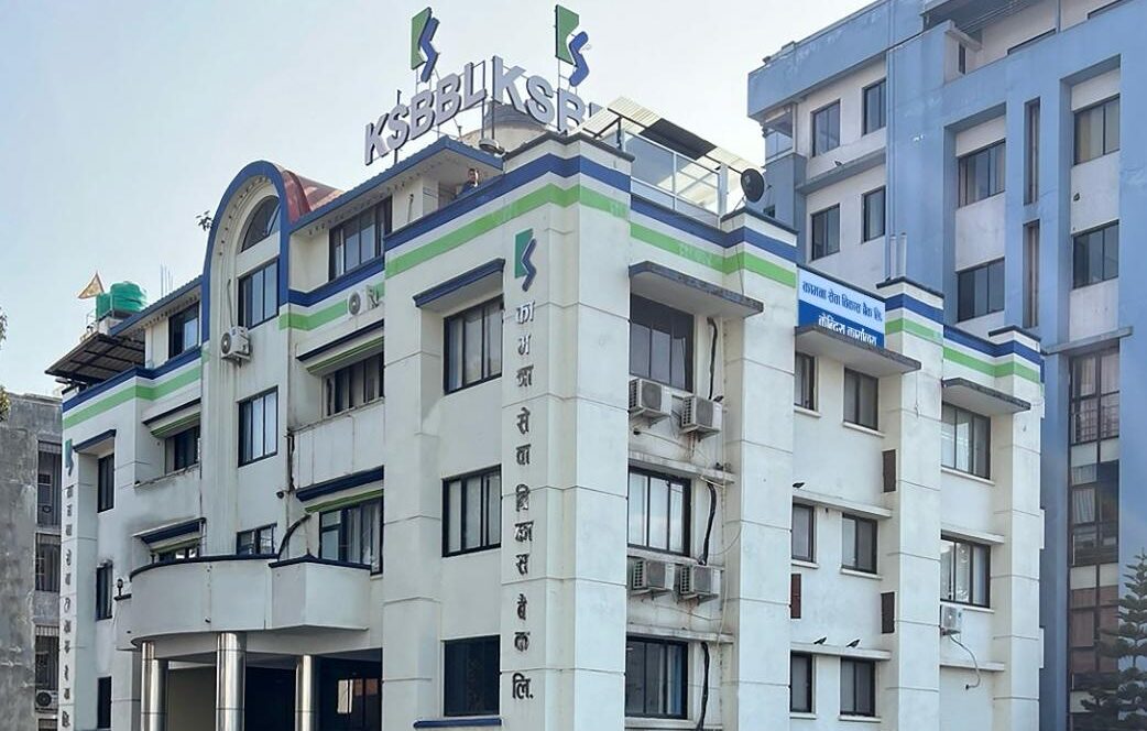 काठमाडौं । कामना सेवा विकास बैंकले भदौ ३१ गते २०औँ वार्षिक साधारणसभा बोलाएको छ। सभाले आफ्ना सेयरधनीलाई १५ प्रतिशत (करसहित) नगद लाभांश र अग्राधिकार सेयरधनीलाई ९ प्रतिशत लाभांश वितरण गर्ने प्रस्ताव पारित गर्नेछ। बैंकले साधारणसभा तथा लाभांश प्रयोजनका लागि भदौ १८ गते बुक क्लोज गर्ने भएको छ। त्यसैले भदौ १७ गतेसम्म कायम सेयरधनीले लाभांश पाउनेछन्। गत वर्ष बैंकले बोनस र नगद गरी १५.७८ प्रतिशत लाभांश दिएको थियो।