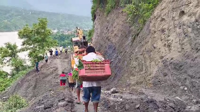 पहिरोको जोखिम मोलेर बजारसम्म कृषि उपज पुर्‍याउँदै धादिङका किसान