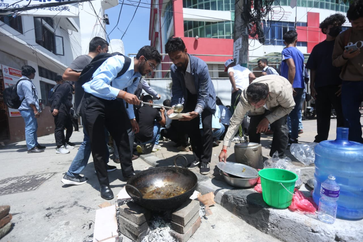 अखिल क्रान्तिकारीको सडक बिरोध: विद्यार्थीहरूले सडकमै खाना पकाएर खाए