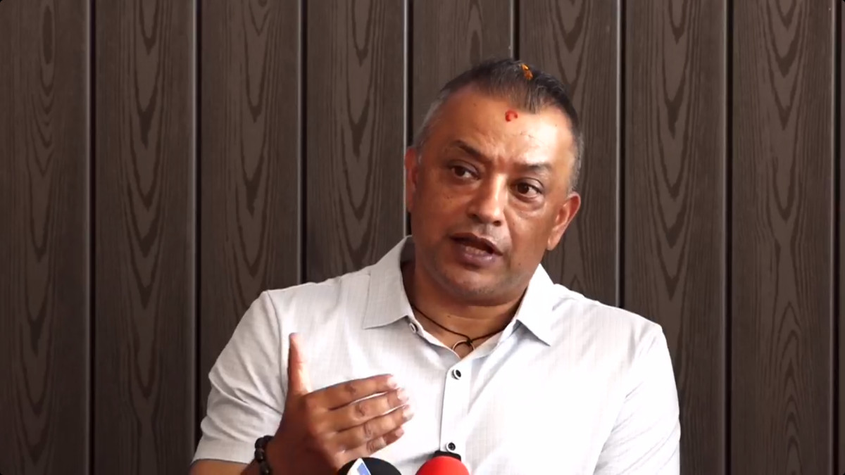काठमाडौं । नेपाली कांग्रेसका सभापति गगनकुमार थापाले प्रधामन्त्री बालेन्द्र शाह निजी क्षेत्रप्रति सकारात्मक नरहेको आरोप लगाएका छन्। । प्रधानमन्त्री शाहका पछिल्लो अभिव्यक्ति र निर्णयहरुले सरकारको निजी क्षेत्रप्रतिको दृष्टिकोण सकारात्मक रहेको नदेखिएको टिप्पणी गर्दै थापाले प्रधानमन्त्रीले देशको अर्थतन्त्र कुन दिशामा लैजाने भन्ने विषयमा स्पष्ट आर्थिक नीति र प्राथमिकता तय गर्नुपर्नेमा त्यसतर्फ ध्यान जान नसकेको आरोप लागेका छन् । उनले दुग्ध विकास संस्थान, हेटौँडा कपडा उद्योग र नेपाल औषधि लिमिटेडलगायत सरकारी उद्योग सञ्चालनको विषयलाई राज्यको समग्र आर्थिक नीतिसँग जोडेर हेर्नुपर्ने बताउदै उनले सरकार आफैंले उद्योग सञ्चालन गर्नेभन्दा अर्थतन्त्रमा निजी क्षेत्रको भूमिका विस्तार गर्ने नीति अघि सार्नुपर्नेमा जोड दिएका छन् । थापाले २०४६ सालपछि तत्कालीन प्रधानमन्त्री गिरिजाप्रसाद कोइरालाले खुला, उदार र बजारमुखी अर्थतन्त्रको बाटो रोजेको स्मरण गर्दै प्रधानमन्त्रीले के रोज्छ भन्ने कुराले देशलाई कता लैजाने भन्ने निर्धारण गर्ने बताए । तत्कालीन सरकारले निजी क्षेत्र र बजारलाई विश्वास नगरेको भए आर्थिक विकासको आधार निर्माण हुन नसक्ने पनि सभापति थापाले दावी गरेका छन् । उनले भने, ‘प्राइममिनिस्टरले कतातिर जाने भन्ने निर्णय गर्ने हो । कुन बाटोतिर लाने भन्ने निर्णय गर्ने हो । जो अहिले प्राइममिनिस्टर हुनुहुन्छ । अहिलेको प्रधानमन्त्रीलाई निजी क्षेत्र हेर्नै मन पर्दैन । अहिलेको प्रधानमन्त्री मेरो आफ्नो बुझाइमा हैन, हि हेट्स प्राइभेट सेक्टर । यो मैले अनुमानको आधारमा भनेको होइन । अहिले उहाँका पछिल्ला समयका कतिपय अभिव्यक्तिहरू, र निर्णयहरु अत्यस्तै छन् । मैले अस्ति पार्टीको सेन्ट्रल कमिटीको बैठकमा लामो समय लिएर भनेको पनि छु । हेर्दा सामान्य कुरा लाग्छ । तर, दुग्ध विकास संस्थानको हेटौँडा कारखानाको, नेपाल औषधि लिमिटेडको बारेमा, ती कारखानाहरु चलून्, मुनाफा कमाऊन् मेरो शुभेच्छा छ । त्यसकाबारेको टिप्पणी होइन। तर स्टेट चलाउने मान्छेले यो स्टेटको इकोनोमी आजको दिनमा यो कस्तो छ ?’ उनले सरकारले निजी क्षेत्रको लागि लगानीको वातावरण निर्माण गर्नुपर्नेमा जोड दिएका छन् ।