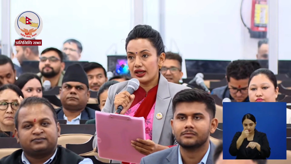 काठमाडौं । सत्तारुढ दल राष्ट्रिय स्वतन्त्र पार्टी (रास्वपा)की सांसद आशिका तामाङले बजारमा ग्यास हुँदाहुँदै पनि उपभोक्ताले खरिद गर्न नपाएको भन्दै सरकारको आलोचना गरेकी छिन् । प्रतिनिधि सभाको शुक्रवारको बैठकमा बोल्दै उनले ग्यासको आपूर्ति सहज बनाउन नसकेको भन्दै सरकारको आलोचना गरेकी हुन् । उनले पसलमा ग्यास हुँदाहुँदै पनि व्यापारीले बेच्न नमानेको गुनासोहरु आउने गरेको समेत बताएकी छिन् । यसले त नेपालमा सरकारभन्दा माफिया ठूला रहेछन् भन्ने पुष्टि भएन र ? भन्दै प्रश्न गरेकी छिन् । उनले बजारमा ग्यास नभए सरकारले स्पष्ट रुपमा नागरिकलाई जानकारी गराउनुपर्ने पनि बताएकी छिन् । उनले ग्यास अभावको समाधानका लागि पटकपटक मन्त्री परिवर्तन गर्नु उचित नहुने तर्क पनि गरेकी छिन् । उनले भनिन् , ‘यदि ग्यास छैन भने छैन, हामीसँग ग्यास छैन भनेर सरकारले भनिदेओस् । यदि ग्यास दिन सक्दैन भने सरकारले दाउरा खोजी भात पकाएर खाओ भनेर जनतालाई भनिदेओस् । महिनैपिच्छे ग्यासका लागि मन्त्री फेर्ने होइन यसरी मन्त्री फेर्दै जाने हो भने ग्यासको भन्दा पनि मन्त्रीहरूको लाइन लामो हुन्छ ।’ उनले ग्यासको आपूर्ति सहज बनाउनतर्फ सरकार गम्भीर हुनुपर्ने धारणा राखेकी छिन् ।