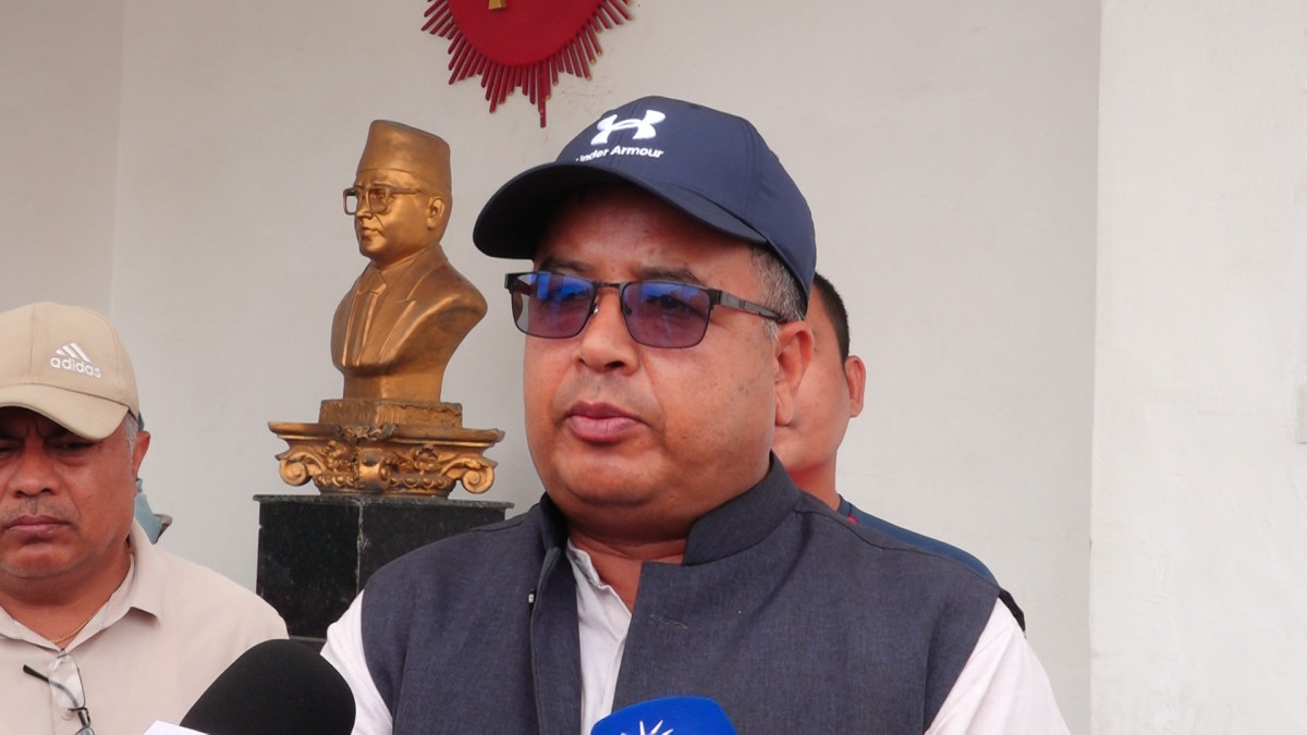 काठमाडौँ। नेकपा एमालेका सचिव महेश बस्नेतले वर्तमान सरकारका गतिविधि देखेर जनता निराश भएको बताएका छन् । शुक्रबार एमालेको निर्वाचन समीक्षा तथा पार्टी पुनर्गठन कार्यदलको बैठकपछि सञ्चारकर्मीहरुसंग कुरा गर्दै उनले जनता भोट फिर्ता गर्ने मनस्थितिमा पुगिसकेको दाबी गरेका हुन् । उनले सरकार बनेको ६ महिना नपुग्दै जनतामा निराशा उत्पन्न भएको बताएका छन् । अन्तर्राष्ट्रिय शक्तिहरूले सामाजिक सञ्जाल र अल्गोरिदमको प्रयोग गरेर नयाँ पुस्तामा भ्रम सिर्जना गरि वर्तमान सरकार निर्माण गरिएको दाबी गरेका छन् । सुशिला कार्की नेतृत्वको अन्तरिम तथा वर्तमान सरकारका गतिविधिका कारण जनताले आफ्नो निर्णय गलत भएको महसुस गर्न थालेको उनको भनाई छ । जनतामा अहिले उक्त ‘जनादेश फिर्ता गर्नुपर्ने’ मनोविज्ञान विकास भएको उनले बताएका छन् । उनले सर्वोच्च अदालतमा प्रतिनिधिसभा पुनस्थापना सम्बन्धी मुद्दा विचाराधीन रहेकोले संसद् पुनस्थापना गरेर गलत अभ्यास सच्याउनपर्ने बताएका छन् । एमालेले यही विषय आगामी केन्द्रीय कमिटी बैठकमा छलफलको एजेन्डा बनाउने उनको दाबी छ । उनले भने, ‘पछिल्लो एक वर्षको अन्तरिम र वर्तमान सरकारका कारणले जनताहरुले आफ्नो निर्णय गलत भयो भनेर पछुताउ गरेको र अहिले निर्वाचन हुने सच्चिने ठाउँमा पुगिसक्नुभएको छ । सरकारले जुन खालको गलत हर्कत गरिरहेको छ । आम जनता त्यो जनादेश फिर्ता गर्नुपर्छ भन्ने मनोविज्ञान भोगिरहेको र अहिले हुने भए त्यो जनादेश फिर्ता गर्नुपर्छ भन्ने मनस्थितिमा पुगेको बेलामा जनताको आन्दोलनको बलबाट सर्वोच्च अदालतमा भएको विचाराधीन मुद्दाबाट संसद पुनर्गठन हुने एउटा परिवेश सिर्जना हुने अवस्थामा छ । यसले त्यतिखेरको निर्वाचनमा गरिएका गलत अभ्यासहरु सच्चिने ठाउँमा पुग्छन् । आगामी केन्द्रीय कमिटीको बैठकमा यो विषय छलफल हुन्छ । त्यसलाई हामी छलफलको एजेन्डा बनाउँछौँ ।’ उनले पार्टी संगठनभित्रका कमजोरीलाई सुधार गरी जनतामा फैलिएका भ्रम चिर्नेगरि एमालेलाई सशक्त बनाएर लैजाने बताएका छन् । जनतासँगको सम्बन्ध थप बलियो बनाउँदै उनीहरूका मुद्दामा नियमित अन्तक्र्रिया र छलफल गर्ने तथा सामाजिक न्याय र समाजसेवाका काममा पार्टीलाई केन्द्रित गर्ने उनको भनाई छ । उनले पार्टीको समीक्षा तथा पुनर्गठनका लागि गठित कार्यदल पार्टी अध्यक्षलाई हटाउन गठन गरिएको भन्ने गलत प्रचार भईरहेको पनि बताएका छन्। । कार्यदललाई निर्वाचनको समीक्षा तथा बदलिँदो राजनीतिक परिस्थितिमा पार्टी कसरी अघि बढ्ने भन्ने विषयसँगै पार्टी पुनर्गठनको जिम्मेवारी दिएको उनको भनाई छ ।