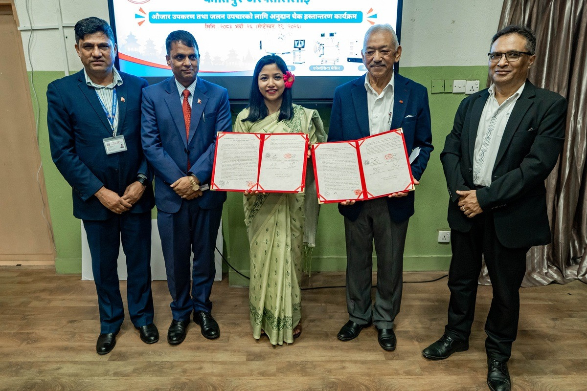 काठमाडौं । काठमाडौं महानगरपालिकाले लक्षित वर्गका जलनका पीडितलाई प्रतिव्यक्ति २ लाख रुपैयाँसम्म निःशुल्क उपचार उपलब्ध गराउने भएको छ । यसका लागि महानगरपालिकाले शुक्रवार जनस्वास्थ्य सरोकार ट्रस्ट (पीएचइसिटी)अन्तर्गत सञ्चालित कीर्तिपुर अस्पतालसँग सम्झौता गरेको छ । सम्झौताअनुसार विपन्न, हिंसा पीडित तथा बेवारिसे जलनका बिरामीले महानगरपालिकाको स्वास्थ्य शिक्षा समितिको सिफारिसमा कीर्तिपुर अस्पतालमा निःशुल्क उपचार पाउनेछन् । काठमाडौँ महानगरपालिका क्षेत्रमा बसोबास गर्ने स्थायी बासिन्दा, कानुनबमोजिम बसाइँसराइ गरी आएका व्यक्ति, महानगरका जनप्रतिनिधि, कर्मचारी तथा उनीहरूका परिवारका सदस्यसमेत यो सेवाका लाभग्राही सम्झौतामा उल्लेख छ । जलनका बिरामीको निःशुल्क उपचारका लागि काठमाडौं महानगरपालिकाले अस्पताललाई २ करोड रुपैयाँ उपलब्ध गराएको र त्यसमध्ये १ करोड रुपैयाँको ‘जलन उपचार कोष’का लागि छुट्याइएको छ भने बाँकी १ करोड रुपैयाँ अघिल्लो आर्थिक वर्षमा खरिद गरिएका स्वास्थ्य उपकरण तथा सामग्रीको भुक्तानीका प्रदान गरिएको हो । सम्झौताअनुसार बिरामीले क्याबिन, ईएचएस वा कस्मेटिक उपचार रोजेमा कोषबाट खर्च व्यहोर्ने छैन । चालु आर्थिक वर्षमा कोषको रकम खर्च हुन नसके आगामी आर्थिक वर्षमा खर्च गर्नुपर्नेछ । सम्झौता कार्यक्रममा बोल्दै महानगरकी कार्यवाहक प्रमुख सुनिता डंगोलले जलन पीडितलाई आर्थिक अभावका कारण उपचारबाट वञ्चित हुन नदिन कोष स्थापना गरिएको बताएकी छिन् । उनले आगलागी नियन्त्रणमा खटिने अग्नि नियन्त्रक, नगर प्रहरी, स्वास्थ्यकर्र्मी, जनप्रतिनिधि, कर्मचारी तथा महानगरवासीका लागि जलनबाट बच्ने उपायसम्बन्धी क्षमता विकास कार्यक्रम सञ्चालन गरिने समेत बताइन्। उनले जलन दुर्घटना न्यूनीकरण, प्राथमिक उपचार तथा सुरक्षा सम्बन्धी जनचेतनामूलक कार्यक्रम र तालिमसमेत गरिने बताएकी छिन् । उनले भनिन्, ‘कसैले जलन भोग्नु नपरोस् । भवितव्य प‍र्यो भने पैसा नभएर अस्पताल नलैजाने अवस्था नआओस् । बल्लबल्ल अस्पताल पु‍र्याएपछि विरामी छोडेर पैसाको खोज्न जानु नपरोस् । यसका लागि कोषको व्यवस्था गरेका हौँ। आगलागी नियन्त्रण गर्दा फ्रन्ट लाइनमा बसेर काम गर्ने अग्नि नियन्त्रक, नगर प्रहरी, स्वास्थ्यकर्मी, जनप्रतिनिधि, कर्मचारी र महानगरबासीलाई जलनबाट बच्ने उपायको क्षमता विकासका कार्यक्रम सञ्चालन गर्नेछौँ । जलनमा पर्नेलाई २ लाख रुपैयाँ सम्मको निःशुल्क उपचार प्रदान गर्नेछौँ ।’ सम्झौतापत्रमा महानगरपालिकाका स्वास्थ्य विभाग प्रमुख दीपककुमार केसी र कीर्तिपुर अस्पतालका कार्यकारी निर्देशक गौरी प्रधानले हस्ताक्षर गरेका छन् ।