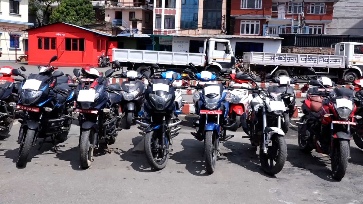 काठमाडौँ। काठमाडौं उपत्यकाबाट विभिन्न मितिमा हराएका ५० वटा दुई पाङ्ग्रे सवारी साधन खोजी गरी ट्राफिक प्रहरीले मंगलवार सम्बन्धित धनीलाई बुझाएको छ । मंगलवार काठमाडौं उपत्यका ट्राफिक प्रहरी कार्यालयमा आयोजित एक कार्यक्रममा कार्यालयका प्रहरी वरिष्ठ उपरीक्षक सुरेशप्रसाद काफ्लले ५० वटा दुई पाङ्ग्रे सवारी साधन सम्बन्धित धनीलाई हस्तान्तरण गरेका हुन् । काठमाडौं उपत्यका ट्राफिक प्रहरी कार्यालयमा प्राप्त निवेदनका आधारमा खोजी गर्ने क्रममा केही वास्तविक नम्बर प्लेटमा र केही नक्कली नम्बर प्लेट राखेको अवस्थामा सवारी साधन ट्राफिक प्रहरीले फेला पारेको थियो । सवारी साधन सम्बन्धित धनीलाई हस्तान्तरण गर्दै उनले अगामी दिनमा आफ्नो सवारी साधनमा सम्भव भएसम्म जिपिएस प्रणाली जडान गर्न आग्रह गरेका छन् । उनले जिपिएस प्रणाली जडान गरिएको खण्डमा बाइक ट्र्याक गरी खोजी गर्न सहज हुने उनको भनाइ छ । उनले भने, ‘अस्ति २८ भदौ राति करिव १ बजे एउटा बाइक हराएको थियो । हामीले त्यो बाइक केही घण्टामै खोजर ल्याउन सफल भएका छौँ । चोरलाई पनि सँगै समातेका छौँ । उहाँले त्यो बाइकमा एउटा सानो जिपिएस राखिदिनुभएको हुनाले त्यो बाइक खोज्न सहज भएको हो । त्यसकारण मेरो आग्रह के हो भने सकेसम्म आफ्नो बाइकमा सानो जिपिएस अथवा सुरक्षाका अरु उपाय समेत छन् । त्यसो गरिदिनुभयो भने यदि हराइहाल्यो भनेपनि खोज्न सजिलो हुन्छ । अगामी दिनमा बाइक पार्किङ गर्दा थोरै सजिलो ठाउँमा पार्किङ गरिदिनु होला ।’ प्रहरी वरिष्ठ उपरीक्षक काफ्लेले सुरक्षित स्थानमा बाइक पार्क गर्न पनि सबैमा आग्रह गरेका छन् ।