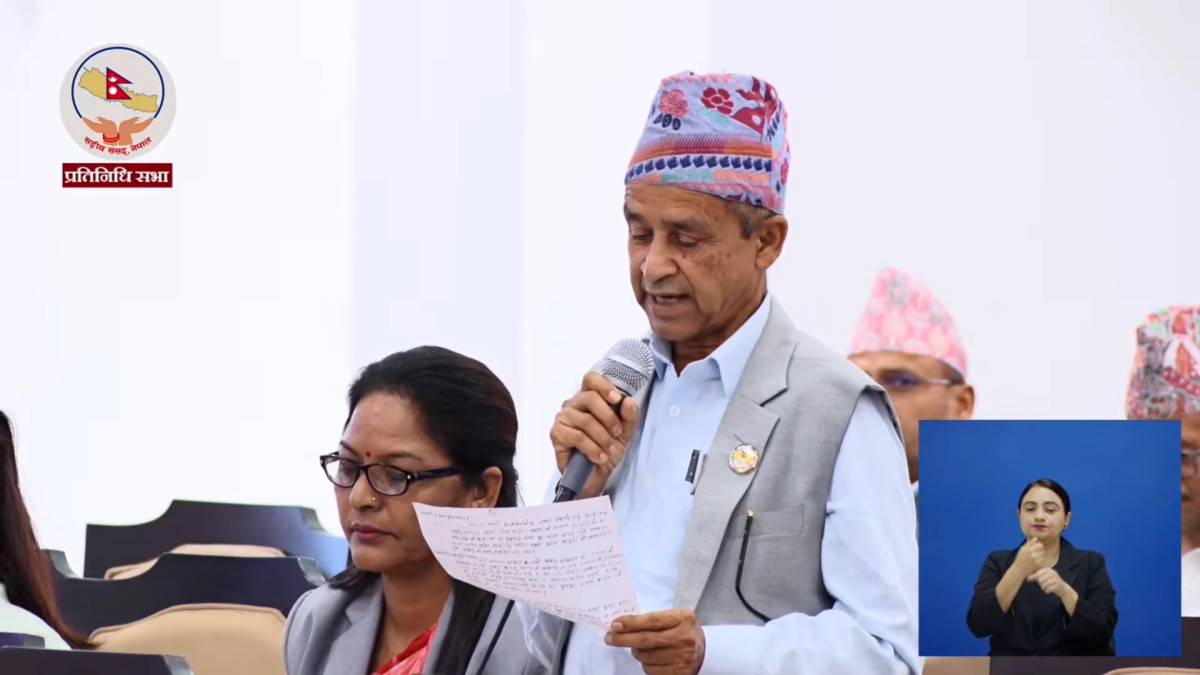 काठमाडौँ। नेकपा (एमाले)का सांसद चन्द्रेश्वर मण्डलले सुनसरीको देवानगञ्ज र सिराहाको गोलबजारमा साम्प्रदायिक तनावको घटनाबारे छानबिन समितिको प्रतिवेदन तत्काल सार्वजनिक गर्न सरकारसँग माग गरेका छन् । प्रतिनिधि सभाको बिहीवारको बैठकमा बोल्दै उनले हिन्दू र मुस्लिम समुदाय वर्षौंदेखि मिलेर बसेको भएपनि ती घटनाले दुई समुदायबीचको एकतामा गम्भीर असर पारेको बताएका छन् । सांसद मण्डलले चाडपर्वको मुखमा दैनिक उपभोग्य वस्तुको मूल्य बढढेको तथा अभाव हुन थालेको भन्दै सहज आपूर्तिको व्यवस्था गर्न सरकारको ध्यानाकर्षण गराएका छन् । उनले भारतको नयाँ दिल्लीमा सम्पन्न ब्रिक्स सम्मेलनमा नेपालको उपस्थिति नहुनु दुःखद भएको उल्लेख गर्दै मुलुकको परराष्ट्र नीतिमा समस्या भएको पो हो कि भन्दै ? प्रश्न गरेका छन् । उनले छिमेकी तथा मित्रराष्ट्रहरुसँगको सम्बन्ध सुमधुर बनाउन समेत सरकारको ध्यानाकर्षण गराएका छन् । उनले मधेस प्रदेशका ८ जिल्लाका करिब ८० हजार युवा लागूऔषको समस्यामा परेको भन्दै यसको नियन्त्रण गर्न पनि सरकारको ध्यानाकर्षण गराएका छन् । उनले भने, ‘हिन्दु धर्मावलम्बी एवं मुस्लिम समाज वर्षौँदेखि मिलेर बसेको समाज हो । तर देवानगञ्ज र सिराहाको गोलबजारको घटनाले दुई समाजबीच एकता तोडेको छ । छानबिन समितिले सरकारलाई बुझाएको प्रतिवेदन सार्वजनिक भएको छैन । प्रतिवेदन सार्वजनिक गरी दोषीलाई कडा कारबाही गर्न माग गर्न चाहन्छु । सम्माननीय सभामुख महोदय, देशमा महङ्गी आकाशिएको छ । खाना पकाउने ग्यास, आलु, प्याज, चिनी, खाने तेल जस्ता दैनिक उपभोग्य सामानको अभाव हुन थालेको छ । चाडपर्वको मुखमा जनसमुदाय कष्टकर जीवन यापन गर्न बाध्य हुने अवस्था आएको छ । घण्टौँ घण्टा लाइनमा बस्दा पनि ग्यास पाउँदैन, यसलाई सहज आपूर्तिको व्यवस्थापन गर्न सरकारको ध्यानआकर्षण गर्न चाहन्छु । हालै भारतमा सम्पन्न भएको बिमस्टेक सम्मेलनमा नेपालको उपस्थिति नहुनु दुःखद कुरा हो । विगतको सम्मेलनमा पूर्वप्रधानमन्त्री पुष्पकमल दाहालजीको उपस्थिति देखिन्छ, तर हालै सम्पन्न सम्मेलनमा नेपालको उपस्थिति नहुनुमा परराष्ट्र नीतिमा समस्या उत्पन्न भएको छ कि छ भन्ने तत्काल समाधान गरी छिमेकीसँगको सुमधुर सम्बन्ध कायम गर्न सरकारको ध्यानाकर्षण गर्न चाहन्छु ।’ मधेसको लाइफलाइनका रूपमा रहेको हुलाकी राजमार्गअन्तर्गत कमला पुलको निर्माण कार्य तिब्र बनाउन समेत उहाँले सरकारको ध्यानाकर्षण गराएका छन् ।