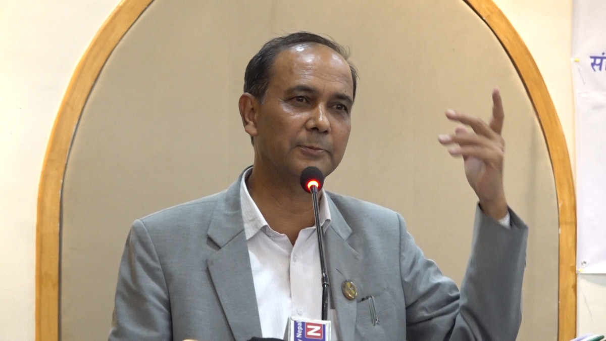 काठमाडौँ।राष्ट्रिय स्वतन्त्र पार्टीका सांसद मोहनलाल आचार्यले रास्वपा संविधान संशोधनका लागि प्रतिनिधि सभा र राष्ट्रिय सभामा छुट्टा–छुट्टै दुईतिहाइ बहुमत जुटाउनुपर्छ भन्ने पक्षमा रहेको बताएका छन् । बिहीवार काठमाडौंमा आयोजित ‘संविधान कार्यान्वयनको दोस्रो दशकः अवसर र चुनौती’ विषयक कार्यक्रममा बोल्दै आचार्यले रास्वपाले दुवै सदनको मत जोडेर दुईतिहाइ पुर्याउने उद्देश्य नराखेको दाबी गरेका हुन् । दुवै सदनमा छुट्टा–छुट्टै दुईतिहाइ बहुमत बनाइ अघि बढ्ने हो भने सर्वोच्च अदालतको पछिल्लो फैसलाले असर नगर्ने उनको भनाइ छ । रास्वपाले पनि दुवै सदनमा छुट्टा–छुट्टै दुईतिहाइ बहुमत पुर्याउने कुरा नै चाहेको र सोहीअनुसार अदालतको फैसला आएको स्पष्ट पारे । उनकाअनुसार सर्वोच्चको उद्देश्य दुवै सदनको छुट्टाछुट्टै बैठकबाट छुट्टाछुट्टै दुईतिहाइ बहुमत जुटाएर संविधान संशोधन गर्ने हो । त्यसका लागि सबै राजनीतिक दलबीच सहमति कायम गरेर अघि बढ्ने हो भने सर्वोच्चको फैसलाबाट असर नपर्ने उनको भनाइ छ । सर्वोच्च अदालतले बुधवार प्रतिनिधि सभा नियमावली–२०८३ का नियम १४०(११) र २५९ कार्यान्वयन नगर्न अन्तरिम आदेश दिएको थियो । नियम १४०(११) ले प्रतिनिधि सभा र राष्ट्रिय सभाको मत जोडेर दुईतिहाइ पुगे संविधान संशोधन विधेयक प्रमाणीकरणका लागि पठाउन सकिने व्यवस्था गरेको छ । सर्वोच्चको आदेशपछि संविधान संशोधनका लागि दुवै सदनमा छुट्टाछुट्टै दुईतिहाइ बहुमत आवश्यक हुने अवस्था बनेको छ । आचार्यले भने, ‘हिजोको सर्वोच्च अदालतको फैसलाका सन्दर्भमा मेरो भनाइ यति मात्र हो,राष्ट्रपतिले दुवै सदनमा अलग–अलग दुईतिहाइ बहुमत पु¥याएर निर्णय गर्ने र सबै दलको सहमति जुटाउने उद्देश्य राख्नुभएको हो । त्यसैले आम सहमतिको आधारमा अघि बढ्ने हो भने हिजोको फैसलाले हामीलाई असर गर्दैन । अर्को कुरा, हामी सङ्घीय प्रणालीमा गइसकेपछि त्यसलाई कसरी बलियो बनाउने भन्नेमा केन्द्रित हुनुपथ्र्यो । तर हाम्रो विडम्बना के भयो भने कुनै प्रणाली लागू गर्नेबित्तिकै त्यसको आलोचना शुरु गरिहाल्यौँ । सङ्घीयता मन परे पनि नपरे पनि अब यसलाई प्रभावकारी बनाउनेतर्फ लाग्नुपर्छ । सङ्घीय प्रणालीमा सबैभन्दा महत्वपूर्ण विषय सङ्घ, प्रदेश र स्थानीय तहको अधिकार क्षेत्र स्पष्ट गर्ने हो । विश्वका सङ्घीय मुलुकहरूमा पनि ’लिस्ट अफ कम्पिटेन्सी’ मा व्यापक छलफल हुन्छ । तर हामीले अधिकार बाँडफाँडको विषयमा पर्याप्त छलफल गर्न सकेनौँ । अब भने सङ्घीय प्रणालीलाई बलियो बनाउन यही विषयमा गम्भीरतापूर्वक काम गर्नुपर्छ ।’ आचार्यले भने राजनीतिक दलहरूले जानाजान असहयोग गर्ने अवस्था आए मात्रै दुवै सदनको मत जोडेर दुईतिहाइ पुर्याउने विकल्पबारे सोच्न सकिने बताएका छन् । तर राष्ट्रपतिले त्यस्तो बाटो रोज्न खोजेको आफ्नो बुझाइ नरहेको उनको भनाइ छ । उनले सर्वोच्चको फैसलालाई लिएर शंका गर्नुपर्ने अवस्था नरहेको पनि सपष्ट पारेका छन् ।