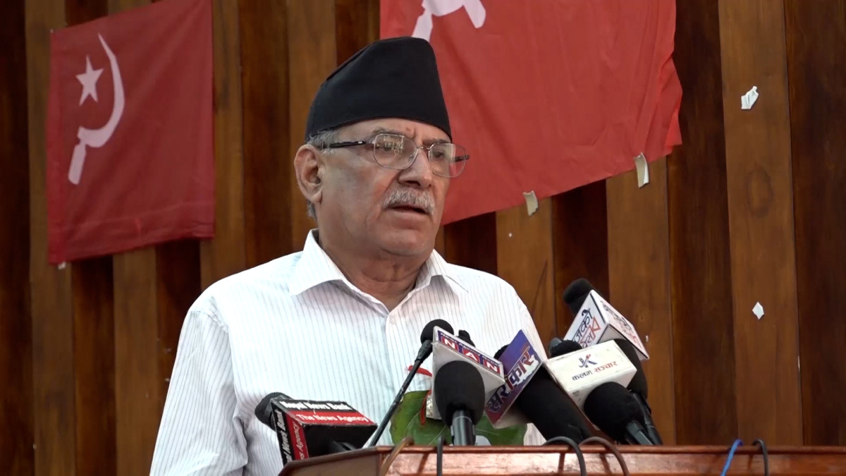 काठमाडौँ। नेपाली कम्युनिष्ट पार्टी (नेकपा)का संयोजक पुष्पकमल दाहालले साम्राज्यवादी अमेरिकी दलालहरुले पुराना राजनीतिक दल र नेताहरूले ३५ वर्षमा केही पनि गरेनन् भन्ने भाष्य निर्माण गरेर जनतालाई भ्रमित पार्ने काम गरेको भन्दै आक्रोश व्यक्त गरेका छन् । शुक्रवार काठमाडौंमा आयोजित अखिल नेपाल किसान महासंघको केन्द्रिय समितिको पूर्ण बैठकलाई सम्बोधन गर्दै उनले सामाजिक सञ्जालका अल्गोरिदममार्फत पुराना दल र नेताहरूले गरेका कामबारे गलत धारणा निर्माण गरिएको भन्दै आपत्ति जनाएका छन् । उनले मध्यपहाडी लोकमार्ग, उत्तर–दक्षिण करिडोर, मदन भण्डारी राजमार्ग र हुलाकी मार्ग निर्माण तथा विस्तारका निर्णय पुराना राजनीतिक नेतृत्वकै पालामा भएको दाबी गरेका छन् । संयोजक दाहालले ऊर्जा क्षेत्रमा समेत महत्वपूर्ण काम भएको जिकिर गरे । उनले नेपालमा ऊर्जा क्रान्तिको आवश्यकता औँल्याउँदै विद्युत उत्पादन र निर्यातको अवधारणा अघि बढाउने तथा लोडसेडिङ अन्त्य गर्ने कार्य आफ्नै पालमा भएको दाबी पनि गरेका छन् । उनले भने, ‘अहिले साम्राज्यवादी अमेरिकी दलालहरुले भन्ने गरेका छन्, पुराना पार्टी र नेताहरुले केही पनि गरेनन् ३५ वर्षमा भनेर सबै बिगार्ने काम मात्र गरे भनेर एउटा भाष्य बनाएको छ र जनताको दिमागमा अल्गोरिदममार्फत यस्तो म्यानिपुलेसन र षड्यन्त्र गरेका छन् कि हामीले एउटै राम्रो काम गरेनौँ जस्तो । मध्यपाहाडी लोकमार्ग निर्माण गर्ने निर्णय कसले गरायो । उत्तरदक्षिण करिडोर कसले बनाउने निर्णय गर्यो ? मदन भण्डारी राजमार्ग बनाउने कुरा कसले गरायो ? तराईमा हुलाकी मार्गलाई अगाडि बढाउने काम कसले गर्यो ? अघि एउटा कमरेडले हामीले उर्जामा केही पनि गरेनौँ भन्नुभयो । गर्नुपर्ने उर्जामा हो । उर्जा हाम्रो लागि ठूलो सम्पती हो भनेर नै देशभित्र उर्जा क्रान्ती गर्नुपर्छ कसले भन्यो ? १० हजार मेगावाटको विद्युत् निर्यातको कुरा मात्र होइन, नेपालमा लोडसेडिङ अन्त्य कसले गर्यो ?’ उनले पुराना तथा स्थापित राजनीतिक दलहरुको योगदानलाई बेवास्ता गर्न नहुने भन्दै आफूले गरेका कामहरु प्रचारप्रसारमा लाग्न समेत नेता कार्यकर्तालाई निर्देशन दिएका छन् ।