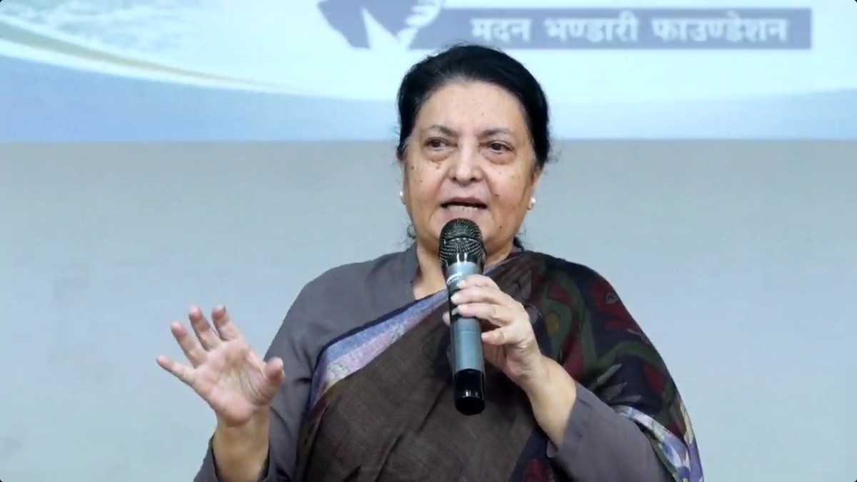 काठमाडौँ। पूर्वराष्ट्रपति विद्यादेवी भण्डारीले शक्ति राष्ट्रहरूबीचको प्रतिष्पर्धाका कारण उत्पन्न जलवायु तथा वातावरणीय समस्याको नेपालले मार खेप्न नहुने बताएका छन् । शनिवार काठमाडौंमा आयोजित ‘हिमाल, जलवायु र विपद् अन्तरसंवाद’ कार्यक्रममा बोल्दै उनले शक्ति राष्ट्रहरूले गर्ने अत्याधिक खर्च र विकासका कारण उत्पन्न जलवायु परिवर्तनको असर नेपालजस्ता कमजोर मुलुकले भोग्नुपरेको बताएकी छिन् । पूर्वराष्ट्रपति भण्डारीले जलवायु परिवर्तनको असर न्युनिकरण तथा संरक्षणका लागि शक्ति राष्ट्रहरूले गर्ने खर्च र उनीहरूले गर्ने विकासको स्तरबीचको सम्बन्धबारे प्रश्न उठाएकी छिन् । उनले जलवायु परिवर्तनको असरमा वर्गीयता समेत प्रकट भएको बताइन् । हिन्दकुश हिमालय क्षेत्रका राष्ट्रहरूको आवाज अन्तर्राष्ट्रिय मञ्चमा बलियो रूपमा उठाउन इसिमोड जस्ता संस्थाको भुमिका महत्वपूर्ण रहेको उनको भनाइ छ । संयुक्त राष्ट्रसंघमा शक्तिशाली राष्ट्रहरूको प्रभाव बढी हुने र नेपालजस्ता मुलुकसँग त्यस्तो प्रभावकारी शक्ति नरहेको उल्लेख गर्दै उनले सामूहिक रूपमा आवाज उठाउनुपर्ने बताइन् । उनले हिमाल तथा पहाडी क्षेत्र कमजोर बन्दै गएको विषय आजको मात्रै नभई लामो समयदेखि देखिँदै आएको समस्या भएको बताएकी छिन् । हिमाल तथा पहाडको संरक्षणका लागि त्यसअनुसारको नीति र कार्यक्रम बनाउनुपर्नेमा उनले जोड दिइन् । विकास र प्रविधिको तिब्र विस्तारसँगै त्यसका नकारात्मक असर पनि बढिरहेको उनको भनाइ छ । विद्युत अभाव हुँदा कोइला प्रयोग गर्ने, यातायातका लागि पेट्रोलियम पदार्थमा निर्भर हुनेलगायतका गतिविधिले वातावरणमा थप असर पारिरहेको उनले बताइन् । उनले जलवायु परिवर्तनमा मानव सिर्जित कारणको भुमिका महत्वपूर्ण रहेको उल्लेख गर्दै त्यसलाई न्युनिकरण गर्न विकसित प्रविधि र स्रोतसाधनको प्रयोग वातावरण संरक्षणमै केन्द्रित गर्नुपर्ने बताएकी छिन् । उनले भनिन् , ‘शक्ति राष्ट्रहरूको प्रतिष्पर्धाको हामी पीडित बन्नु हुँदैन । तर जलवायु परिवर्तनको असर र त्यसबाट हुने क्षति हेर्दा संसार वर्गीय रहेछ भन्ने देखिन्छ । शक्ति राष्ट्रहरूले विकास र प्रविधिमा ठूलो खर्च गरे पनि जलवायु परिवर्तनबाट हुने असर न्युनिकरण र संरक्षणमा त्यहीअनुसार लगानी भएको देखिँदैन । हिन्दकुश क्षेत्रका राष्ट्रहरूको आवाज संयुक्त राष्ट्रसंघलगायत अन्तर्राष्ट्रिय मञ्चमा बलियो रूपमा उठ्नुपर्छ । हाम्रो भिटो छैन, हाम्रो आर्थिक र राजनीतिक शक्ति पनि सीमित छ। त्यसैले सामूहिक रूपमा आवाज उठाउनु आवश्यक छ । हाम्रा पहाड र हिमाल कमजोर हुँदै गएको विषय आजको मात्र होइन, धेरै अघिदेखि उठ्दै आएको हो । मानव सिर्जित समस्याले यसलाई थप जटिल बनाएको छ । विकास र प्रविधिको नकारात्मक प्रभाव पनि यसमा जोडिएको छ । त्यसैले हिमाल, पहाड र समग्र पर्यावरण संरक्षणका लागि आवश्यक लगानी र नीति निर्माण गर्नुपर्छ । हिन्दकुश क्षेत्रका देशहरूबीच सहकार्य गरेर अन्तर्राष्ट्रिय मञ्चमा साझा आवाज उठाउनु अहिलेको आवश्यकता हो ।’ नेपाल आर्थिक तथा राजनीतिक रूपमा समेत कमजोर अवस्थामा रहेको उल्लेख गर्दै पूर्वराष्ट्रपति भण्डारीले अन्तर्राष्ट्रिय मञ्चमा नेपालको आवाज बलियो बनाउन हिन्दकुश हिमालय क्षेत्रका देशहरूबीच सहकार्य आवश्यक रहेको बताएकी छिन् ।
