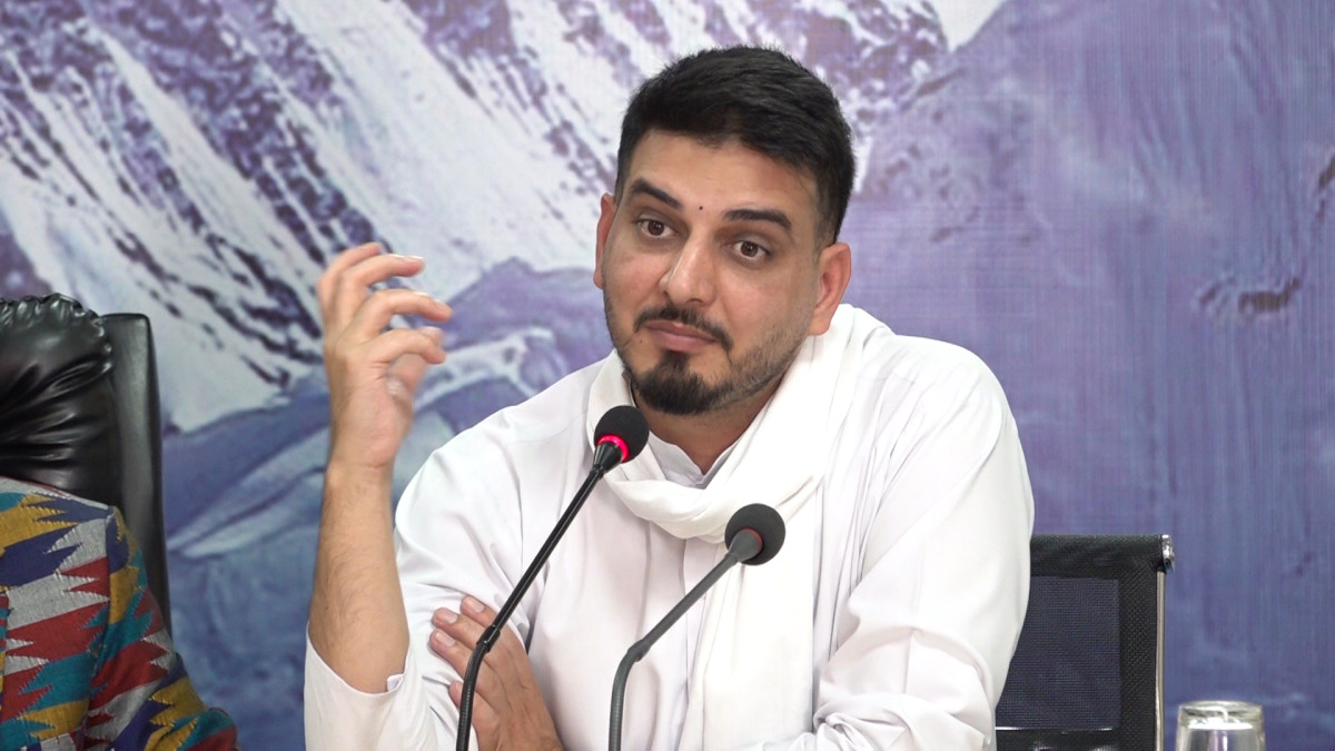 काठमाडौँ। सरकारले रसुवा बाढीबाट प्रभावित बस्तीहरूको पुनर्निर्माणका लागि अब पुरानो स्थानमै पुनस्र्थापना गर्ने साटो ‘टाउनसिप’ मोडेलमा सुविधासम्पन्न शहर निर्माण गर्ने नयाँ योजना अघि सारेको छ । पूर्वाधार विकासमन्त्री सुनिल लम्सालले सोमवार सिंहदरबारमा बसेको पूर्वाधार विकास समितिको बैठकमा विपद्पछिको पुनर्निर्माणलाई थप प्रभावकारी र व्यवस्थित बनाउन सरकारले कानून संशोधन गरी विपद् प्राधिकरणलाई शक्तिशाली बनाउने तयारी गरिरहेको जानकारी दिएका छन् । मन्त्री लम्सालले भूकम्पबाट क्षति पुगेका क्षेत्रहरूमा अब पुरानै शैलीमा पुनर्निर्माण गर्नुभन्दा एकीकृत शहरी पूर्वाधारसहितको नयाँ बस्ती विकास गर्ने सरकारको प्राथमिकता रहेको बताएका छन् । मन्त्री लम्सालले पुनर्निर्माणका लागि छुट्टै प्राधिकरण गठन गर्नुभन्दा विद्यमान विपद् प्राधिकरणलाई नै थप शक्तिशाली र अधिकारसम्पन्न बनाउने नीति सरकारले लिएको स्पष्ट पारेका छन् । अहिलेको विपद्ले पालिकाहरूको स्रोतसाधन र क्षमताको सीमा प्रस्ट्याएकाले सोहीअनुसार कानूनी व्यवस्थामा सुधार गर्न लागिएको उनको भनाइ छ । मन्त्री लम्सालले भने , ‘सम्भव भएसम्म पुनर्निर्माणका आयोजनाहरू टेण्डर प्रक्रियामा गइसकेका छन् । सडक, कनेक्टिभिटी र खानेपानीजस्ता पूर्वाधारको पुनर्निर्माण सम्बन्धित निकायबाटै अघि बढाइनेछ । तर बस्ती पुनस्र्थापनाका लागि भने विगतको भूकम्पपछिको पुनर्निर्माणभन्दा फरक अवधारणा अपनाउनुपर्ने देखिएको छ । जोखिमयुक्त स्थानमा रहेका बस्तीलाई सोही ठाउँमा पुनःस्थापना नगरी नजिकै सुरक्षित स्थानमा नयाँ टाउनसिप विकास गरी अस्पताल, विद्यालय, उद्योगलगायत आवश्यक पूर्वाधारसहित व्यवस्थित पुनस्र्थापना गर्ने योजना छ । यसका लागि नयाँ प्राधिकरण गठन गर्नुभन्दा विपद् जोखिम न्युनिकरण तथा व्यवस्थापन प्राधिकरणलाई नै कानूनी रूपमा थप अधिकारसम्पन्न बनाएर पुनर्निर्माणको नेतृत्व गर्ने निकायका रूपमा विकास गर्ने तयारी भइरहेको छ । स्थानीय तहलाई आवश्यक स्रोत र कानुनी आधार उपलब्ध गराउने व्यवस्था पनि गरिनेछ । यससम्बन्धी आवश्यक कानुनी संशोधनसहितको विधेयक चाँडै अघि बढाउने तयारी भइरहेको छ ।’ मन्त्री लम्सालले यस सम्बन्धी विधेयक छिट्टै संसदमा पेश गर्ने र पालिकाहरूलाई विपद् व्यवस्थापनमा स्रोतसाधनको अभाव हुन नदिने प्रतिवद्धता व्यक्त गरेका छन् । सडक विभाग, खानेपानीलगायतका क्षेत्रगत निकायहरूसँगको समन्वयमा पुनर्निर्माणको कामलाई तिब्रता दिने सरकारको योजना छ ।