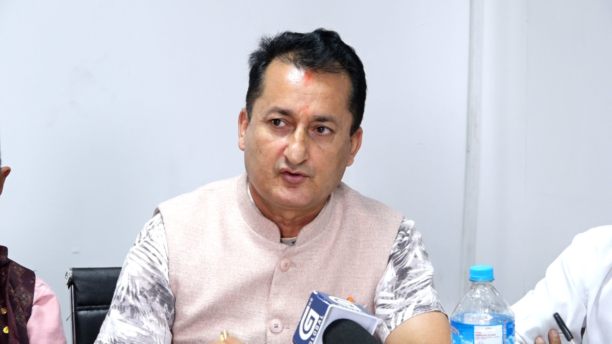 काठमाडौँ। नेपाल यातायात व्यवसायी राष्ट्रिय महासंघका अध्यक्ष पुण्यप्रसाद सिटौलाले सरकारले पेट्रोलियम पदार्थको मूल्यवृद्धि नगरेमा यातयात भाडा पनि नबढ्ने बताएका छन् । यातयात व्यवस्था विभागले चाडपर्वलाई लक्षित गरी आयोजना गरेको छलफल कार्यक्रममा उनले अन्तर्राष्ट्रिय बजारमा पेट्रोलियम पदार्थको मूल्य बढेपनि नेपालमा सरकारले चाडवर्पको समयमा मुल्य बढाउन नहुने बताएका छन् । उनले पेट्रोलियम पदार्थको मूल्य यथावत् रहेमा सार्वजनिक यातायातको भाडा वृद्धि गर्न नहुने बताएका छन् । राज्यले पेट्रोलियम पदार्थमा थप घाटा व्यहोर्नुपर्ने अवस्था आएपनि कम्तीमा एक महिनासम्म मूल्यवृद्धिको भार उपभोक्तामाथि नथोपर्न उनले सरकारसँग आग्रह गरेका छन् । उनले सरकारले तोकेको भाडादरभन्दा बढी रकम असुल्ने अवस्था आउन नदिन आधिकारिक टिकट काउन्टर र सम्बन्धित व्यक्तिको नियमित अनुगमन आवश्यक रहेको बताएका छन् । बस, मिनीबस, माइक्रोबसलगायत सवारीसाधनको वर्गअनुसार सरकारले तोकेको भाडा नै लागू हुनुपर्नेमा उनले जोड दिएका छन् । उनले यात्रुलाई आधिकारिक काउन्टरबाट मात्रै टिकट लिन पनि आग्रह गरेका छन् । उनले भने, ‘आजको मितिबाट पेट्रोलियम पदार्थ अन्तराष्ट्रिय क्षेत्रबाट बढेर आयो भने पनि नेपाल सरकारले बढाउन भएन, पेट्रोलियम पदार्थको मूल्यलाई जतिसुकै घाटा पर्छ, राज्यले एक महिना सहनुपर्छ । तर मुल्य बढेर नआओस् यो कामना गर्छु । यदि पेट्रोलियम पदार्थको मूल्य अब बढ्नु हुँदैन । पेट्रोलियम पदार्थको कुनैपनि किसिमको मूल्य वृद्धि भएन भने तोकिएअनुसारको भाडा नै कायम रहन्छ । सरकारले पेट्रोलियम पदार्थको मूल्य बढाएमा बाध्य भएर भाडा बढाउनुपर्ने हुन्छ । नत्र तोकिएको ठाउँमा कुनै पनि हालतले भाडा बेसी लिदैनन्, तोकिएको भाडामा टिकट पाउँछ ।’ अध्यक्ष सिटौलाले अनलाइन टिकटिङ तथा प्रविधिमैत्री यातायात प्रणाली कार्यान्वयनमा सरकारी निकायले अवरोध गरिरहेको पनि आरोप लगाएका छन् । प्रविधिसम्बन्धी कार्यविधि स्वीकृत भएर विभागमा पुगेको भएपनि कार्यान्वयनमा ढिलाइ भइरहेको उनको भनाई छ । उनले तत्काल अनलाइन टिकटिङसम्बन्धी कार्यविधि कार्यान्वयन गर्न सरकारसंग माग गरेका छन् । प्रविधिको प्रयोगमार्फत टिकटिङ प्रणालीलाई पारदर्शी र व्यवस्थित बनाउन व्यवसायीहरू तयार रहेको उनको भनाई छ । उनले अग्रिम टिकट बुकिङ खोल्ने मिति तोक्न हतार नभएको पनि बताएका छन् । सबै तयारी गरेर असोज १५ भित्र टिकट बुकिङको मिति घोषणा गर्ने उनको भनाई छ ।