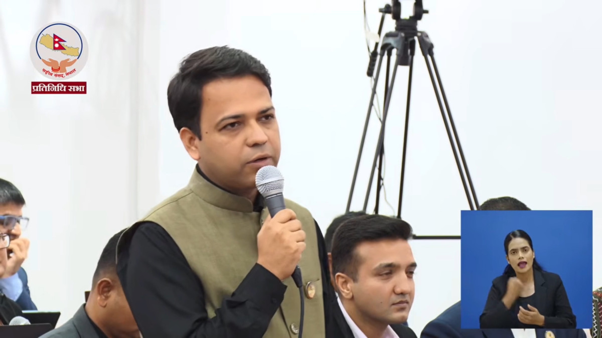 काठमाडौं । राष्ट्रिय स्वतन्त्र पार्टी (रास्वपा) का महामन्त्री एवं सांसद विपिन आचार्यले सरकारी संयन्त्रमा व्याप्त सरुवा र बढुवाको अस्वस्थ अभ्यासप्रति चिन्ता व्यक्त गरेका छन् । बिहीवार बसेको प्रतिनिधि सभाको बैठकमा बोल्दै सांसद आचार्यले नातागोता र नजिकका मानिसहरूबाटै हुने ‘स्वार्थप्रेरित’ दबाबलाई रोक्न सरकारले तत्काल स्वायत्त सरुवा बोर्ड गठन गर्नुपर्ने माग गरेका हुन् । सांसद आचार्यले आफू राजनीतिमा आएपछि सबैभन्दा बढी दबाब सरुवा र बढुवाका लागि झेल्नुपरेको तीतो यथार्थ रहेको बताएका छन् । उनले सुशासन र पारदर्शिताको ठूला कुरा गर्नेहरू नै व्यक्तिगत स्वार्थका लागि शक्तिको केन्द्र धाउने गरेको भन्दै व्यंग्य गरेका छन् । उनले भने, ‘राजनीतिमा आएपछि मैले सबैभन्दा बढी झेलेको समस्या नै सरुवा र बढुवाको हो । सुशासनको कुरा गर्नेहरूसमेत मेरो घरमा नातावाद र कृपावाद खोज्दै आउनुहुन्छ ।’ सांसद आचार्यले आफूले यस्ता आग्रहहरूलाई विधि र पद्धतिभन्दा बाहिर गएर सम्बोधन गर्न नसकिने भन्दै फर्काउने गरेको स्पष्ट पारेका छन् । उनले आफ्नो पार्टीको वाचापत्रमा उल्लेख गरिएको प्रतिवद्धता स्मरण गराउँदै भने, ‘हाम्रो बाचापत्रको बुँदा नम्बर ८ मा स्वायत्त सरुवा बोर्ड गठन गर्ने उल्लेख छ । जसले निश्चित विधि र पूर्वानुमानका आधारमा काम गर्छ । सरकारले यो बोर्ड जतिसक्दो चाँडो गठन गर्नुपर्छ ।’ उनले ठट्टा र कटाक्षको शैलीमा भने, ‘यदि यो व्यवस्था नभए आउँदो दसैँमा आफ्नै इष्टमित्रबाट टीका र आशीर्वाद पाउनु त कता हो कता, काम भएन भनेर सराप पो पाइन्छ कि भन्ने डर छ । यो सरापबाट मलाई बचाइदिनुपर्यो सरकार ।’ सांसद आचार्यको यो अभिव्यक्तिले निजामती प्रशासन र राजनीतिक वृत्तमा लामो समयदेखि जरो गाडेर बसेको ‘भनसुन’ र ‘पहुँच’को प्रवृत्तितर्फ पुनः एकपटक गम्भीर प्रश्न खडा गरिदिएको छ ।